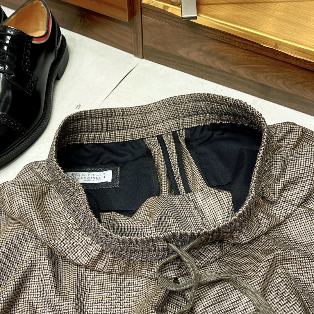 NO:508564,[Classic color knitted jacquard houndstooth wool simple and versatile catwalk elastic waist drawstring design casual shorts” Classic color knitted jacquard pattern has both retro charm and modernity, and can add a unique charm to the wearer. The material of wool ensures the comfort and warmth of the shorts, and can keep warm even in cold weather. The simple and versatile design makes this shorts easy to match with various tops and shoes, showing different styles in casual occasions and formal occasions. The elastic waist and drawstring design provide a better wearing experience, and can adjust the waist circumference according to personal preferences and body curves, which is both comfortable and convenient. The design of the catwalk has brought the fashion sense of this shorts to a new level, and is full of creativity and personality in styles and colors. Whether it is matched with shirts, T-shirts or sweaters, it can show different styles and charms.  In general, this classic color woven jacquard houndstooth wool simple and versatile catwalk elastic waist drawstring design casual shorts is a very excellent fashion item, and it is worth a try in terms of material, design and practicality. M-3XL, shorts, shirts, tees, t-shirt, alexander wang19860909【经典色织提花千鸟格羊毛简约百搭走秀款松紧腰抽绳设计休闲短裤」经典色织提花千鸟格图案,既具有复古韵味又不失现代感,能够为穿着者增添一份独特的魅力.羊毛的材质保证了短裤的舒适度和保暖性,即使在寒冷的天气里也能保持温暖. 简约百搭的设计使得这款短裤能够轻松搭配各种上衣和鞋子,无论是休闲场合还是正式场合都能展现出不同的风格.松紧腰和抽绳设计则提供了更好的穿着体验,可以根据个人喜好和身体曲线调整腰围,既舒适又方便. 走秀款的设计更是将这款短裤的时尚感提升到了一个新的高度,无论是款式还是颜色搭配都充满了创意和个性.无论是搭配衬衫、T恤还是针织衫,都能展现出不同的风格和魅力. 总的来说,这款经典色织提花千鸟格羊毛简约百搭走秀款松紧腰抽绳设计休闲短裤是一款非常优秀的时尚单品,无论是从材质、设计还是实用性方面来看都值得一试.M-3XL,,shorts,shirts,tees，t-shirt,alexander wang,Men's clothing