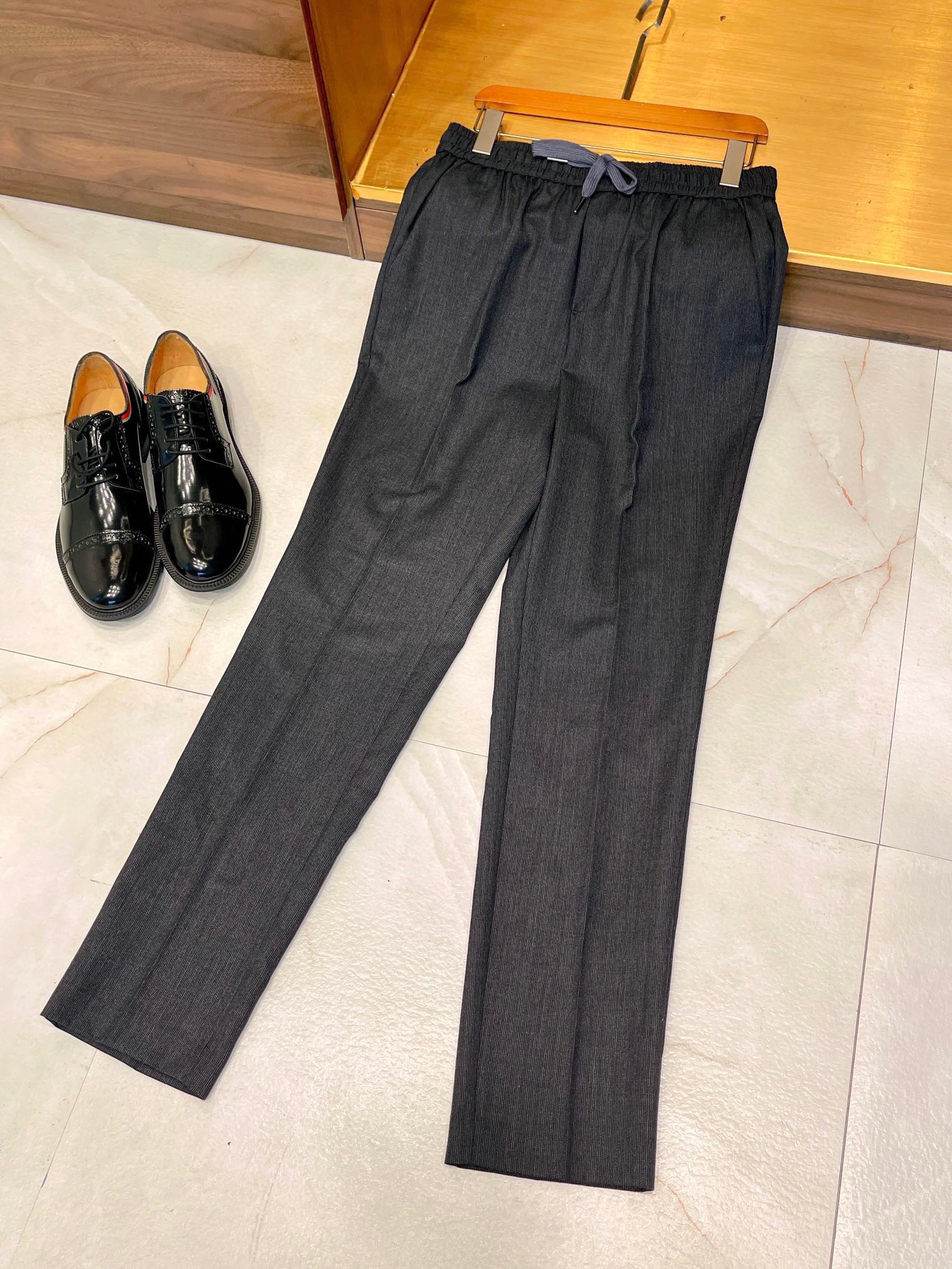 NO:154973,【Combined with leisure and business!  The convenient drawstring waist with high-strength jacquard wool fabric casual business versatile trousers] presents you a casual business versatile trousers designed specifically for modern urban life. This trousers cleverly combines casual style with business formal wear elements, aiming to provide you with the perfect choice for those who pursue both fashion and comfort. The waist adopts an innovative drawstring design, which is convenient for adjusting elasticity and tightness without losing the sense of fashion. Whether it is daily casual or formal business occasions, you can easily deal with it without worrying about waist discomfort. The addition of drawstring makes this trousers more in line with the fast-paced lifestyle of modern people. The high-subscription jacquard wool fabric is not only soft and delicate in the hand, but also has good breathability and warmth. The jacquard pattern gives the trousers a unique visual effect, allowing simple trousers to become the highlight of your wardrobe.  The trousers are designed to meet the formal requirements of business occasions, and are not without a casual and relaxing atmosphere. Whether you are attending important meetings with shirts and leather shoes, or spending a leisurely weekend with T-shirts and sneakers, you can show your taste and style. Simple tailoring and classic color selection ensure the versatility of this trousers. Whether you want to create a professional image or pursue a fashionable and casual style, these trousers can easily integrate into your various looks and become a universal item in your closet. We are committed to providing you with a high-quality wearing experience. The trousers are also uncompromising in details, from stitching to buttons, every detail has been carefully processed to ensure the durability and comfort of the product.  Choose this casual business versatile trousers now, so that your every trip is full of confidence and comfort, and you can show your unique fashion attitude whether in the office or in your leisure time. 48-56,,sneakers,shirts,tees,t-shirt,alexander wang19860909【休闲与商务结合！便捷的抽绳款腰头搭配高支提花羊毛面料休闲商务百搭西裤】呈现给您一款专为现代都市生活设计的休闲商务百搭西裤.这款西裤巧妙地将休闲风格与商务正装元素结合,旨在为追求时尚与舒适并重的您提供完美的选择. 腰头采用了创新的抽绳设计,既方便调节松紧,又不失时尚感.无论是日常休闲还是正式商务场合,您都可以轻松应对,无需担心腰围不适的问题.抽绳的加入,让这款西裤更加贴合现代人的快节奏生活方式. 精选高支数的提花羊毛面料,不仅手感柔软细腻,而且具有良好的透气性和保暖性.提花图案赋予了西裤独特的视觉效果,让简单的西裤也能够成为您衣橱中的亮点. 这款西裤在设计上既符合商务场合的正式要求,又不失休闲的轻松氛围.无论是搭配衬衫和皮鞋出席重要会议,还是搭配T恤和运动鞋度过悠闲周末,都能展现出您的品味与格调. 简洁的剪裁和经典的颜色选择,确保了这款西裤的百搭性.无论您是想要打造专业形象,还是追求时尚休闲的风格,这款西裤都能轻松融入您的各种造型,成为您衣橱中的万能单品. 我们致力于为您提供高品质的穿着体验.这款西裤在细节上也毫不妥协,从缝线到扣子,每一个细节都经过精心处理,确保了产品的耐用性和舒适度. 立即选择这款休闲商务百搭西裤,让您的每一次出行都充满自信与舒适,无论是在办公室还是在休闲时光,都能展现您独特的时尚态度. 48-56,,sneakers,shirts,tees，t-shirt,alexander wang,Men's clothing