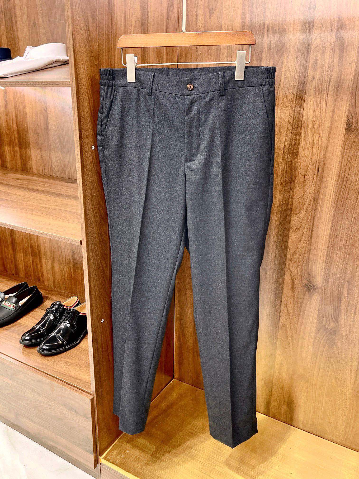 NO:499719,[Vertical elastic waist design Imported 80 double-strand wool fabrics, four-season 310G/M trousers] Explore the wearing experience of fashion and comfort. This versatile elastic waist design uses imported 80 double-strand wool fabrics, weighing 310g/square meter, adding a touch of classic and elegance to your four-season wardrobe. The delicateness and softness of the 80 double-strand wool fabrics not only ensure the high-end texture of the trousers, but also provides excellent warmth and breathability, suitable for spring, summer, autumn and winter.  The elastic waist design brings unparalleled comfort and convenience to this trouser, which can be easily controlled whether it is daily casual or business occasions. The elastic design of the elastic waist belt allows the wearer to avoid worrying about size limitations, while keeping the trousers neat and neat. In addition, the elastic waist can adapt to different figures and provide a more personalized wearing experience. The weight of the fabric of 310 grams per square meter ensures the drape and clarity of the trousers, and can maintain a good shape even after wearing for a long time. The gloss and texture of the imported fabrics further enhance the overall wear level. Whether it is matched with a formal shirt or a casual top, it can show the wearer's taste and style.  This trousers is a must-have item in the wardrobe of every man who pursues both fashion and comfort. It is not only suitable for all occasions, but also a pursuit of quality life. Choose this trousers to make you feel confident and demeanor every time you travel. 48-56,,shirts,alexander wang19860909【百搭款松紧腰设计进口80支双股羊毛面料四季款310G/M西裤长裤】探索时尚与舒适并存的穿着体验,这款百搭款松紧腰设计的西裤长裤,采用进口80支双股羊毛面料,重量为310克/平方米,为您的四季衣橱增添一抹经典与优雅.80支双股羊毛面料的细腻与柔软,不仅保证了西裤的高级质感,还提供了卓越的保暖性和透气性,适合春、夏、秋、冬四季穿着. 松紧腰设计为这款西裤带来了无与伦比的舒适度和便利性,无论是日常休闲还是商务场合,都能轻松驾驭.松紧腰带的弹性设计,让穿着者无需担心尺寸的限制,同时保持了西裤的整洁与利落.此外,松紧腰还能够适应不同的身形,提供更加个性化的穿着体验. 310克/平方米的面料重量,确保了西裤的垂坠感和挺括度,即使在长时间穿着后,也能保持良好的形态.进口面料的光泽与质感,更是提升了整体的穿着档次,无论是搭配正装衬衫还是休闲上衣,都能展现出穿着者的品味与格调. 这款西裤长裤是每一位追求时尚与舒适并重的男士衣橱中的必备单品.它不仅适合各种场合,更是对品质生活的一种追求.选择这款西裤,让您的每一次出行都充满自信与风度. 48-56,,shirts,alexander wang,Men's clothing