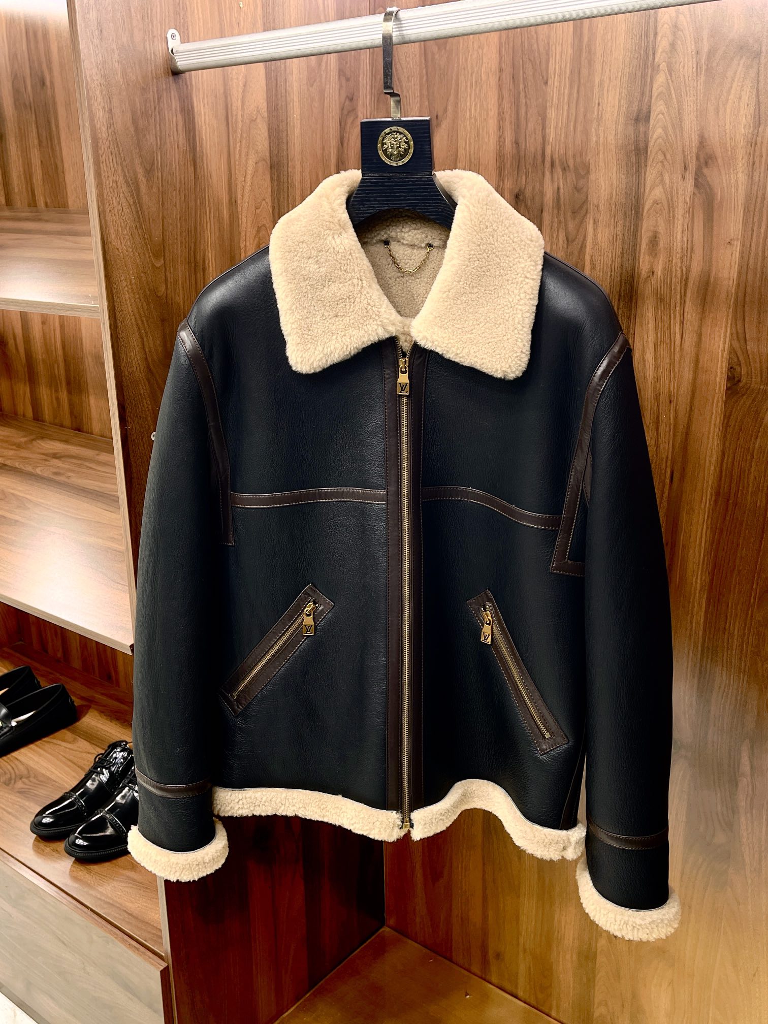 NO:675332,【The big news is coming!  Lvjia rivet design with high cold resistance and thermal insulation coefficient imported Australian fur one-piece fur coat] HY1260 luxury debut When the cold wind howls, the jacket with both luxury and warmth becomes the absolute protagonist in winter. At this moment, we solemnly launch Lvjia’s unique rivet design imported Australian fur one-piece fur coat, bringing you an unprecedented noble experience and ultimate warmth for your winter wear. Imported Australian fur, luxurious touch  Using top-grade imported Australian wool as the fabric, every inch exudes natural luster and delicate touch. Australian wool, with its excellent thermal performance and wear resistance, allows this jacket to stay warm as spring in the cold winter, while highlighting the wearer's extraordinary taste and noble status. The fur is integrated, double the warmth  The unique fur-integrated design perfectly combines the softness of Australian fur with the toughness of leather to form a solid thermal barrier. The inner layer of fine and rich fluff effectively locks in body temperature and resists the cold wind, allowing you to feel the warmth and comfort like a hug in winter. Willow nail decoration, full of personality  The jacket is decorated with exquisite rivets, which not only adds to the overall sense of fashion and layering, but also highlights the wearer's personality and uninhibitedness. The toughness of the rivets contrasts sharply with the softness of Australian wool, making this jacket more visually impactful and becoming the focus of the winter. Exquisite craftsmanship, quality assurance  With its exquisite craftsmanship and ultimate pursuit of details, Lvjia ensures that each jacket undergoes strict quality testing and hand polishing. Whether it is the smoothness of the zipper, the firmness of the buttons, or the overall tailoring and style, Lvjia's ultimate pursuit of quality and respect for customers are reflected. Fashionable and versatile, full of charm  With its unique material and design, this fur all-in-one jacket can easily control various styles and occasions. Whether paired with jeans or a skirt, it can show different fashion charm and personality charm. It can also make you the fashion focus of the streets in winter.  The one-piece fur coat designed by Lujia Liupin and imported Australian fur is the perfect combination of luxury and warmth. It is a must-have item in winter. It not only brings you the ultimate warmth experience, but also allows you to bloom your unique charm in the cold. Act quickly to make this coat the highlight and pride of your winter outfit!  M-3XL,,louis vuitton,louis vuitton,skirts,jeans,jackets & coats,leather jacket,Top Customize119860909【重磅来袭！驴家柳钉设计抗寒保暖系数超高进口澳毛皮毛一体皮衣皮草外套】HY1260奢华登场当寒风呼啸,奢华与温暖并存的外套成为冬日里的绝对主角.此刻,我们隆重推出驴家匠心独运的柳钉设计进口澳毛皮毛一体皮衣皮草外套,为您的冬日穿搭带来前所未有的尊贵体验与极致温暖. 进口澳毛,奢华触感 采用顶级进口澳毛作为面料,每一寸都散发着自然的光泽与细腻的触感.澳毛以其卓越的保暖性能与耐磨性,让这款外套在寒冷的冬日里也能保持温暖如春,同时彰显穿着者的非凡品味与尊贵身份. 皮毛一体,双倍保暖 独特的皮毛一体设计,将澳毛的柔软与皮质的坚韧完美结合,形成一道坚实的保暖屏障.内层绒毛细腻丰厚,有效锁住体温,抵御寒风侵袭,让您在冬日里也能感受到如拥抱般的温暖与舒适. 柳钉装饰,个性十足 外套上点缀着精致的柳钉装饰,不仅增添了整体的时尚感与层次感,更彰显出穿着者的个性与不羁.柳钉的硬朗与澳毛的柔软形成鲜明对比,让这款外套在视觉上更具冲击力,成为冬日里的焦点所在. 精湛工艺,品质保证 驴家以其精湛的工艺与对细节的极致追求,确保每一款外套都经过严格的质量检测与手工打磨.无论是拉链的顺滑度、扣子的牢固度,还是整体的剪裁与版型,都体现了驴家对品质的极致追求与对客户的尊重. 时尚百搭,尽显魅力 这款皮毛一体外套以其独特的材质与设计,轻松驾驭各种风格与场合.无论是搭配牛仔裤还是半身裙,都能展现出不同的时尚韵味与个性魅力.让您在冬日里也能成为街头巷尾的时尚焦点. 驴家柳钉设计进口澳毛皮毛一体皮衣皮草外套,是奢华与温暖的完美结合,是冬日里的必备单品.它不仅为您带来极致的保暖体验,更让您在寒冷中绽放独特魅力.赶紧行动吧,让这款外套成为您冬日穿搭的亮点与骄傲！ M-3XL,,louis vuitton,louis vuitton,skirts,jeans,jackets & coats,leather jacket,Top Customize1,Men's clothing