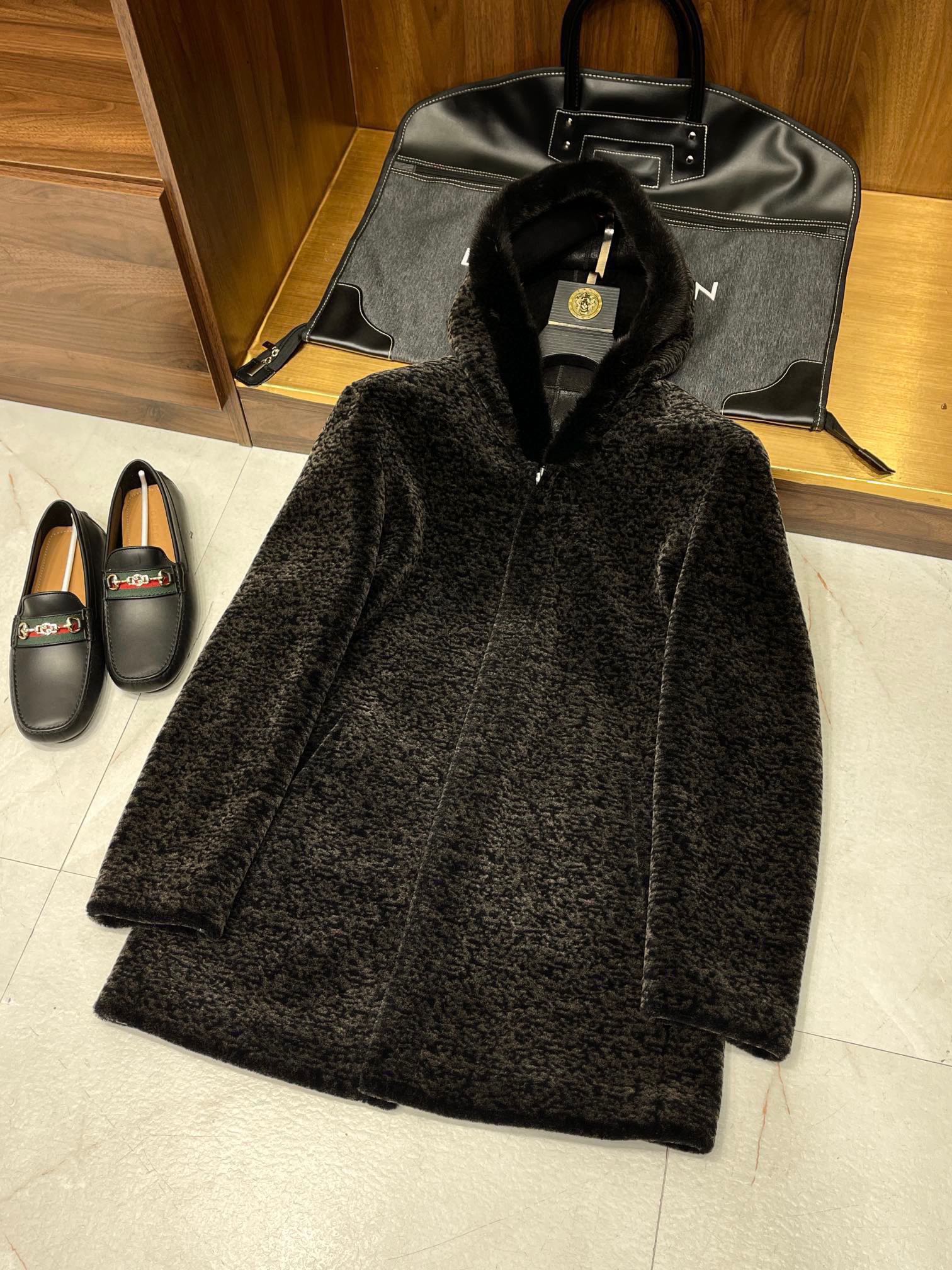 NO:638143,[New version AB side mink fur collar super soft and delicate leopard print lamb hair suede long coat] New collection series AB side two ways to wear, A side warm, delicate and soft leopard print lamb wool, B side distressed texture composite deerskin velvet. Here it is.  In winter, this appeal is reflected in a well-fitting coat, which is a must-have item that must not be missed in winter. The simple-looking basic leopard print coat looks unique because of the mixed colors and fur collar stitching, revealing a low-key high-end.  Regular customers stare at me every day and ask for coats with a high-end feel, haha. So I briefly explored the category of coats. Today, coats have various designs, such as polo windbreakers, Balmacen coats, trench coats, etc. A man with elegant taste will definitely have several windbreakers. Today I highly recommend and share the mink fur collar long coat of Lvjia luxury goods. This large coat  The selling point of the clothing is first of all the fabric. It is super soft and delicate leopard print wool fabric, with imported mink fur collar. It is very classic and has great quality. The real fur collar configuration is very luxurious and domineering. In addition, the tailoring is simple and neat, with a touch of fashion for a gentleman. I like it very much and recommend it to everyone who likes gentleman clothing. Size M-3XL, Louis Vuitton-Clothing, Louis  vuitton,louis vuitton,louis vuitton,jackets & coats,chamois leather,alexander wang19860909【新版AB面水貂毛领超柔软细腻豹纹羊羔毛麂皮绒长款大衣外套】典藏新品系列AB面两种穿着方式,A面保暖细腻柔软豹纹羊羔毛,B面做旧纹理复合鹿皮绒.到了冬天,这种诉求就体现在一件合身的大衣上,它们是冬天绝不能错过的必备单品.看起来简单的豹纹基础款大衣,因为混色参杂和毛领拼接显得别致,透露着低调的高级. 老客户天天盯着我问要高级感满满大衣,哈哈.于是我简单挖掘了下大衣这个品类,大衣发展到今天有各种设计款,马球风衣,巴尔马肯大衣,战壕大衣等等,一个品味高雅的男士一定会有几件风衣.今天极力推荐分享的是驴家奢侈品的水貂毛领长款大衣,这件大衣的卖点首先在面料上,超柔软细腻豹纹羊毛面料,搭配进口水貂毛领,非常的经典品质也是很棒,真毛领的配置,十分的奢华霸气.另外剪裁简单利落,绅士中带点时尚,个人十分喜欢,推荐给各位喜欢绅装的兄弟.尺码M-3XL,路易威登-服装,louis vuitton,louis vuitton,louis vuitton,jackets & coats,chamois leather,alexander wang,Women's clothing