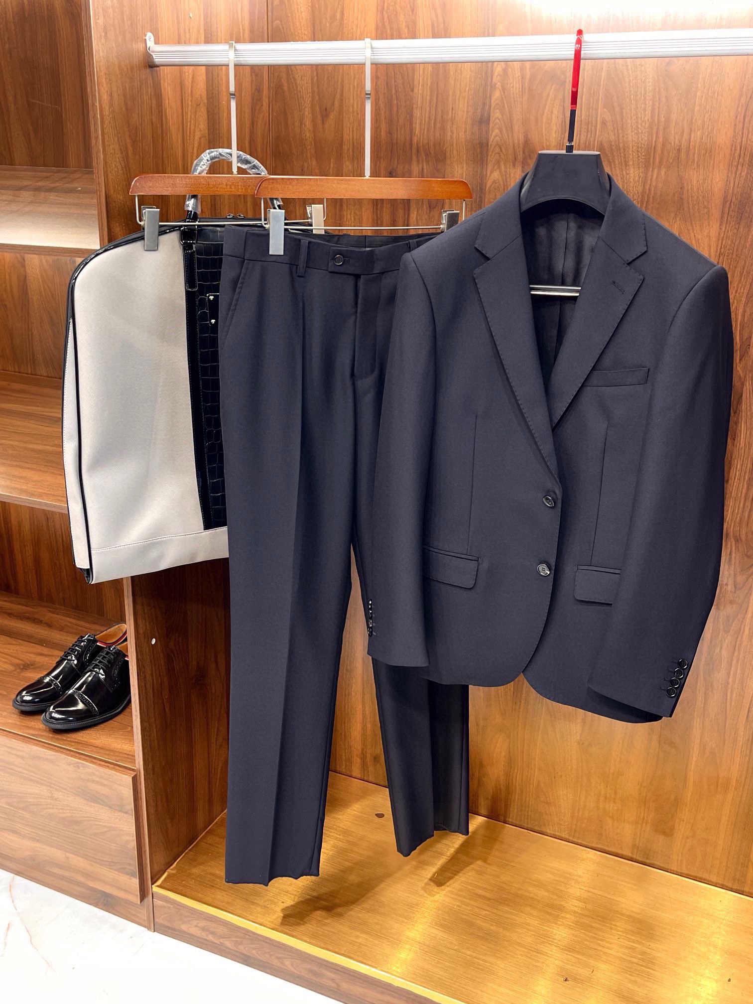 NO:775980,All sizes have arrived [Simple but elegant, a two-button wool notch lapel, a boutique suit suitable for any occasion] Men's business casual wool suit, produced by a high-end foreign company, a palace-level appreciation of luxury goods, a high-end 'Naples' handmade ready-to-wear series, a well-known high-end product!  !  A high-end woolen suit is a must-have wardrobe item for a stylish man forever. The dignity and aura that a high-end suit can bring to a man can never be matched by other clothing. The suit is the highest level of wardrobe and the only way for a refined man!  The top luxury worsted wool fabrics from Italy are supplied to customers, and are made from Australia's top quality Merino wool garments. They are exclusively supplied by Achill Ranch. The fabrics are high-density and fine, with a fiber coefficient as high as Super  160's (wool diameter 15 microns) is the pinnacle of high-end luxury fabrics. The high-density fiber count brings the texture and comfort of the fabric to the highest level. The texture is smooth and delicate, and has good non-iron and anti-wrinkle functions. The ductility is very superior. What is amazing is that the fabric incorporates yarn-dyed stripe elements, enriching the overall details!  The level of craftsmanship inherits the rigor and sophistication of the Italians. The remarkably perfect hand-made buttonholes and hemming lines are all hand-sewn by the top tailor masters in the workshop. The arch needle stripes are neat and fine, impeccable and very ingenious. A finished suit generally needs to go through more than 400 rigorous processes, which is quite shocking!  The details are exquisite and elegant. The selected top-grade yak horn buttons have a natural texture structure. The brand letters engraved on them are very beautiful, and each button is unique and full of ingenuity!  The classic and versatile color matching can easily dominate many occasions. It is both elegant and harmonious. The outfit shows calmness, confidence and high-end aura. It can perform very well in workplace commuting, official negotiations, political and legal affairs, etc. It is the first choice for urban elite men!  The tailoring is incomparable, classic Italian modern business slim tailoring, every inch is in place, the shoulders and waistline are perfectly processed, the upper body is full of shape, capable and elegant, the lines are perfect, it is easy to highlight the temperament, it is an excellent styling tool for the dressing season!  Size M-3XL, Dior-clothing, dior, business suit,19860909齐码到货了【简约不简单,优雅爆棚两粒扣羊毛平驳领适合任何场合穿着的一款精品套装西装】男士商务休闲羊毛西服套装,高端洋行出品,殿堂级品鉴奢华臻物,高端“那不勒斯“手工成衣系列,口碑化王牌高端产物！！ 一款高级羊毛套西,型男永远的必备衣橱款,高档的套西能够给男人带去的尊严与气场是别的服饰永远都无法匹敌的,而西装套更是行头的最高等级,也是精致男人的必经之路！ 客供意大利顶级奢华精纺羊毛面料,甄选澳洲顶级上乘美丽诺羊毛成衣制作,阿基尔牧场独家供应,面料高密度且精细,纤维系数高达 Super 160's（羊毛直径15微米）,属于高级奢华面料中的巅峰之作,高密度支数纤维,让面料的质感与舒适感达到登峰造极,质地挺刮细腻,并具备良好的免烫抗皱功能,延展性非常优越,而值得惊艳的地方在于,面料融入了色织条纹元素,丰富了整体细节！ 工艺水准传承了意大利人的严谨与精致,显著完美的手工锁眼,包边走线均由工坊顶级裁缝大师纯手工缝制,拱针对条工整精细,无可挑剔,非常匠心,一套西服成品大体需经过严谨的400多道工序,相当震撼！细节精致考究,甄选的顶级牦牛角扣,有着天然纹理构造,上面镌刻的品牌字母极富美感,且每粒扣都是独一无二的存在,颇具匠心！ 经典百搭的配色,可以轻松主导很多场合,亦庄亦谐,穿搭尽显从容自信和高级气场感,职场通勤、公务谈判、政律等都可以表现非常出色,都市精英男士的首选！ 剪裁无敌,经典的意式现代商务修身剪裁,每一寸都拿捏到位,肩部与腰线处理相当完美,上身型款十足,干练而优雅,线条感完美,极易凸显出气质,属于穿搭季绝佳的造型利器！尺码M-3XL,迪奥-服装,dior,business suit,,Women's clothing