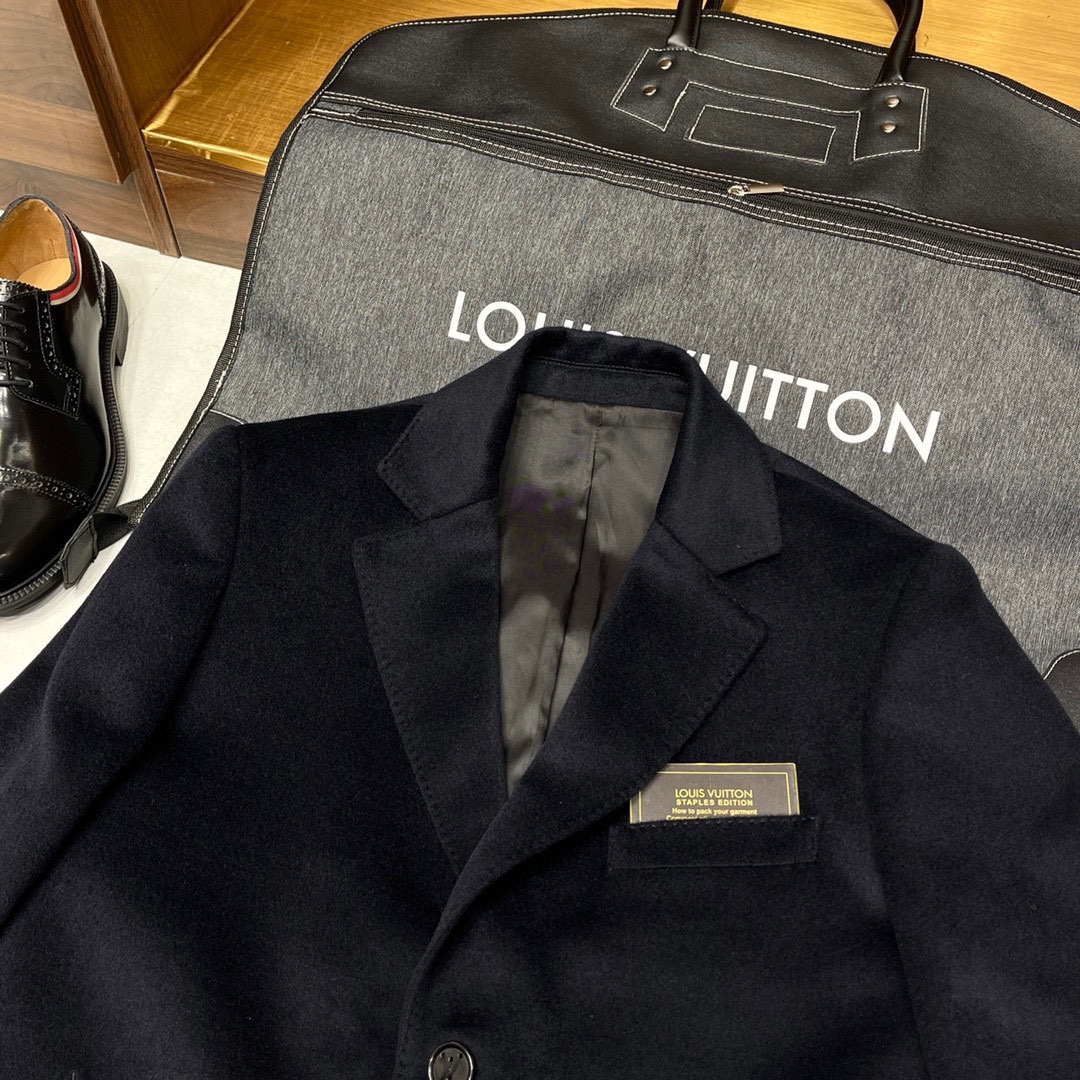 NO:611524,[Milan catwalk style dark blue long cashmere coat] Highly recommended coat. It is ingenious and exquisite, creating a very modern and elegant silhouette. Breaking the shackles of conventional styles, the long-lost free and easy elegance reaches its peak... Channel OEM boutique, creating the most fashionable, fashionable and luxurious 24 autumn and winter flagship men's cashmere coat. Every man's wardrobe must-have. 24 autumn and winter LV mid-length cashmere coat  Exquisite tailoring creates fashion that is famous all over the world. Whether it is a layered sweater or a suit, you are the best fashion gentleman... The design of the single-breasted cross collar officially breaks the dullness of the old-fashioned and traditional sense. The simple and neat style and aura are a symbol of its unique charm.  Pure Cashmere cashmere wool material is 68% wool and 32% cashmere, which is called the 'soft gold' in fabrics. The texture is smoother to the touch, and it is undoubtedly noble and elegant. The highest standard of luxurious ripple texture, you can distinguish the quality at a glance. The double-sided velvet is refined through 13 complex processes, a flawless fashion item!  The real king is to be both inside and outside. Custom-supplied cupro fiber cotton lining will surround you with silky texture, softness and delicacy, top-notch lining production technology. The placket is embellished with fine lambskin cards embellished with LV words, revealing every inch of craftsmanship. The neckline is embellished with LV's exclusive ribbon, which coexists style and warmth, making luxury and fashion zero distance! M-3XL,, Louis  vuitton,sweaters,sheepskin,gold,alexander wang19860909【米兰走秀款臻藏色系深蓝色长款羊绒大衣】重磅推荐款大衣.匠心独运,精致考究,缔造极具现代感的优雅廓形.打破常规款的束缚让久违的洒脱优雅登峰造极... 渠道性质代工精品,开创最时尚最时髦最奢华的24秋冬主打款男士羊绒大衣.每一位男士的衣橱必备款. 24秋冬LV中长款羊绒大衣 精工裁剪铸就名满天下的时尚.无论是内里打底毛衣类还是按耐一套西服你都是最棒的时尚绅士... 单排扣交叉领的设计正式宣布打破了老气与传统感的沉闷.简约利落的型格及气场是它独具魅力的象征. 纯正Cashmere羊绒羊毛材质68羊毛32羊绒,称为面料中的“软黄金”.质地触感更滑润,弥足尊贵典雅的身份地位尽显无疑. 最高规格的精奢波纹质地,一眼便能辨别档次感的东西.双面绒呢经过13道复杂的工序精制而成,完美无瑕的时尚单品! 内外兼修才是真正的王者.客供铜氨纤维棉内衬,让丝滑质感及轻柔细腻将你包围起来,数一数二的顶级内衬制作工艺. 门襟缀饰LV字样的精细小羊皮卡片点缀,让每一寸的工艺感都透露.领口搭配LV专有饰带点缀其间,风度与温度并存,让奢华时尚零距离! M-3XL,,louis vuitton,sweaters,sheepskin,gold,alexander wang,Men's clothing