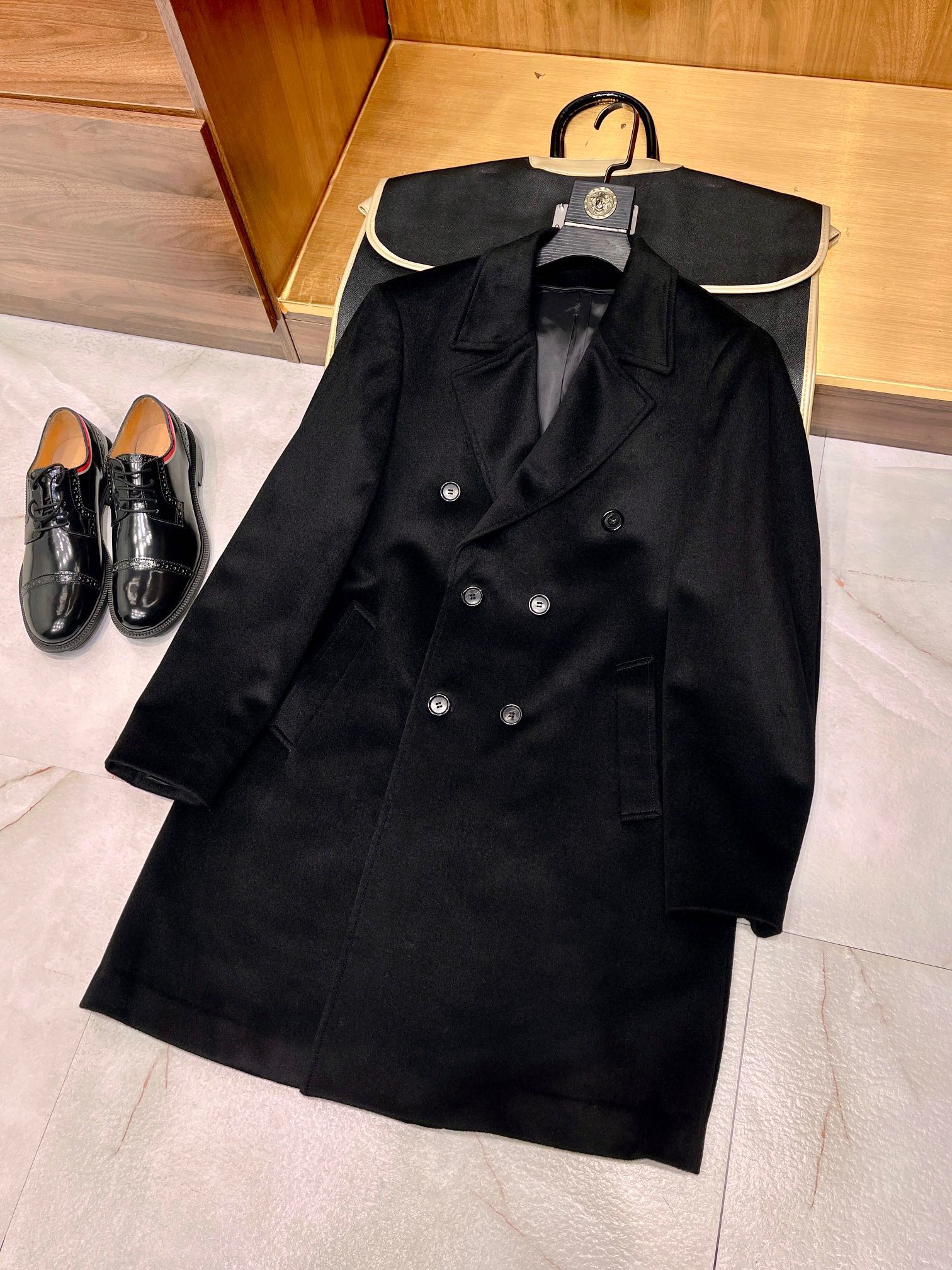 NO:638599,【Personal style and warm temperament!  Simple large flat lapel design, removable wool lining, selected high-quality cashmere long coat] Fashionable choice, warm as always - exquisite long coat, elegance and warmth coexist. At the turn of the season, we creatively present to you a long coat that combines style and warmth. It uses a simple yet elegant design language to interpret the extraordinary taste of urban gentlemen.  Classic large flat lapels, highlighting extraordinary temperament. This coat adopts the classic large flat lapel design, with smooth and neat lines. It not only modifies the face, but also adds a calm and confident style. Whether it is a business negotiation or a casual gathering, you can instantly become the focus of the audience.  Removable wool liner, flexible to cope with changing weather. The specially designed removable wool liner is made of high-quality wool, which is soft and warm while ensuring good breathability and comfort. As the temperature changes, you can easily remove the liner to achieve a seamless transition from early autumn to late winter, which is both practical and convenient.  Selected high-quality cashmere, the touch is as delicate as a cloud. The outer layer is selected high-quality cashmere fabric, its delicate touch is as soft as a cloud. It not only has excellent thermal insulation performance, but also shows a high-end and warm luster. Every touch is a delicate taste of quality life.  The long cut and calf-length cut not only effectively resist the cold wind, but also visually elongate your body proportions, allowing you to show a tall and elegant figure in any occasion. Whether paired with snow boots or casual shoes, you can easily control it and show your fashionable charm.  The details are full of ingenuity; from the exquisite sewing process to the exquisite button selection, every detail has been repeatedly considered and polished to ensure that each coat is a perfect interpretation of quality. Whether it is the cuffs, collar or pocket design, they all reveal extraordinary ingenuity and the pursuit of a better life.  This long coat is an indispensable fashion item in your autumn wardrobe. It is not only a piece of clothing, but also a display of your taste and attitude. Choose it and make every trip a journey of elegance and warmth. Own it now and start your fashion journey!  M-3XL, Dior-clothing, dior, boots, alexander wang19860909【风度翩翩温度暖暖！简约大平驳领设计可脱卸羊毛内胆精选优质羊绒长款大衣】风尚之选,温暖如初 —— 精致长款大衣,优雅与温度并存.在这个季节的交替之际,我们为您匠心呈现一款集风度与温度于一身的长款大衣,它以简约而不失高雅的设计语言,诠释着都市绅士非凡品味. 经典大平驳领,彰显非凡气质本款大衣采用经典的大平驳领设计,线条流畅而利落,不仅修饰脸型,更添一份从容不迫的自信风采.无论是商务洽谈还是休闲聚会,都能让您瞬间成为全场焦点. 可脱卸羊毛内胆,灵活应对多变天气特别设计有可脱卸的羊毛内胆,选用高品质羊毛材质,轻柔保暖的同时,也确保了良好的透气性与舒适度.随着气温的变化,您可以轻松拆卸内胆,实现从初秋到深冬的无缝过渡,既实用又便捷. 精选优质羊绒,触感如云般细腻外层精选优质羊绒面料,其细腻的触感如同云朵般轻柔,不仅拥有卓越的保暖性能,更展现出高级而温润的光泽感.每一次轻抚,都是对品质生活的细腻品味.  长款剪裁,长至小腿肚的剪裁设计,不仅能够有效抵御寒风侵袭,更在视觉上拉长身形比例,让您在任何场合下都能展现出挺拔优雅的身姿.无论是搭配雪地靴还是休闲鞋,都能轻松驾驭,尽显时尚魅力. 细节之处,尽显匠心独运；从精致的缝制工艺到考究的纽扣选择,每一处细节都经过反复推敲与打磨,确保每一件大衣都是对品质的完美诠释.无论是袖口、领边还是口袋设计,都透露出不凡的匠心与对美好生活的追求. 这款长款大衣,是您秋日衣橱中不可或缺的时尚单品,它不仅仅是一件衣物,更是您品味与态度的展现.选择它,让每一次出行都成为一场关于优雅与温暖的旅程.立即拥有,开启您的风尚之旅！ M-3XL,迪奥-服装,dior,boots,alexander wang,Women's clothing