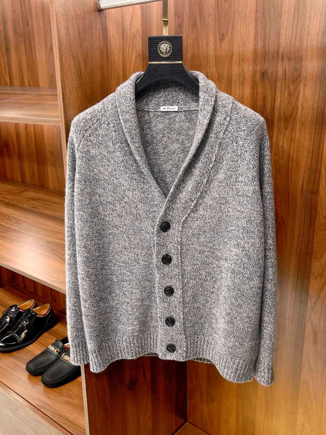 NO:660872,[K's visual layer is rich and colorful, twisted woven interlocking yarn, soft and waxy cashmere blended green fruit collar design, horn button cashmere cardigan for customers]  The K family's cashmere cardigan is a visual and tactile feast. In this autumn and winter, the K family has brought an eye-catching cashmere cardigan. With its rich visual layers, unique twisting weaving process, soft touch of floral yarn and high-quality cashmere blended material, it perfectly combines fashion and warmth and has become a must-have choice in the wardrobe. ***Colorful interweaving of visual layers shows style***  This cardigan adopts a colorful visual layering design. Through the twisting and weaving process, yarns of different colors are cleverly blended to form a patchwork and layered visual effect. This design not only breaks the monotony of the traditional single-color cardigan, but also makes the whole piece of clothing full of vitality and movement, making it the focus no matter where you go. ***The floral yarn is soft and delicate, and has an extraordinary touch***  The specially selected quilted yarn material adds a bit of softness and delicacy to this cardigan. The interweaving of the yarns is like the texture of nature, which is both natural and harmonious. The unique soft and waxy touch of the quilted yarn is even more admirable. Every time you touch it, you can feel the warmth and comfort from cashmere. ***Cashmere blended warmth and lightness coexist***  In terms of material, this cardigan uses high-quality cashmere blended fabric. Cashmere is known for its good warmth and breathability, while the blended fabric gives it stronger wear resistance and wrinkle resistance. This combination not only ensures the warmth of the cardigan, but also makes it lighter and easier to care for, allowing you to easily enjoy fashion and comfort in autumn and winter. The green fruit collar design is the perfect combination of fashion and elegance.  As the finishing touch of this cardigan, the green fruit collar not only enhances the overall sense of fashion, but also subtly modifies the neck line, making the wearer more elegant and generous. This design is suitable for both daily casual wear and formal occasions, allowing you to show your unique charm in different occasions. ***Customer-supplied horn buckle details show quality***  In order to further enhance the quality and detail of the cardigan, the K family specially selected horn buttons provided by customers. These horn buttons are not only hard and durable, but also have a unique natural charm. They complement the overall style of the cardigan, adding a bit of retro and elegance to the entire garment.  This K family cashmere cardigan has become an indispensable fashion item in autumn and winter with its unique visual layering, soft touch of quilted yarn, high-quality cashmere blended material, fashionable green fruit collar design and exquisite customer-supplied horn buttons. Whether it is paired with a skirt or trousers, it can easily control various styles and make you stand out from the crowd. Come and buy your own K family cashmere cardigan!  M-3XL,men's clothing,skirts, 19860909【K家视觉层次丰富多彩加捻编织夹花纱柔柔糯糯羊绒混纺青果领设计客供牛角扣羊绒开衫】 K家羊绒开衫视觉与触觉的双重盛宴.在这个秋冬,K家带来了一款令人眼前一亮的羊绒开衫,它以丰富的视觉层次、独特的加捻编织工艺、夹花纱的柔美触感以及高品质的羊绒混纺材质,完美融合了时尚与温暖,成为了衣橱中的必备之选. ***视觉层次多彩交织,尽显风情*** 这款开衫采用了丰富多彩的视觉层次设计,通过加捻编织工艺,将不同颜色的纱线巧妙融合,形成了错落有致、层次分明的视觉效果.这样的设计不仅打破了传统单色开衫的单调,更让整件衣物充满了活力与动感,无论走到哪里,都能成为焦点. ***夹花纱柔美细腻,触感非凡*** 特别选用的夹花纱材质,为这款开衫增添了几分柔美与细腻.纱线之间的交织,仿佛是大自然的纹理,既自然又和谐.而夹花纱特有的柔柔糯糯触感,更是让人爱不释手,每一次触摸都能感受到那份来自羊绒的温暖与舒适. ***羊绒混纺保暖与轻盈并存*** 在材质上,这款开衫采用了高品质的羊绒混纺面料.羊绒以其良好的保暖性和透气性著称,而混纺面料则赋予了它更强的耐磨性和抗皱性.这样的组合,既保证了开衫的保暖效果,又让它更加轻盈、易于打理,让你在秋冬季节也能轻松享受时尚与舒适. 青果领设计时尚与优雅的完美结合 青果领作为这款开衫的点睛之笔,不仅提升了整体的时尚感,还巧妙地修饰了颈部线条,让穿着者更加优雅、大方.这种设计既适合日常休闲穿着,也适合正式场合的搭配,让你在不同场合下都能展现出自己的独特魅力. ***客供牛角扣细节之处见品质*** 为了进一步提升开衫的品质和细节感,K家特别选用了客供的牛角扣.这些牛角扣不仅质地坚硬、耐用,还带有一种独特的自然韵味.它们与开衫的整体风格相得益彰,为整件衣物增添了几分复古与优雅的气息. K家这款羊绒开衫以其独特的视觉层次、柔美的夹花纱触感、高品质的羊绒混纺材质、时尚的青果领设计以及精致的客供牛角扣,成为了秋冬季节里不可或缺的时尚单品.无论是搭配裙装还是裤装,都能轻松驾驭各种风格,让你在人群中脱颖而出.快来选购一款属于自己的K家羊绒开衫吧！ M-3XL,男装,skirts, ,Women's clothing