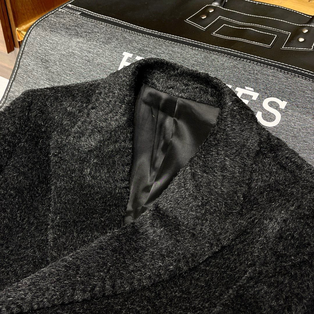 NO:572152,【Long wait!  Fashionable large lapel design with mohair ripple texture and double-row horn buttons. Mid-length wool blend coat with a luxurious touch, reinventing winter style. Trend-setting fashionable large lapel design with mohair ripple texture, paired with exquisite double-row horn buttons. This mid-length wool blend coat is an indispensable fashion statement in your winter wardrobe.  Every inch of fabric contains the meticulous craftsmanship of craftsmen. The mohair component is specially incorporated to give the clothes a unique soft touch and luxurious luster, just like the golden wheat waves gently swaying under the warm winter sun, warm and charming. The water ripple texture is natural and smooth, showing a rich sense of layering as the light changes, making every turn a visual feast.   The big gun lapel design is classic yet fashionable. It cleverly modifies the neck line and highlights the elegance of the wearer. The double-row horn buttons are made of high-quality materials and finely polished. Each one exudes a warm luster. It not only adds to the retro charm of the coat, but also makes it easier to put on and take off. It is both practical and beautiful.  The mid-length cut covers the buttocks and thighs just right, keeping you warm without losing style. The wool blended fabric not only retains the warmth and comfort of wool, but also improves the wrinkle resistance and durability of the clothing through the blending process, making your winter look more crisp and stylish.   This coat is a bright color in winter. It is not only a piece of clothing, but also a display of life attitude. Whether you are walking through the busy streets of the city or strolling in a quiet park after snow, it can make you the center of attention and show your unique charm and style. Own it now and start your luxurious winter journey!  M-3XL,,jackets & coats,alexander wang19860909【久等了！含马海毛水波纹纹理时尚大枪驳领设计搭配双排牛角扣中长款羊毛混纺大衣外套】奢华触感,重塑冬日风尚.引领潮流的含马海毛水波纹纹理时尚大枪驳领设计,搭配精致双排牛角扣,这款中长款羊毛混纺大衣外套,是您冬日衣橱里不可或缺的时尚宣言. 每一寸面料,都蕴含着匠人的精心雕琢.特别融入马海毛成分,赋予衣物以独特的柔软触感与奢华光泽,仿佛冬日暖阳下轻轻摇曳的金色麦浪,温暖而迷人.水波纹纹理自然流畅,随着光线的变化展现出丰富的层次感,让每一次转身都成为视觉盛宴. 大枪驳领设计,经典而不失时尚感,巧妙地修饰颈部线条,彰显佩戴者的优雅气质.双排牛角扣,精选优质材料,经过精细打磨,每一颗都散发着温润的光泽,不仅增添了大衣的复古韵味,更便于穿脱,实用与美观并存. 中长款剪裁,恰到好处地覆盖臀部与大腿,既保暖又不失风度.羊毛混纺面料,既保留了羊毛的保暖性与舒适度,又通过混纺工艺提升了衣物的抗皱性与耐穿性,让您的冬日造型更加挺括有型. 这款大衣外套,是冬日里的一抹亮色,它不仅仅是一件衣物,更是一种生活态度的展现.无论您是穿梭于都市的繁忙街道,还是漫步在雪后的静谧公园,它都能让您成为众人瞩目的焦点,展现独一无二的魅力与风采.立即拥有,开启您的奢华冬日之旅！ M-3XL,,jackets & coats,alexander wang,Men's clothing