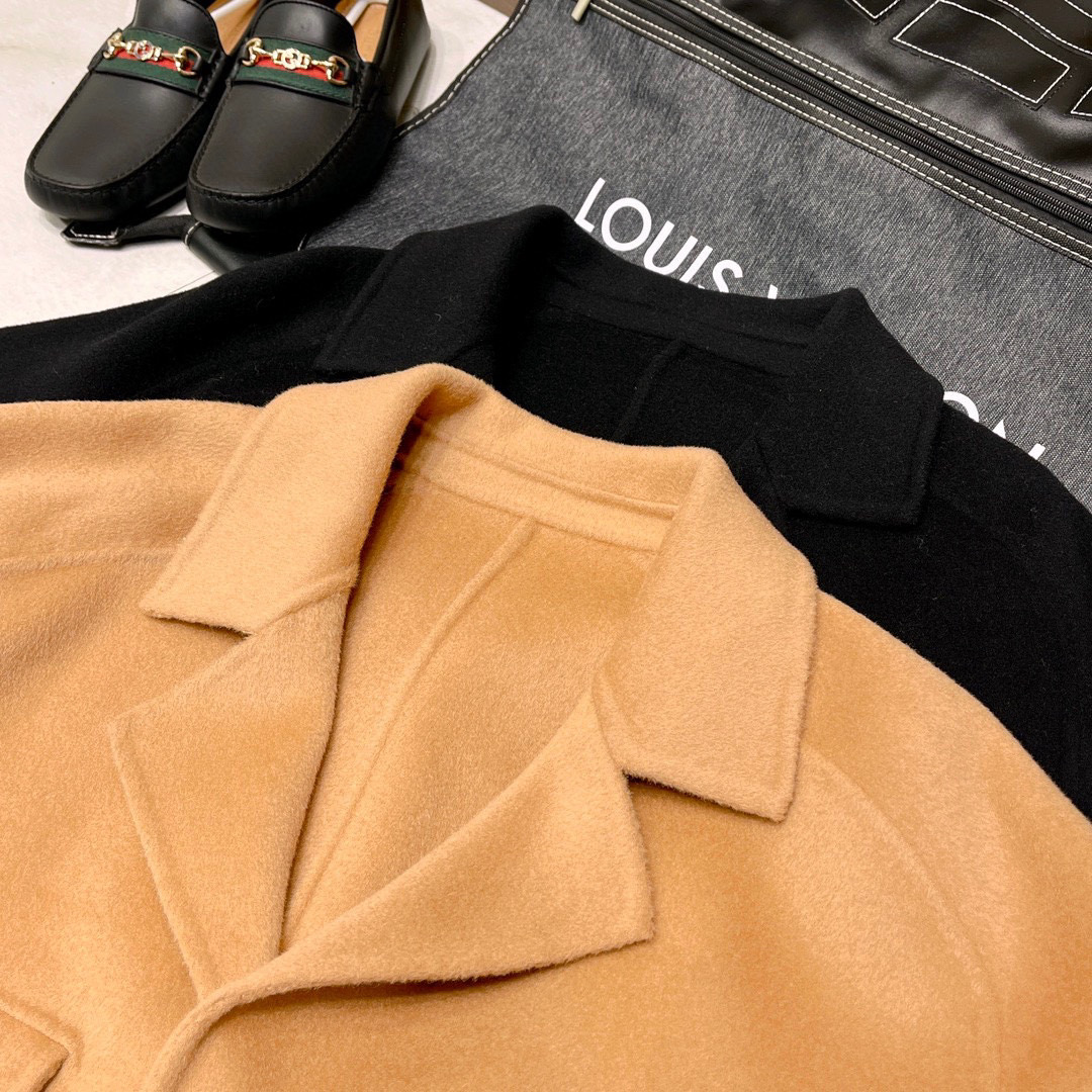 NO:611519,[Men's Elegant and Sophisticated Short Cashmere Blend Double-sided Woolen Coat with Sliding Shoulder Design, Lujia's Exclusive Hand-sewn LOGO Horn Button Short Cashmere Coat] In the prelude to winter, encounter a touch of extraordinary tenderness. This short cashmere blended double-sided woolen coat, with its unique sliding shoulder design and superb handcraftsmanship, interprets the perfect blend of elegance and sophistication, allowing you to shine uniquely in the cold wind.  Selected materials, as warm as ever. Selected high-quality cashmere and high-end blended fabrics, carefully matched, not only retain the softness of cashmere, skin-friendly and excellent warmth retention, but also incorporate the stiffness and durability of blended fabrics. Double-sided cloth technology, double warmth, double texture, making every touch an enjoyment.  Ingenuity and slip-shoulder aesthetics. The unique slip-shoulder design breaks the stereotype of traditional coats. The shoulder and neck curves outlined with smooth lines make it more casual and uninhibited and have the unique temperament of urban men. Whether it is daily travel or business negotiations, it can be easily controlled and shows extraordinary charm.  Exclusively handmade and presented with ingenuity. Each exquisite Lujia exclusive hand-sewn LOGO horn buckle is the condensed spirit of the craftsman. They are not only used as decorative embellishments, but also symbolize the dual recognition of quality and identity. The delicacy and precision of hand-sewing make this coat a unique work of art. Short cut, smart and light. The short cut design not only lengthens the leg line, but also adds agility and lightness. No matter how you match it, you can have a noble and elegant temperament in winter.  This short cashmere blend double-sided woolen coat is an elegant and ideal choice. With its unique design, exquisite craftsmanship, high-quality fabrics and unique brand logo, it adds an unrepeatable style to your winter wear. Wear it and make you the most dazzling presence this winter. M-3XL,, louis vuitton, louis vuitton, alexander wang19860909【男士典雅轻熟穿搭短款羊绒混纺双面尼滑肩设计驴家独家手工缝制LOGO牛角扣短款羊绒大衣】在冬日的序曲中,邂逅一抹不凡的温柔.这款短款羊绒混纺双面呢大衣,以其独特的滑肩设计与精湛的手工技艺,诠释着优雅与轻熟的完美交融,让您在寒风中也能绽放独特光彩. 甄选材质,温暖如初.精选上乘羊绒与高端混纺面料,经过精心配比,既保留了羊绒的柔软亲肤与卓越保暖性,又融入了混纺面料的挺括与耐用.双面呢工艺,双倍温暖,双倍质感,让每一次触摸都成为享受. 匠心独运,滑肩美学.独特的滑肩设计,打破了传统大衣的刻板印象,以流畅的线条勾勒的肩颈曲线,更显随性不羁与都市男士独有的气质.无论是日常出行还是商务洽谈,都能轻松驾驭,展现非凡魅力. 独家手工,匠心呈现.每一颗精致的驴家独家手工缝制LOGO牛角扣,都是匠人精神的凝聚.它们不仅作为装饰点缀,更象征着品质与身份的双重认可.手工缝制的细腻与精准,让这件大衣成为独一无二的艺术品. 短款剪裁,灵动轻盈.短款剪裁设计,不仅拉长了腿部线条,更添一份灵动与轻盈.无论怎么搭配都让您在冬日里也能拥有高贵典雅气质. 这款短款羊绒混纺双面呢大衣,是典雅的理想之选.它以其独特的设计、精湛的工艺、高品质的面料以及独一无二的品牌标识,为您的冬日穿搭增添一抹不可复制的风采.穿上它,让您在这个冬天成为最耀眼的存在. M-3XL,,louis vuitton,louis vuitton,alexander wang,Men's clothing