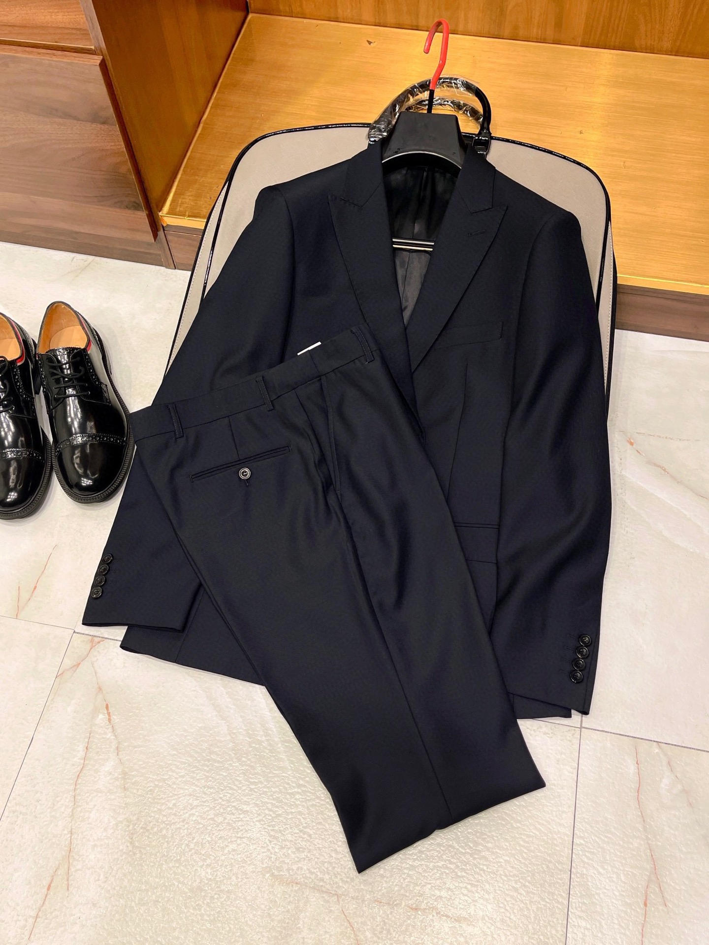 NO:609336,The ultimate selection of noble and calm black and blue!  The 120-count combed wool fine drape commuting version of the big gun lapel business leader formal suit presents you with a business formal attire that combines elegance, nobility and professionalism. We have carefully selected 120 combed wool fabrics to create this black and blue suit for you. It not only reflects your noble temperament, but also ensures excellent comfort and drape. The delicate touch and exquisite craftsmanship of this fabric will make you look particularly decent in any formal occasion.  The design of the large lapel is one of the highlights of this suit. It not only shows the classic business style, but also reveals a touch of fashion. This design will undoubtedly elevate your leadership style and professional image to a new level. The black and blue color tone is both calm and fashionable, suitable for various formal occasions, whether it is a business meeting or an important event, it can make you stand out from the crowd and show your professionalism and taste.  This commuter suit is an ideal choice for business leaders. It is not only suitable for daily business activities, but also for more relaxed business and leisure occasions, allowing you to maintain a decent image in different occasions. By choosing this suit, you will get more than just a piece of clothing, but a symbol of status and a pursuit of quality life. It will accompany you in the workplace and become your right partner on the road to success. M-3XL,,business suit,alexander wang19860909臻选高贵沉稳黑蓝色！120支精梳羊毛垂感细腻通勤版大枪驳领商务领导正装呈现给您的是一款集优雅、尊贵与专业于一身的商务正装选择.我们精心挑选了120支精梳羊毛面料,为您打造这款黑蓝色的西装套装,它不仅体现了您的高贵气质,同时也确保了卓越的舒适度和垂感.这款面料的细腻触感和精致工艺,将使您在任何正式场合中都显得格外得体. 大枪驳领的设计,是这款西装的亮点之一,它不仅彰显了经典的商务风格,还透露出一丝时尚的韵味.这样的设计,无疑将您的领导风范和专业形象提升到一个新的高度. 黑蓝色的色调,既沉稳又不失时尚感,适合各种正式场合,无论是商务会议还是重要活动,都能让您在人群中脱颖而出,展现出您的专业与品味. 这款通勤版西装套装,是商务领导者的理想选择.它不仅适合日常的商务活动,也适合更为轻松的商务休闲场合,让您在不同场合中都能保持得体的形象. 选择这款西装,您将获得的不仅仅是一件衣服,而是一种身份的象征,一种对品质生活的追求.它将伴随您在职场上披荆斩棘,成为您成功路上的得力伙伴. M-3XL,,business suit,alexander wang,Men's clothing