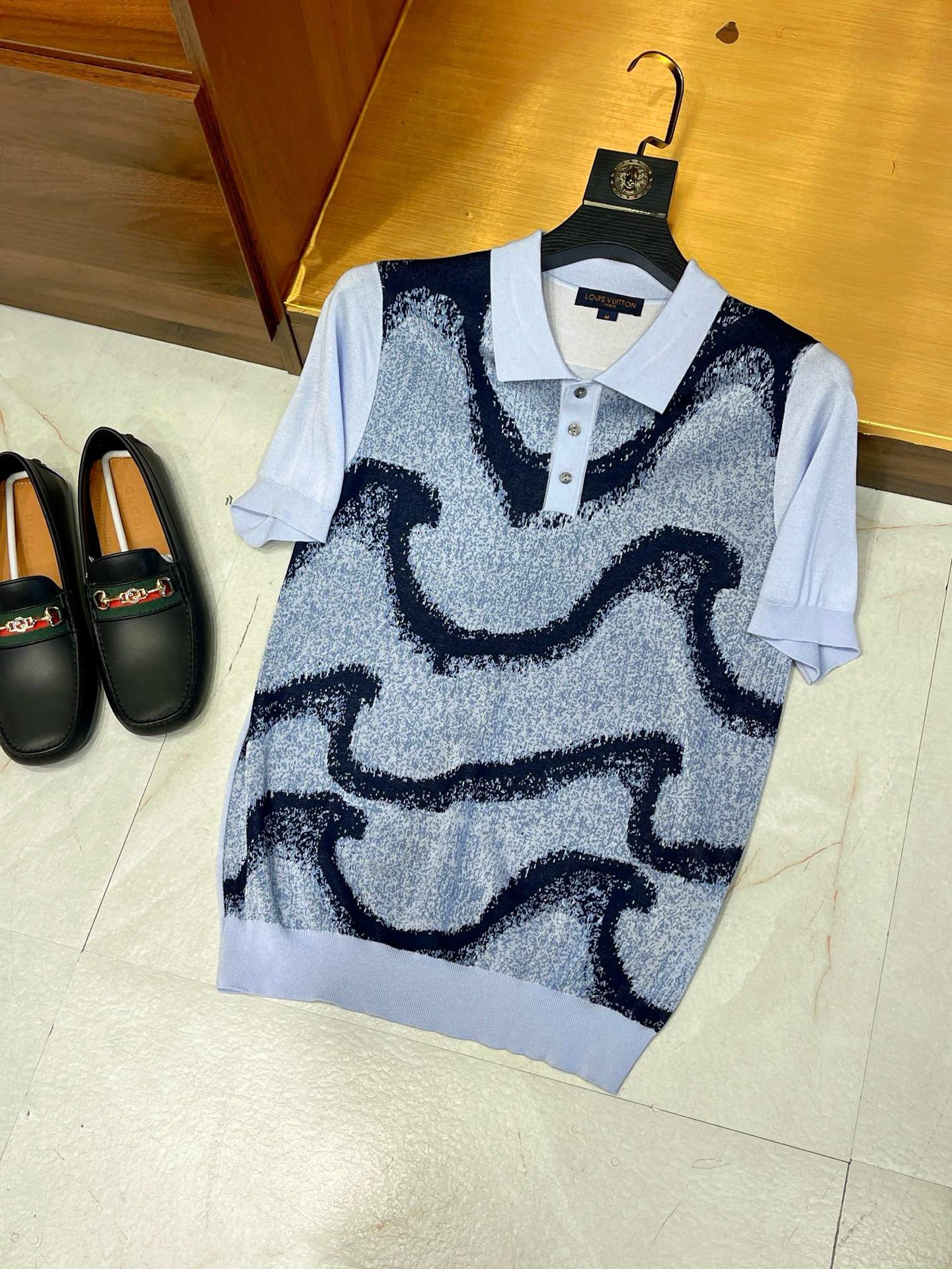 NO:499712,[Sea wave water ripples, mulberry silk yarn with acetate are used to use imported Storm machine to take 160 minutes/piece skin-friendly soft and comfortable short-sleeved lapel POLO shirt] This short-sleeved lapel POLO shirt made with acetate is made of mulberry silk yarn sounds very unique and exquisite. The POLO shirt is made of imported Storm machine and takes 160 minutes/piece, ensuring that each piece has high quality and fine craftsmanship. The yarn with acetate is not only skin-friendly and soft, but also has comfortable and breathable characteristics, which is very suitable for summer wear. The design of wave water ripples adds a sense of fashion and artistic sense, making this POLO shirt stand out from the crowd. The design of short-sleeved lapel is both classic and fashionable, suitable for wearing in all occasions. Whether it is business trips, daily leisure or sports and fitness, this POLO shirt can show your elegant taste and fashionable style.  If you are interested in this POLO shirt, it is recommended that you learn more about the product details, including size, color, material, etc., so as to choose the style that suits you best. At the same time, you can also check the reviews and feedback from other users to better understand the performance and comfort of the product. In short, this short-sleeved lapel POLO shirt made of wavy water ripples containing mulberry silk yarn is a high-quality product that combines fashion and comfort. I believe it will add a lot of highlights to your summer outfit. M-3XL, T-shirt, alexander wang19860909【海浪水波纹含醋酸桑蚕丝纱线采用进口斯托尔机耗时160分/件亲肤柔软舒适短袖翻领POLO衫】这款含醋酸桑蚕丝纱线制作的短袖翻领POLO衫听起来非常独特和精致.POLO衫采用进口斯托尔机制作,耗时160分钟/件,确保了每一件都拥有高品质和精细的工艺. 含醋酸桑蚕丝的纱线不仅亲肤柔软,还具有舒适透气的特性,非常适合夏季穿着.海浪水波纹的设计更是增添了时尚感和艺术感,让这件POLO衫在人群中脱颖而出. 短袖翻领的设计既经典又时尚,适合各种场合穿着.无论是商务出差、日常休闲还是运动健身,这款POLO衫都能展现出您的优雅品味和时尚风采. 如果您对这款POLO衫感兴趣,建议您可以进一步了解产品的详细信息,包括尺寸、颜色、材质等,以便选择最适合您的款式.同时,也可以查看其他用户的评价和反馈,以便更好地了解产品的性能和舒适度. 总之,这款海浪水波纹含醋酸桑蚕丝纱线制作的短袖翻领POLO衫是一款兼具时尚与舒适性的优质产品,相信会为您的夏日穿搭增添不少亮点.M-3XL,,T-shirt,alexander wang,Men's clothing