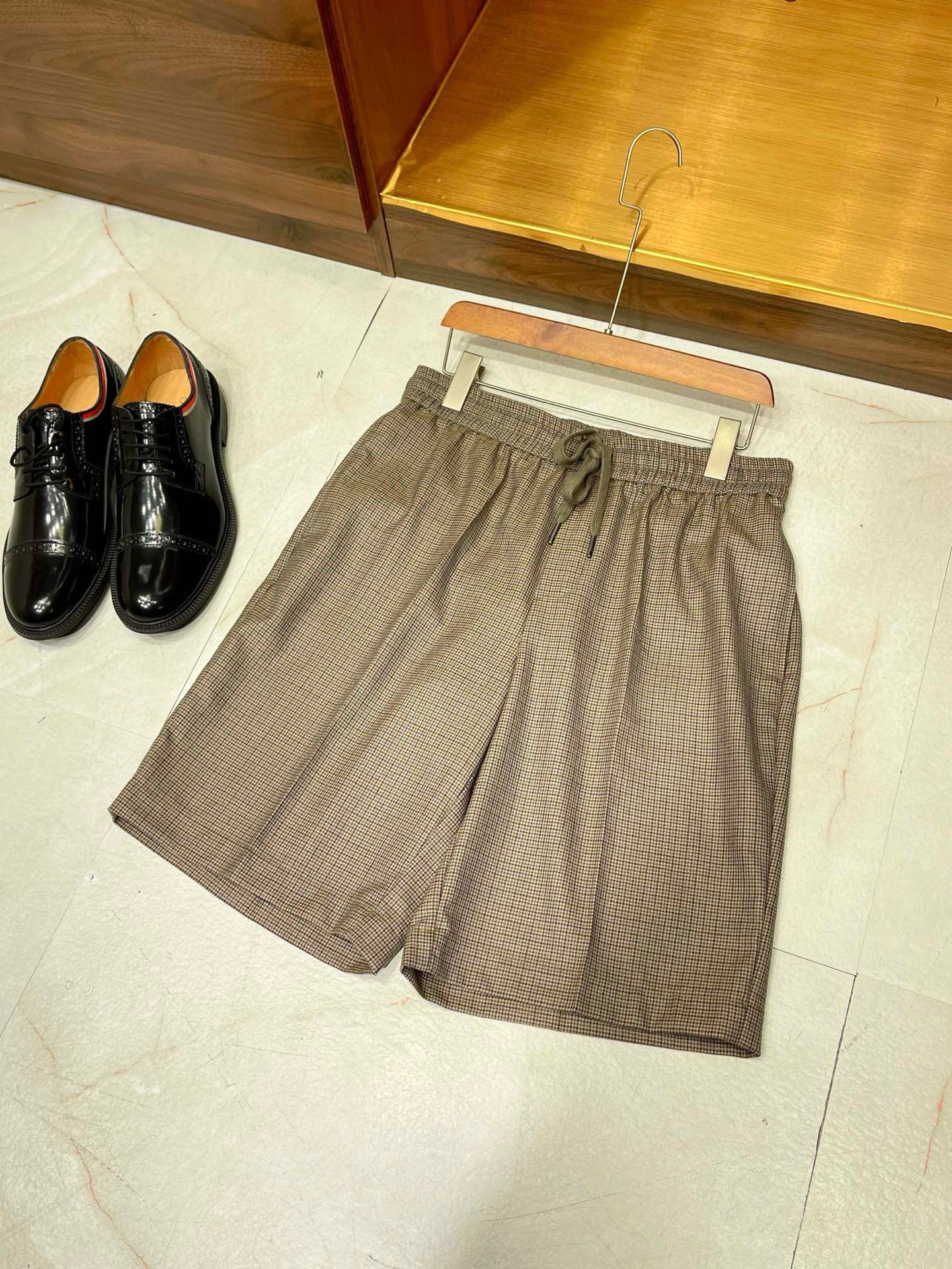 NO:508561,The classic color knitted jacquard houndstooth wool simple and versatile catwalk elastic waist drawstring design is casual and short. The classic color knitted jacquard houndstooth pattern has both retro charm and modernity, and can add a unique charm to the wearer. The wool material ensures the comfort and warmth of the shorts, and can keep warm even in cold weather. The simple and versatile design makes this shorts easy to match with various tops and shoes, showing different styles in casual occasions and formal occasions. The elastic waist and drawstring design provide a better wearing experience, and can adjust the waist circumference according to personal preferences and body curves, which is both comfortable and convenient. The design of the catwalk has brought the fashion sense of this shorts to a new level, and is full of creativity and personality in styles and colors. Whether it is matched with shirts, T-shirts or sweaters, it can show different styles and charms.  In general, this classic color woven jacquard houndstooth wool simple and versatile catwalk elastic waist drawstring design casual shorts is a very excellent fashion item, and it is worth a try in terms of material, design and practicality. M-3XL, shorts, shirts, tees, t-shirt, alexander wang19860909经典色织提花千鸟格羊毛简约百搭走秀款松紧腰抽绳设计休闲短 经典色织提花千鸟格图案,既具有复古韵味又不失现代感,能够为穿着者增添一份独特的魅力.羊毛的材质保证了短裤的舒适度和保暖性,即使在寒冷的天气里也能保持温暖. 简约百搭的设计使得这款短裤能够轻松搭配各种上衣和鞋子,无论是休闲场合还是正式场合都能展现出不同的风格.松紧腰和抽绳设计则提供了更好的穿着体验,可以根据个人喜好和身体曲线调整腰围,既舒适又方便. 走秀款的设计更是将这款短裤的时尚感提升到了一个新的高度,无论是款式还是颜色搭配都充满了创意和个性.无论是搭配衬衫、T恤还是针织衫,都能展现出不同的风格和魅力. 总的来说,这款经典色织提花千鸟格羊毛简约百搭走秀款松紧腰抽绳设计休闲短裤是一款非常优秀的时尚单品,无论是从材质、设计还是实用性方面来看都值得一试.M-3XL,,shorts,shirts,tees，t-shirt,alexander wang,Men's clothing