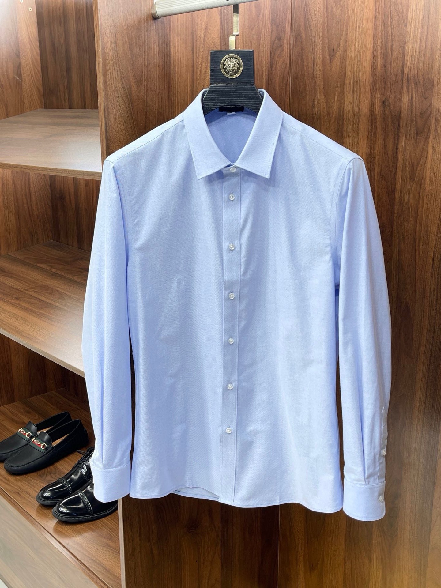 NO:777851,[Zhenpin customized ivy style retro Oxford fabric square collar long-sleeved shirt] A premium Oxford cloth men's shirt! Trading company channels are rare and available on the official website simultaneously! A typical representative of the ultimate luxury consumer goods, a high-end brand full of high-end sense and long historical charm. It always captures people's hearts with its unique French-style design. This model continues the brand's classic heritage and is a must-have collection for every elegant man's wardrobe! This shirt is made of carefully selected Oxford cloth materials supplied by customers. The texture of the fabric is fine, smooth and shiny, with a rich feel and visual sense. Its breathability and wearing comfort are very superior. It is an irreplaceable high quality of ordinary cotton fabrics! A formal business-type solid-color shirt specially designed for commuting. The basic white color can be compatible with various matching needs in your wardrobe. It can easily cope with various rigorous formal occasions. It is fully decorated with three-dimensional textured jacquard. It will always inadvertently highlight the high-end luxury and extraordinary style, and it has a perfect balance of low-key and taste! Basic and regular cut design, the upper body is tall and capable, exuding unique charm! Size: 39-44, men's clothing, shirts,19860909【臻品定制常青藤风格复古牛津纺面料方领长袖衬衫】一款臻藏牛津布男士衬衫！贸易公司渠道稀出,同步官网发售！ 极致奢华消费品典型代表,充满高级感与悠久历史韵味的高端品牌,总是以独特的法式风格设计来俘获人心,此款则是延续了品牌的经典传承,各位优雅男士的衣橱里必备的典藏臻品！ 本款衬衫用心甄选客供牛津布材质打造,面料质地细密平滑而有光泽,手感和视觉感丰富,透气性与着穿舒适度都非常优越,是普通棉质面料无可替代的高品质！ 一款专为通勤装扮打造的正装商务型纯色衬衫,基础的白色可兼容你衣櫉里各种搭配需求,轻松应对各种严谨正式的场合着装礼仪全副立体纹理提花点缀,总会在不经意间凸显高奢气场与不凡格调,将低调与品味拿捏的相当到位！基础常规的版型裁剪设计,上身挺拔干练、散发着独特的魅力！ 尺码:39-44,男装,shirts,,Women's clothing