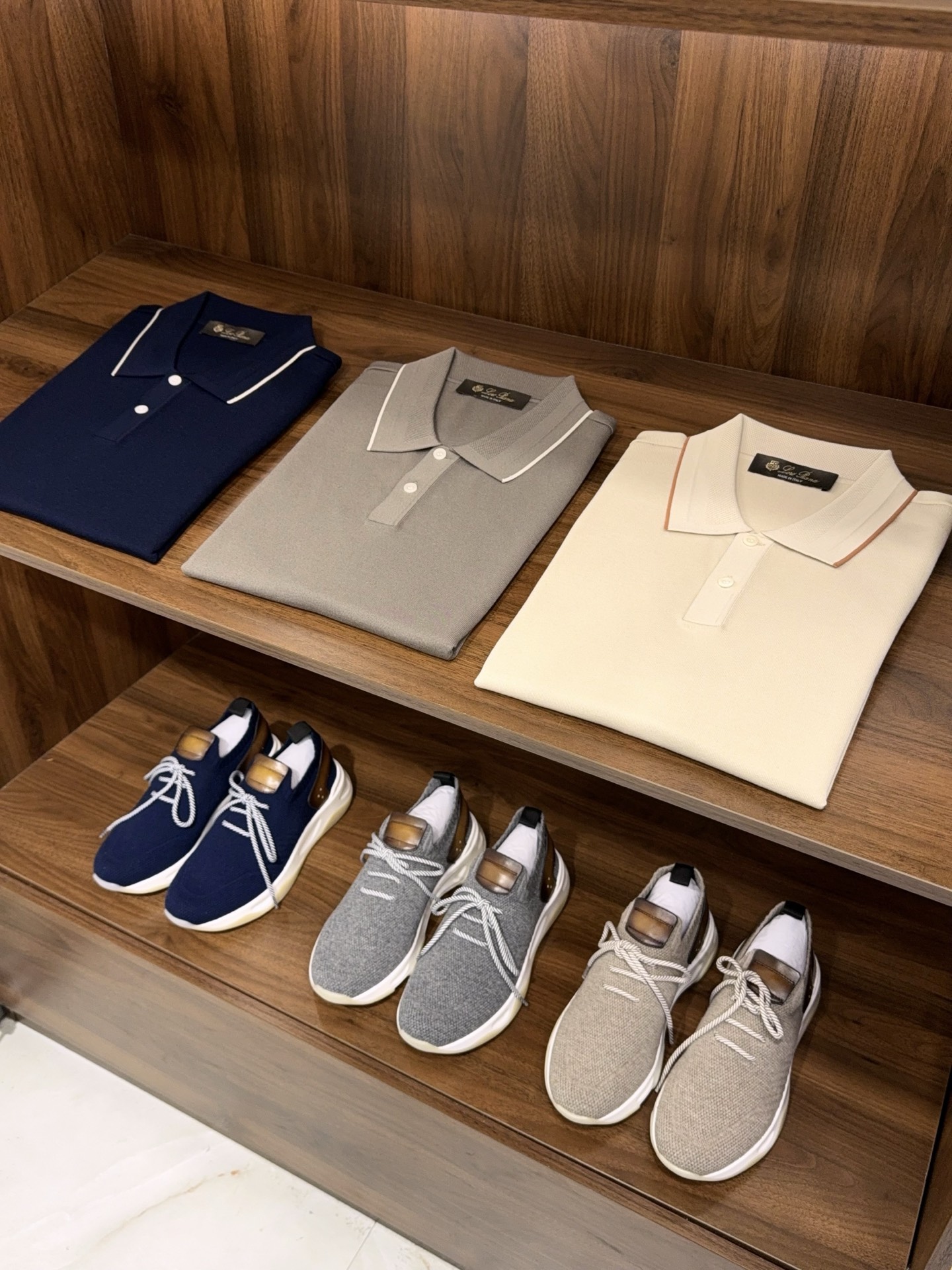 NO:134084,【New craftsmanship and edge weaving!  Elegant jacquard collar with breathable imported yarn short-sleeved lapel knitted POLO shirt] Encountering summer elegance, starting with this POLO shirt The hot summer cannot stop you from pursuing exquisiteness. This men's short-sleeved lapel knitted POLO shirt is tailor-made for you who pursue quality and style. New craftsman weaving edges show ingenuity. Say goodbye to the monotony and easy wear of traditional weaving edges, the new craftsman brings neat and crisp edge lines, which not only increases the durability of the clothes, but also shows uniqueness in the details. Every time you raise your hand and turn, you will show your exquisite taste. Elegant jacquard collar is the finishing touch of this POLO shirt. The delicate jacquard craftsmanship outlines the low-key and luxurious texture, injecting new fashion vitality into the classic POLO neck  .The slightly raised collars modify the neck lines. Whether you are wearing formal clothes to attend business occasions or walking on the streets in casual pants, you can show the right elegance. Using imported yarn is a persistence in quality. This yarn has excellent breathability. In summer, it can quickly expel moisture from the surface of the skin and always keep it dry and comfortable. The soft touch is like embracing the skin gently. Even if you wear it for a long time, there will be no tingling or discomfort, creating the ultimate wearing experience for you. Wear it, in a busy city, you are the focus of everyone's attention; in leisure time, you are a free and casual gentleman. Choose this POLO shirt to start your summer elegant journey. M-3XL, T-shirt, alexander wang19860909【新工艺织边！优雅的提花衣领舒透气进口纱线短袖翻领针织POLO衫】邂逅夏日优雅,从这件POLO衫开始 夏日的炽热无法阻挡你对精致的追求,这款男士短袖翻领针织POLO衫,就是为追求品质与格调的你量身定制. 新工艺织边,展现匠心独运.告别传统织边的单调与易磨损,新工艺带来的是利落挺括的边缘线条,不仅增加了衣物的耐用性,更在细节处彰显与众不同,每一次抬手、转身,都尽显精致品味. 优雅提花衣领,是这件POLO衫的点睛之笔.细腻的提花工艺,勾勒出低调而奢华的纹理,为经典的POLO领注入新的时尚活力 .微微立起的衣领,修饰颈部线条,无论是搭配正装出席商务场合,还是穿着休闲裤漫步于街头,都能展现出恰到好处的优雅气质. 采用进口纱线,是对品质的执着坚守.这种纱线有着卓越的透气性,夏日炎炎,它能迅速排出肌肤表面的湿气,时刻保持干爽舒适.柔软的触感,如同与肌肤轻柔相拥,即使长时间穿着,也不会有丝毫的刺痒与不适,为你打造极致的穿着体验. 穿上它,在繁忙都市中,你是众人瞩目的焦点；在休闲时光里,你是自在随性的绅士.选择这件POLO衫,开启属于你的夏日优雅之旅.M-3XL,,T-shirt,alexander wang,Men's clothing