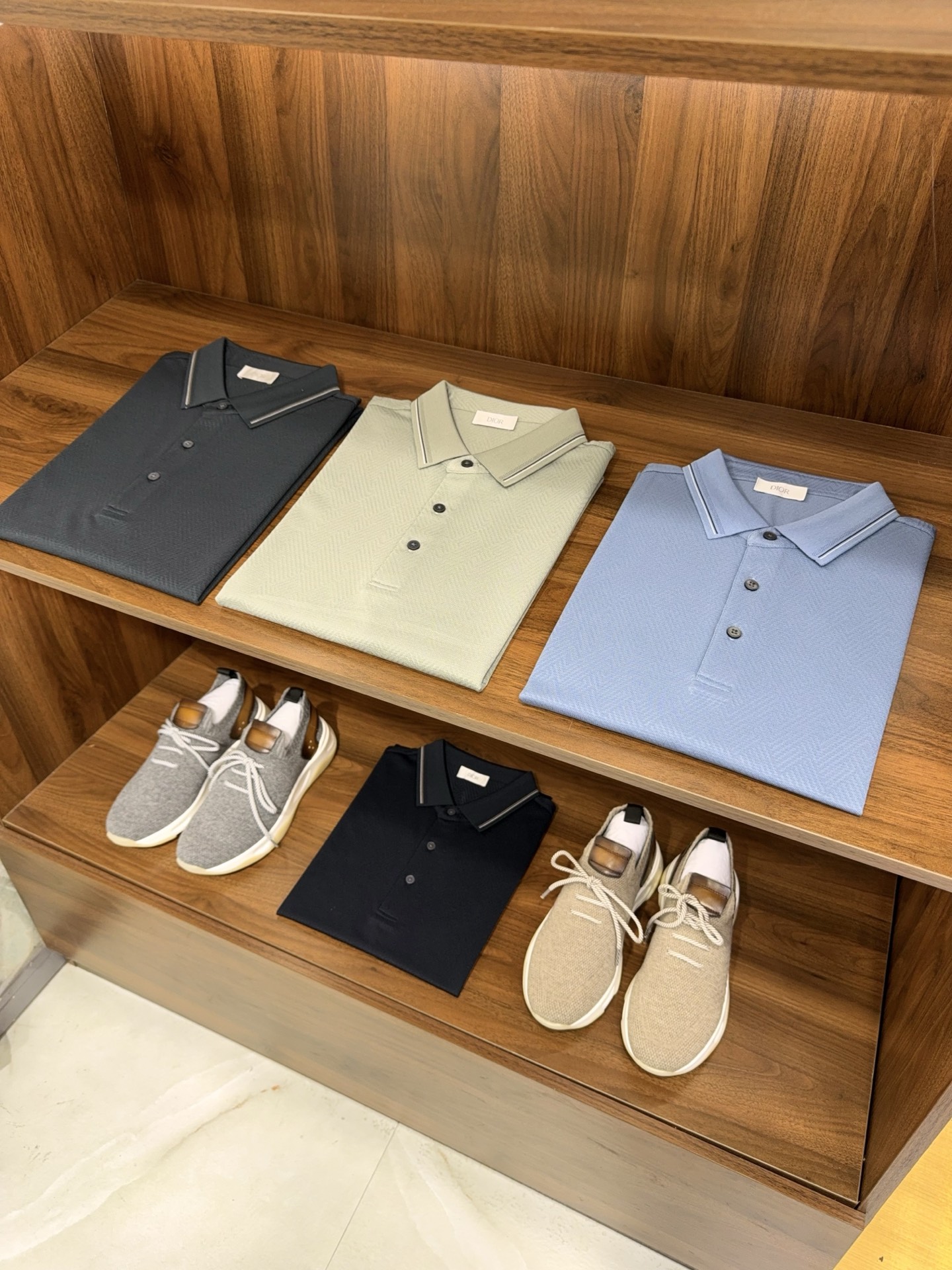 NO:134089,【Fashionable geometric pattern!  Summer Refreshing 30 Mullet Silk Specialty Yarn Contrast Color Collar Lapel Short Sleeve POLO Shirt】Unlock the summer refreshing password, this POLO Shirt has done it!  夏日炎炎,你还在为找不到一件既时尚又舒适的上衣而烦恼吗？  This men's short-sleeved POLO shirt will be your summer savior. The clothes are made of special woven yarn containing 30 mulberry silk. The mulberry silk gives it an excellent skin-friendly feeling. It is also wearable in summer, cool and breathable, sweat-absorbing and not stuffy; the special woven craftsmanship makes the fabric crisp, wrinkle-resistant, neat and stylish. The geometric pattern is the darling of this season's fashion circle. It boldly uses contrasting geometric design, full of artistic and modern atmosphere, and easily breaks the dullness of summer. When you wear it on your body, you are the focus of the crowd. Contrast collar is the finishing touch, breaking the convention and showing unique taste. The lapel design is classic and versatile. Whether it is paired with casual shorts to start the relaxing time of the weekend, or changing into linen trousers to participate in business activities, it can be perfectly adapted. Don't hesitate, buy this POLO shirt to inject refreshing vitality into your summer outfits.  .M-3XL (Narrow Blue Gray Green Blue Green), shorts, T-shirt, alexander wang19860909【时尚几何图案！夏日的清爽含30桑蚕丝特织纱线撞色衣领翻领短袖POLO衫】解锁夏日清爽密码,这件POLO衫做到了！ 夏日炎炎,你还在为找不到一件既时尚又舒适的上衣而烦恼吗？这款男士短袖POLO衫,将是你的夏日救星. 衣服选用含30桑蚕丝的特织纱线,桑蚕丝赋予它绝佳的亲肤感,夏日贴身穿也毫无负担,清凉透气,吸汗不闷热；特织工艺则让面料挺括抗皱,利落有型. 几何图案是本季时尚圈的宠儿,它大胆运用撞色几何设计,充满艺术感与现代气息,轻松打破夏日沉闷,穿在身上,你就是人群焦点. 撞色衣领是点睛之笔,打破常规,彰显独特品味 ,翻领设计经典又百搭,无论是搭配休闲短裤开启周末的放松时光,还是换上亚麻长裤参加商务活动,它都能完美适配. 别再犹豫,入手这件POLO衫,为你的夏日穿搭注入清爽活力 .M-3XL（藏青 灰绿色 蓝色 绿色）,,shorts,T-shirt,alexander wang,Men's clothing