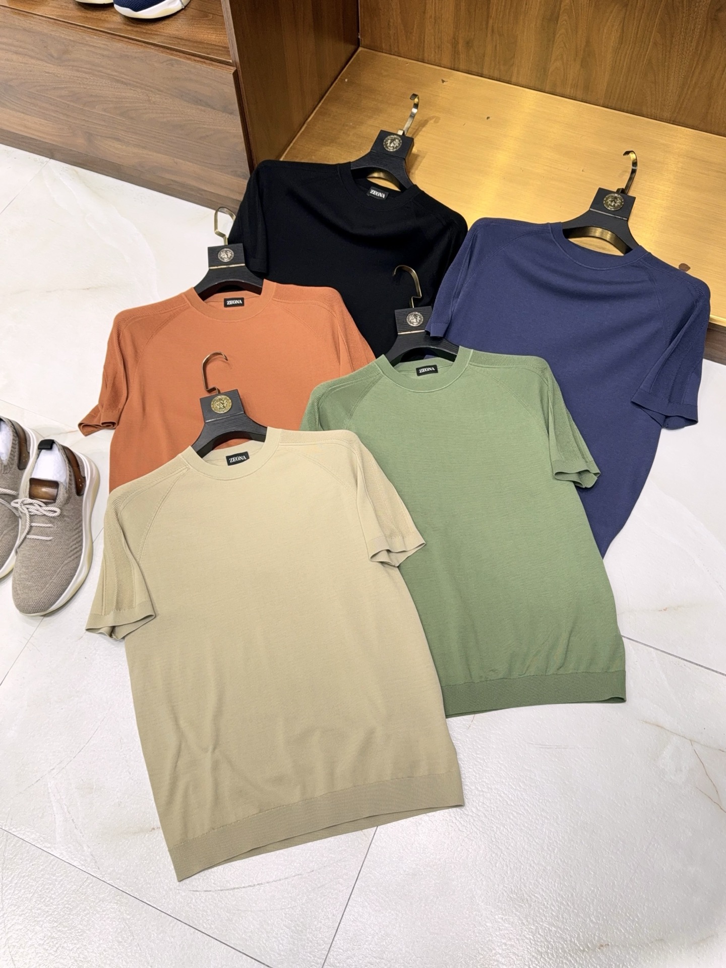 NO:134087,【The versatile model is here!  Jacquard textured saddle shoulder design silky comfortable silk cotton yarn round neck knitted sweater short-sleeved T-shirt】Unlock summer universal match for men round neck knitted short-sleeved T-shirt. Are you still worried about what to wear every day?  This silk cotton yarn round neck knitted short-sleeved T-shirt with jacquard textured saddle shoulder design is definitely your summer savior, one piece to solve all the matching problems!  The unique jacquard texture breaks the monotony of the solid-color T-shirt and adds a low-key but elegant sense of elegance. When you look closely, the texture is delicate and textured, and every detail shows extraordinary taste. Whether you go out on the street or attend small parties, you can easily hold the whole audience. Different from the regular version, the clever design of saddle shoulders not only visually optimizes the shoulder lines, allowing you to naturally have a wide shoulder and a more charming inverted triangle figure, but also greatly improves the comfort of wearing. It has no sense of restraint when moving, and it is easy to raise your hand and turn around.  The fabric is made of silk cotton yarn, which perfectly combines the smoothness of silk, the breathable and sweat-absorbing of cotton and the cool touch of numb. In the instant of the upper body, you can feel the gentleness and silkiness of the spring breeze, and the heat and stickiness of summer are wiped out. At the same time, it also has good breathability, keeping the skin dry at all times, saying goodbye to the smell of sweat, and making you refreshed at all times. The round neck design is simple and classic, adapted to various face shapes, easily modifying the neck lines, showing a neat and generous temperament. Moreover, as the 