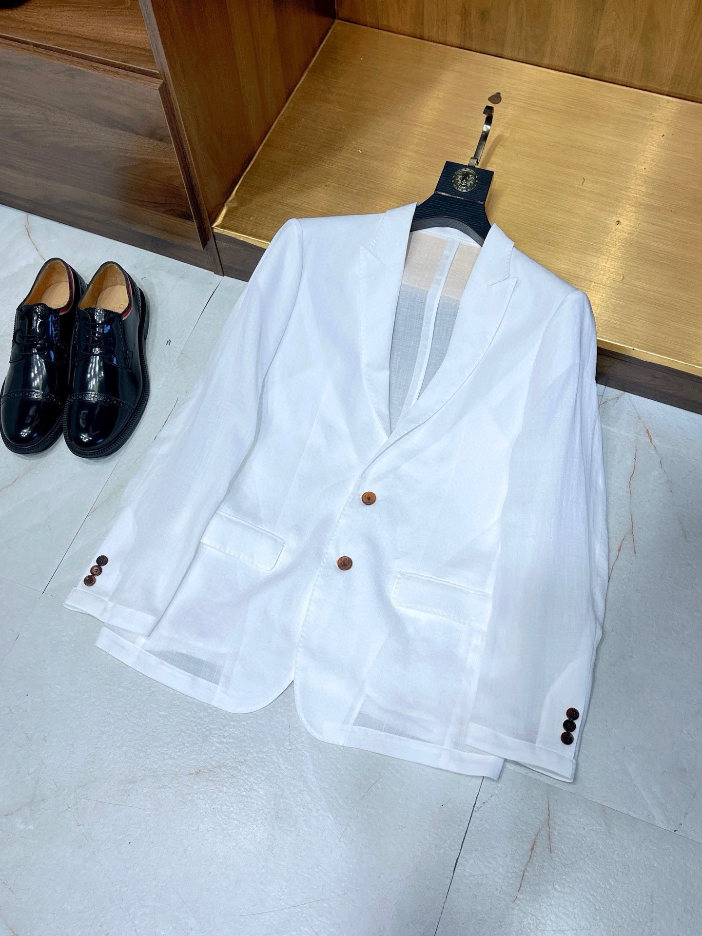 NO:499692,【New colors are added!  Lightweight and comfortable ramie breathable, cool, anti-UV rays, strong half-liner small gun-shaped collar design single suit] Ultra-thin style This suit does combine multiple advantages such as lightness, comfort, breathability, coolness and UV rays, especially the ramie fabric it uses, which ensures an excellent wearing experience. The natural fiber structure of ramie is not only breathable, but also effectively sweats, allowing you to stay dry in hot weather. At the same time, ramie also has a natural anti-ultraviolet function, which can effectively block the invasion of ultraviolet rays and protect your skin health. The semi-liner design makes this suit more fitting and showing an elegant temperament. The design of the small gun-shaped collar adds a sense of fashion to the entire suit, showing the wearer's confidence and charm.  Whether it is a business or a casual occasion, this single suit is a good choice. It can be worn alone or as a basic item for matching. It is matched with different pants and shoes to show different styles. In general, this single suit that is light and comfortable, breathable and cool, strong UV proof and semi-lined small gun-shaped collar design not only meets your pursuit of comfort, but also shows your fashion taste. Whether it is for daily office or outdoor activities, it will be your ideal choice. M-3XL, business suit, alexander wang19860909【又添新色了哦！轻盈舒适苎麻透气凉爽防紫外线强半里衬小枪驳领设计单西装】超薄款这款西装确实集轻盈、舒适、透气、凉爽和防紫外线等多重优点于一身,特别是它采用了的苎麻面料,保证了出色的穿着体验. 苎麻的天然纤维结构不仅透气性好,还能有效排汗,让您在炎热的天气中也能保持干爽.同时,苎麻还具有天然的防紫外线功能,可以有效地阻挡紫外线的侵害,保护您的皮肤健康. 半里衬的设计使得这款西装更加贴合身形,展现出优雅的气质.小枪驳领的设计则为整款西装增添了一丝时尚感,展现出穿着者的自信和魅力. 无论是商务场合还是休闲场合,这款单西装都是不错的选择.它既可以单独穿着,也可以作为搭配的基础单品,搭配不同的裤子和鞋子,展现出不同的风格. 总的来说,这款轻盈舒适、透气凉爽、防紫外线强、半里衬小枪驳领设计的单西装,不仅满足了您对舒适度的追求,同时也展现了您的时尚品味.无论是日常办公还是户外活动,它都将是您的理想选择.M-3XL,,business suit,alexander wang,Men's clothing