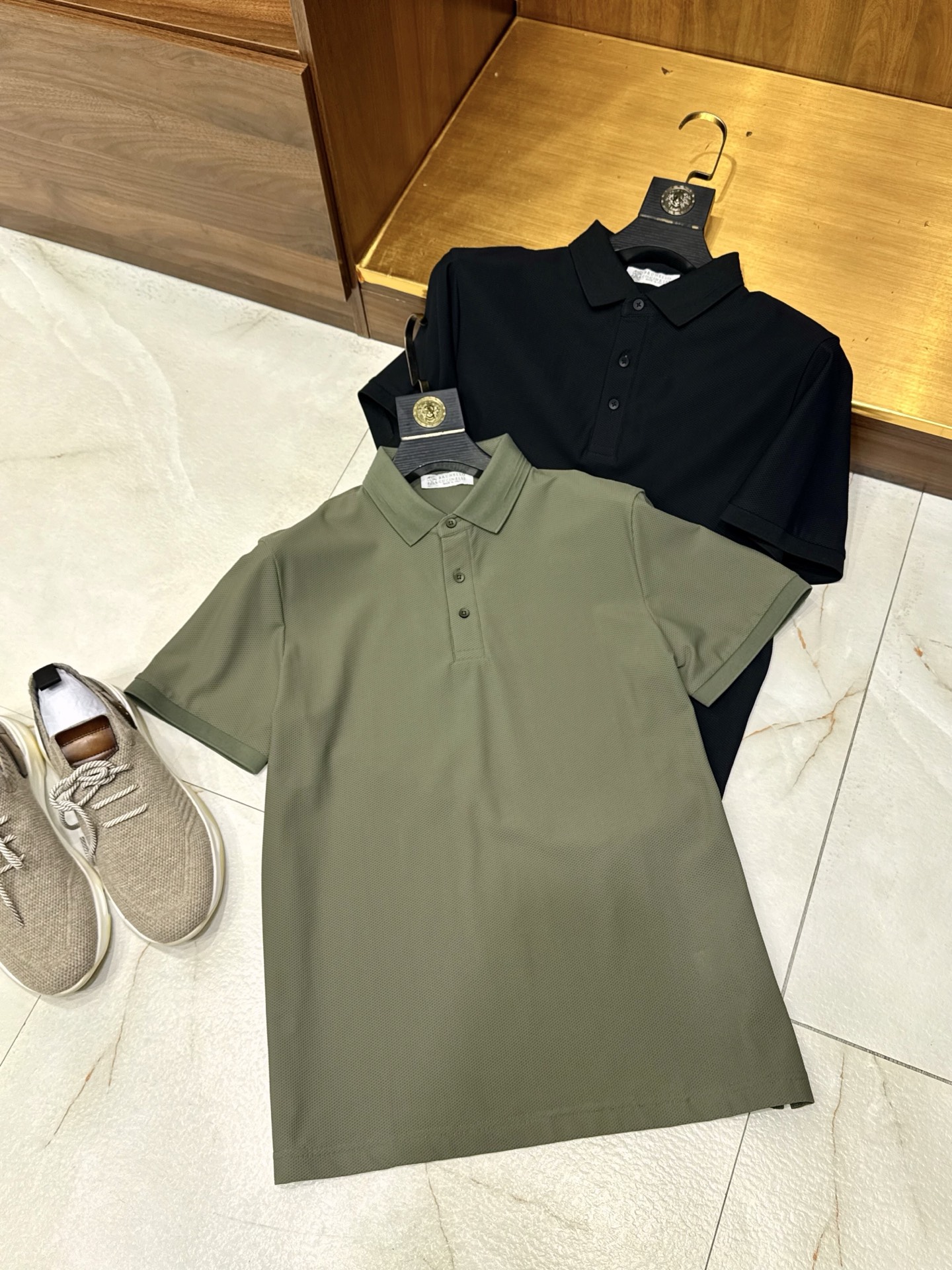 NO:148743,【Bring your own air conditioner!  High-definition knitted honeycomb texture fabric cool silky slit design lapel short-sleeved POLO shirt] Summer savior!  Men's POLO shirts with air conditioners are coming. When summer comes, sweating becomes the norm?  Don’t worry, this men’s lapel short-sleeved POLO shirt is definitely your summer savior!  It uses high-density knitted honeycomb texture fabric. As soon as you are on the upper body, the cool feeling comes instantly, as if it comes with an air conditioner, a hint of coolness penetrates into the skin, and the dryness and heat in summer instantly dissipates. The unique honeycomb texture is not only beautiful, but also greatly increases the breathability of the fabric. The air can flow freely in the clothes, taking away the stuffy and moisture in time, and keeping the body dry. This fabric is also particularly silky, and the touch is like gently caressing the gurgling stream, saying goodbye to the sticky and rough feeling brought by summer clothes, giving you the ultimate comfortable wearing experience.  The slit design is the finishing touch of this POLO shirt. It breaks the convention and adds a bit of casualness and freedom, makes it more comfortable to move, and is free of restraint. It is very suitable for daily travel, exercise, or casual gatherings. The classic lapel design is simple and yet atmospheric, modifying the neck lines, demonstrating the capable and neat temperament of a man, and easily grasping the balance between business and leisure. Put on it, say goodbye to the hot summer, embrace coolness and fashion, and be the most refreshing handsome man this summer!  M-3XL (black green), T-shirt,alexander wang19860909【自带空调！高密织针织蜂窝纹理面料冰凉丝滑开叉设计翻领短袖POLO衫】夏日救星！男士自带空调的POLO衫来袭 夏天一到,汗流浃背成了常态？别担心,这件男士翻领短袖POLO衫,绝对是你的夏日救星！ 它采用高密织针织蜂窝纹理面料,一上身,凉感瞬间袭来,仿佛自带空调,丝丝凉意沁入肌肤,夏日燥热瞬间消散.独特的蜂窝纹理不仅美观,更大大增加了面料的透气性,空气能够在衣物间自由流通,及时带走闷热与湿气,保持身体干爽.这种面料还格外丝滑,触感如同轻抚潺潺溪流,告别夏日衣物带来的黏腻粗糙感,给你极致舒适穿着体验. 开叉设计是这件POLO衫的点睛之笔,打破常规,增添了几分随性与洒脱,活动起来更加自在,没有束缚感,无论是日常出行、运动健身还是休闲聚会都很适配.经典翻领设计,简约又不失大气,修饰颈部线条,彰显男士干练利落的气质,轻松拿捏商务与休闲的平衡. 穿上它,从此和夏日闷热说再见,拥抱清凉与时尚 ,做这个夏天最清爽的型男！M-3XL（黑色 绿色）,,T-shirt,alexander wang,Men's clothing