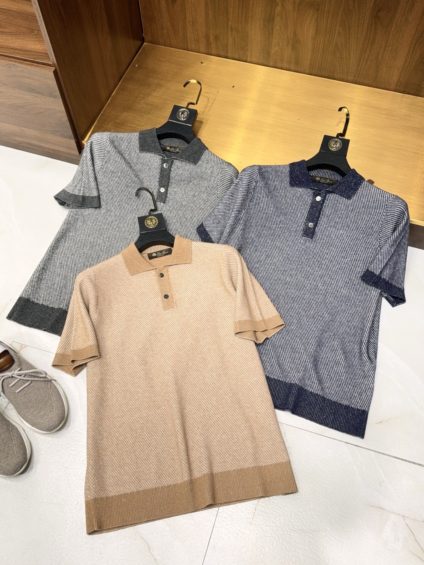 NO:159514,【Precision series!  Guest-supplied worsted yarns include 25 mulberry silk 75 merino wool twill jacquard craft micro-wide version lapel short-sleeved POLO shirt] midsummer dream weaving, Italian style - Men's Twill jacquard POLO shirt. Looking for a balance between elegance and comfort between the city and nature, this men's Twill short-sleeved POLO shirt is your ideal dress companion. Select guest-supplied worsted yarns, combining 25 mulberry silk and 75 merino wool, bringing the smooth, soft, natural luster and moisture-absorbing and breathable of mulberry silk, perfect combination with the delicate skin-friendly, excellent warmth and good elasticity of merino wool, bringing a spring-like dressing experience to the skin, suitable for daily commuting or leisure and vacation.  Twill jacquard craftsmanship, carefully woven, the complex and exquisite texture vividly reveals the body, showing the low-key and luxurious texture, and every turn is a reflection of taste. The slightly wide-size design modifies the body without losing its freedom. The lapel design is simple and neat, retaining the classic elements of the POLO shirt, and adding a bit of casualness and freedom. From business negotiations in a bustling city to walking around the suburbs on a leisurely weekend, it can be easily controlled, paired with casual pants or jeans to show a unique charm of men. In this season, wear it and embrace every moment of life. M-3XL (gray, blue, apricot), jeans, T-shirt, alexander wang19860909【臻品系列！客供精纺纱线含25桑蚕丝75美利奴羊毛斜纹色织提花工艺微阔版翻领短袖POLO衫】盛夏织梦,意式风华——男士臻品系列斜纹色织提花POLO衫. 在都市与自然的交错间,寻找优雅与舒适的平衡,这款男士臻品系列短袖POLO衫,正是你理想的着装伴侣. 精选客供精纺纱线,融合25桑蚕丝与75美利奴羊毛 ,将桑蚕丝的爽滑柔软、天然光泽及吸湿透气,与美利奴羊毛的细腻亲肤、卓越保暖及良好弹性完美结合,为肌肤带来如沐春风的穿着体验,无论是日常通勤还是休闲度假都适宜. 斜纹色织提花工艺,经精心编织,复杂而精美的纹理跃然衣身,彰显低调奢华质感,每一次转身都是品味的流露.微阔版型设计,修饰身形又不失自在,翻领设计简洁利落,既保留了POLO衫的经典元素,又增添了几分随性与洒脱. 从繁华都市的商务洽谈,到闲适周末的郊外漫步,它都能轻松驾驭,搭配休闲裤或牛仔裤,展现独特的男士魅力. 在这个季节,穿上它,拥抱生活的每一刻美好.M-3XL（灰色 蓝色 杏色）,,jeans,T-shirt,alexander wang,Men's clothing