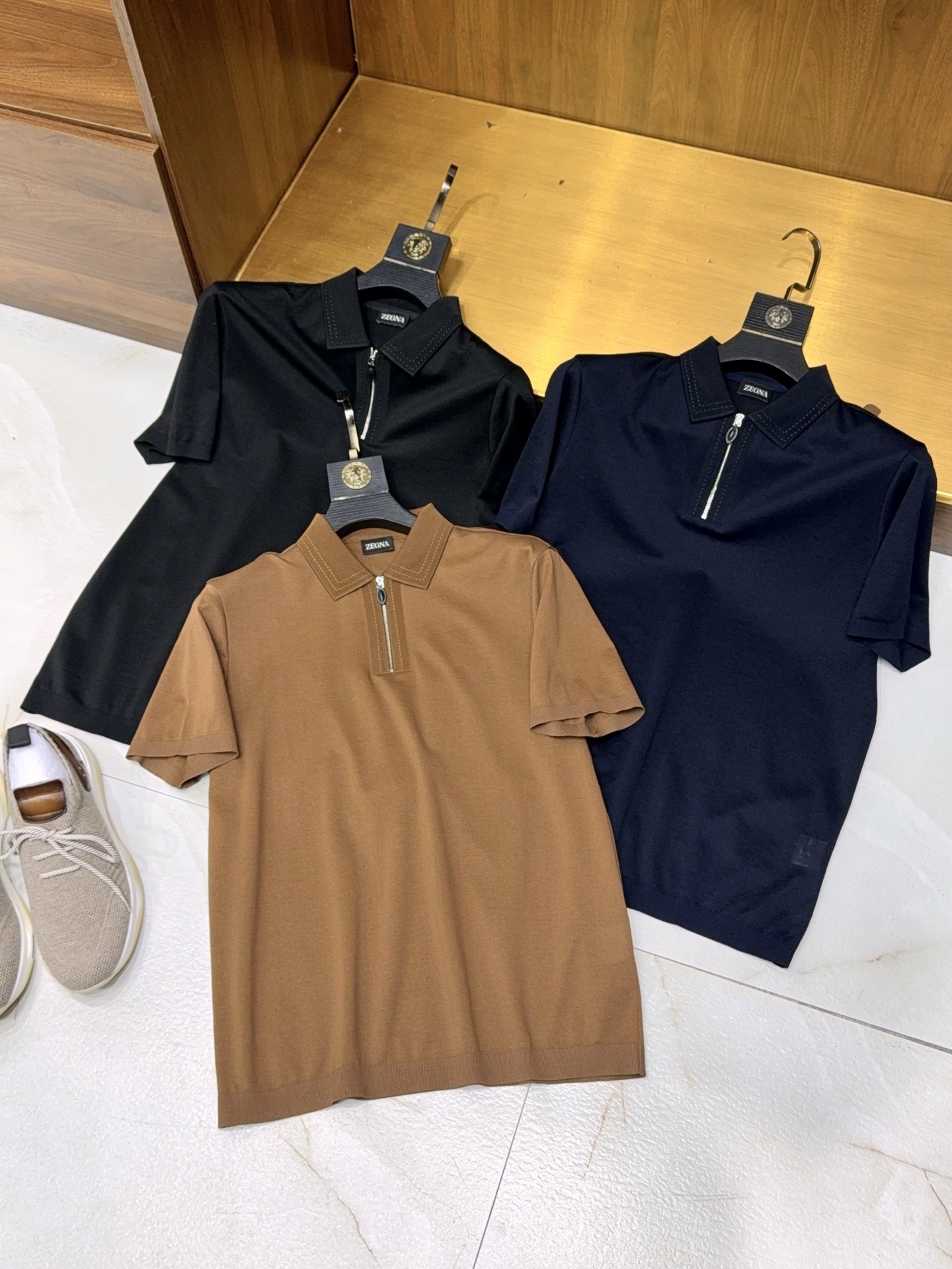 NO:148728,【How can I miss it in the hot summer!  Cool and breathable, linen fiber, light luxury line collar and leather zipper lapel short-sleeved POLO shirt. Unlock the summer refreshing password. You must have this POLO shirt. The hot summer is coming as scheduled. Every time you go out, it feels like you are walking into a steamer. Don’t worry, this lapel short-sleeved POLO shirt is definitely your savior for summer outfits!  Its fabric contains 11 flax fiber, and the rest is high-quality cotton. Flax fiber is a natural 