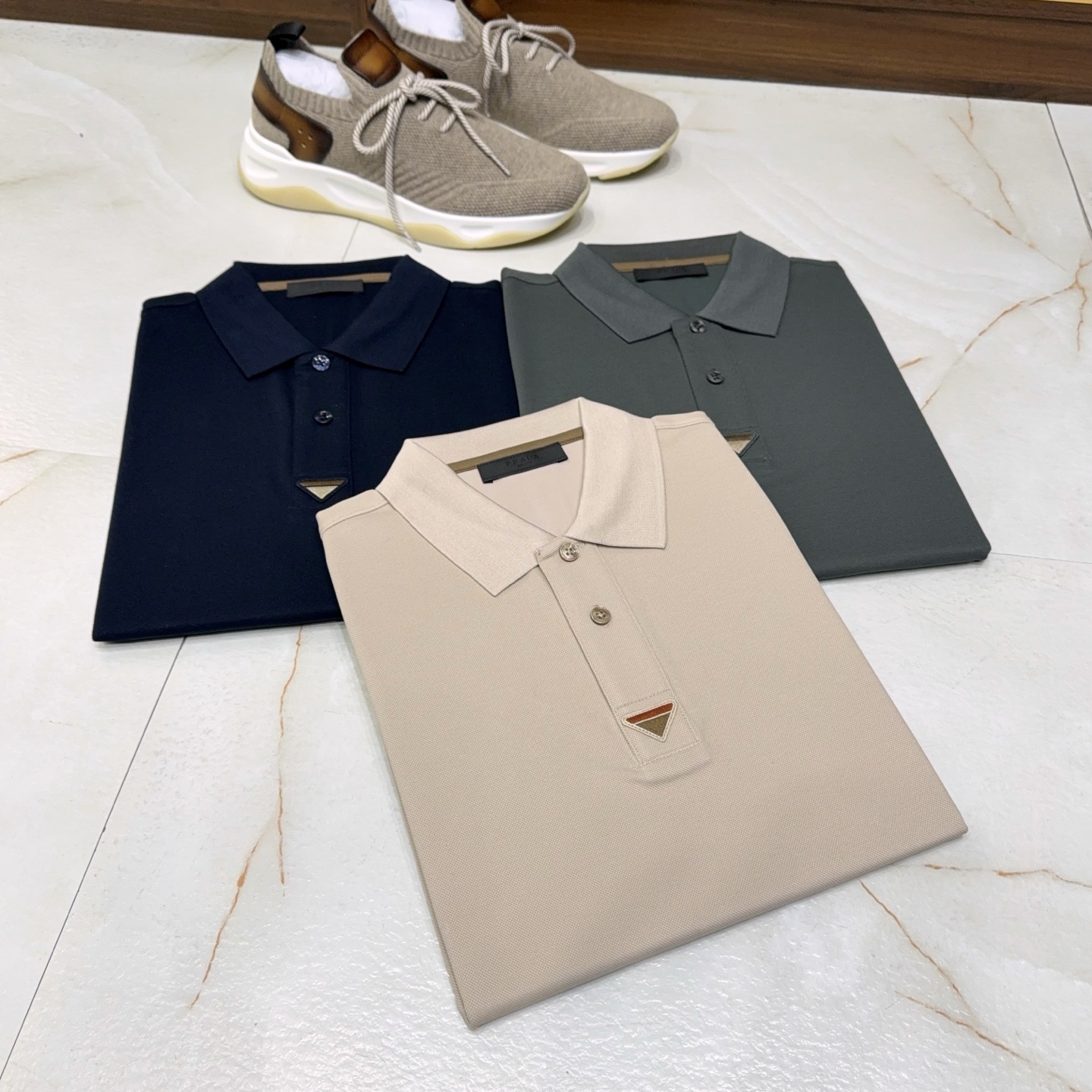 NO:159517,【Beautiful style embroidered triangle logo!  Imported high-density woven pearl-ground mesh fabric contrasting color sleeve edges embellish the luxurious feeling of lapels and short-sleeved POLO shirt] A must-have for handsome men in summer!  Unlocking high-quality POLO shirt. On the road of pursuing quality and style, this lapel short-sleeved POLO shirt is definitely your best choice. Its neckline, beautifully embroidered triangle logos, delicate stitches, outline unique patterns, inadvertently highlighting the wearer's extraordinary taste. The fabric is made of imported high-density woven beaded mesh, which is not only soft and skin-friendly, but also first-class breathability. The fine mesh structure can quickly expel the heat and moisture generated by the body, keeping it dry and comfortable at all times. Even in the hot summer, you can enjoy the coolness. The design of contrasting sleeves is the finishing touch, and the two carefully matched colors collide with each other, adding a touch of liveliness and fashion to the whole dress. This clever design fills the sense of luxury, and can be easily controlled in daily leisure and business occasions.  Wear it, you are the focus of summer fashion, every step exudes confidence and charm. M-3XL (Nark Blue Green Apricot), T-shirt, alexander wang19860909【格调优美刺绣三角标！进口高密织珠地网眼面面料撞色袖边点缀奢侈感拉满翻领短袖POLO衫】夏日型男必备！解锁高级质感POLO衫 在追求品质与格调的道路上,这件翻领短袖POLO衫,绝对是你的不二之选. 它的领口处,男士格调优美刺绣三角标,细腻的针脚,勾勒出独特的图案,不经意间彰显着穿着者的不凡品味. 面料选用进口高密织珠地网眼,不仅触感柔软亲肤,透气性更是一流.细密的网眼结构,能够迅速排出身体产生的热气与湿气,时刻保持干爽舒适.即使在炎炎夏日,也能让你尽享清凉. 撞色袖边的设计堪称点睛之笔,两种精心搭配的颜色相互碰撞,为整件衣服增添了一抹活泼与时尚.这种巧妙的设计,让奢侈感拉满,无论是日常休闲还是商务场合,都能轻松驾驭. 穿上它,你就是夏日里的风尚焦点,每一步都散发着自信与魅力.M-3XL（藏青 绿色 杏色）,,T-shirt,alexander wang,Men's clothing