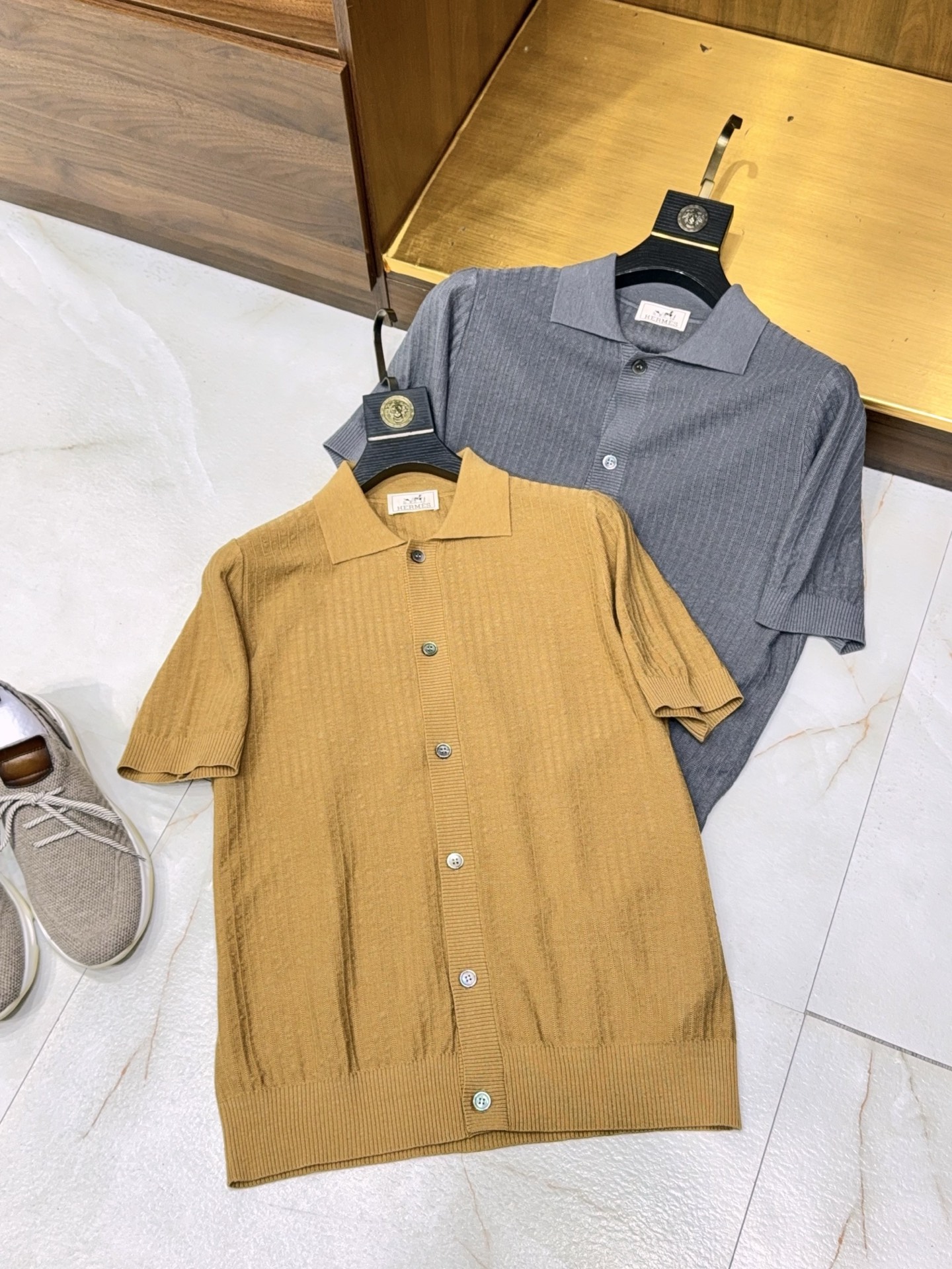 NO:159489,[The time-consuming king is here!  It took more than 120 minutes to use the German Stor machine to knit a short-sleeved cardigan with linen mulberry silk-blend shirt] The men's cardigan that has been questioned countless times can finally be said. Brothers, if you want to wear it cool and yet have a style in summer, you must not miss this short-sleeved cardigan with linen mulberry silk-blend shirt-blend shirt-blended cardigan!  It is made of German Stor machines. This machine is not ordinary. It is quite famous in the textile industry, precise and efficient. But even such an advanced machine will take more than 120 minutes to weave such a cardigan. This long production time is a precipitation of quality. The blended fabric of linen and mulberry silk is definitely the soul of this cardigan. Linen has good moisture absorption, can quickly absorb sweat on the skin, keep it refreshing, and has excellent breathability. When the wind blows, the heat will quickly dissipate, and the stuffiness of summer disappears instantly; mulberry silk brings unparalleled softness and smoothness, and it is like being gently caressed by a cloud, and it also has a natural luster, making the whole dress look full of texture.  The shirt-style style is simple and atmospheric, with neat lines that modify the figure, and the short-sleeved design just shows the lines of the arm. The style of the cardigan is casual and comfortable. Whether it is paired with a T-shirt or wearing it alone, you can easily grasp the sense of fashion. Whether it is daily going out on the street, friends' gatherings, or vacation and leisure, wearing it, you will be the focus of the crowd and easily become the most handsome man!  M-3XL (Gray khaki, the real thing is deeper and more attractive),,shirts,T-shirt,tees,t-shirt,alexander wang19860909【耗时王来了哦！采用德系斯托尔机器耗时120多分钟才能织一件亚麻桑蚕丝混纺衬衫式短袖开衫】被追问无数次的男士开衫,终于可以说了. 兄弟们,夏天想穿得清凉又不失格调,这件亚麻桑蚕丝混纺衬衫式短袖开衫你可一定不能错过！ 它用的是德系斯托尔机器织造,这机器可不一般,在纺织界那是相当有名,精准又高效.但即便是这样先进的机器,织成这么一件开衫,也得花上120多分钟.这漫长的制作时间,每一秒都是品质的沉淀. 亚麻和桑蚕丝的混纺面料,绝对是这件开衫的灵魂所在.亚麻有着良好的吸湿性,能迅速吸收皮肤上的汗液,保持清爽,而且透气性绝佳,风一吹,热气迅速散去,夏日的闷热瞬间消失不见；桑蚕丝则带来无与伦比的柔软顺滑,贴身穿就像被云朵轻抚,还带着自然的光泽,让整件衣服看起来质感满满. 衬衫式的版型简约又大气,利落的线条修饰身材,短袖设计恰到好处地展现出手臂线条,开衫的款式随性又自在,不管是搭配T恤还是直接单穿,都能轻松拿捏时尚感.不管是日常出街、朋友聚会,还是度假休闲,穿上它,你就是人群中的焦点,轻松成为最会穿的型男！M-3XL（灰色 卡其 实物偏深 更耐看）,,shirts,T-shirt,tees，t-shirt,alexander wang,Men's clothing