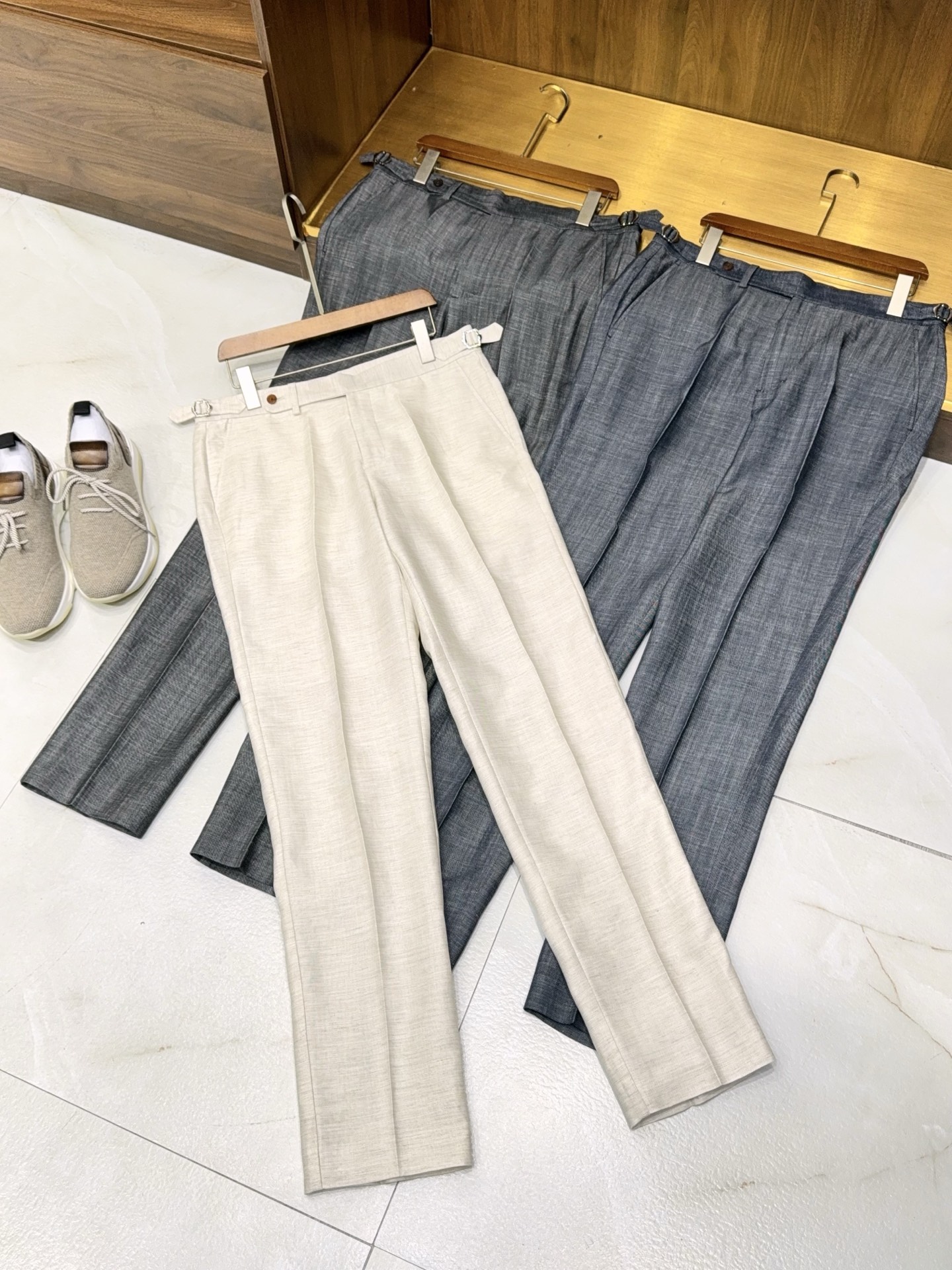 NO:499708,【Summer must-have shen pants!  Choose high-quality cold and breathable silk thread fabric to adjust the Naples waist casual trousers trousers] Unlock the summer refreshing password, you deserve this magic pants. In the hot summer, ordinary pants will be stuffy and sticky when worn, as if wrapped in a layer of plastic wrap?  It’s time to let this must-have pair of men’s summer pants come on stage and save your summer outfit and comfort!  It uses high-quality cold and breathable silk thread fabric, which perfectly blends the smoothness of silk and the breathable thimble. When it comes to the skin, coolness comes, quickly dispelling the heat. The fine fiber structure forms an efficient air circulation channel, accelerates the evaporation of sweat, keeps it refreshing at all times, and bid farewell to the embarrassment of sweat. The adjustable Naples waist is the finishing touch, which is different from the traditional fixed waist, which can be flexibly adjusted according to your diet and routine. After a meal, it is relaxed slightly, free and unrestrained; when you travel on a daily basis, it is tightened and neat and stylish. The exquisite metal adjustment buckle is full of texture, easy to adjust, and adapts to the body shape changes at different times.  As casual trousers, it is suitable for various summer occasions. In the workplace, it is paired with a simple shirt, neat and capable, and the conference room and business negotiations are all online. On weekends, wear a personalized T-shirt, stroll on the streets and on the beach, showing casual and comfortable. Multiple colors are available, classic black, calm and atmospheric, refreshing, white, clean and pure, khaki retro, satisfying different style preferences. This summer, say goodbye to the stuffiness and constraints, embrace coolness and freedom. Buy these magic pants, make summer outfits more tasteful, and the comfort of life soar!  (48-56) M-3XL, Shirts,tees,t-shirt,alexander wang19860909【夏日必备shen裤！选用优质冰凉透气丝麻面料可调节那不勒斯腰头休闲西裤长裤】解锁夏日清爽密码,这条神裤你值得拥有 夏日炎炎,普通裤子穿上就闷热黏腻,仿佛裹着一层保鲜膜？是时候让这条男士夏日必备神裤登场,拯救你的夏日穿搭和舒适度了！ 它选用优质冰凉透气丝麻面料,丝的顺滑与麻的透气完美融合.接触皮肤瞬间,凉意袭来,迅速驱散暑气 .细密纤维结构形成高效空气流通通道,加速汗液蒸发,时刻保持清爽,告别汗湿尴尬. 可调节那不勒斯腰头是点睛之笔,区别于传统固定腰头,能根据你的饮食、作息灵活调整.大餐后微微放宽,自在无束缚；日常出行收紧,利落有型.精致金属调节扣,质感满满,轻松一调,适配不同时刻的身形变化. 作为休闲西裤,它适配各种夏日场合.职场上身,搭配简约衬衫,利落干练,会议室、商务洽谈都气场在线；周末出游,搭件个性T恤,漫步街头、海边度假,尽显随性惬意.多色可选,经典黑沉稳大气,清爽白干净纯粹,卡其色文艺复古,满足不同风格偏好. 这个夏天,告别闷热与束缚,拥抱清凉与自由.入手这条神裤,让夏日穿搭更有品,生活舒适度直线飙升！（48-56）M-3XL,,shirts,tees，t-shirt,alexander wang,Men's clothing