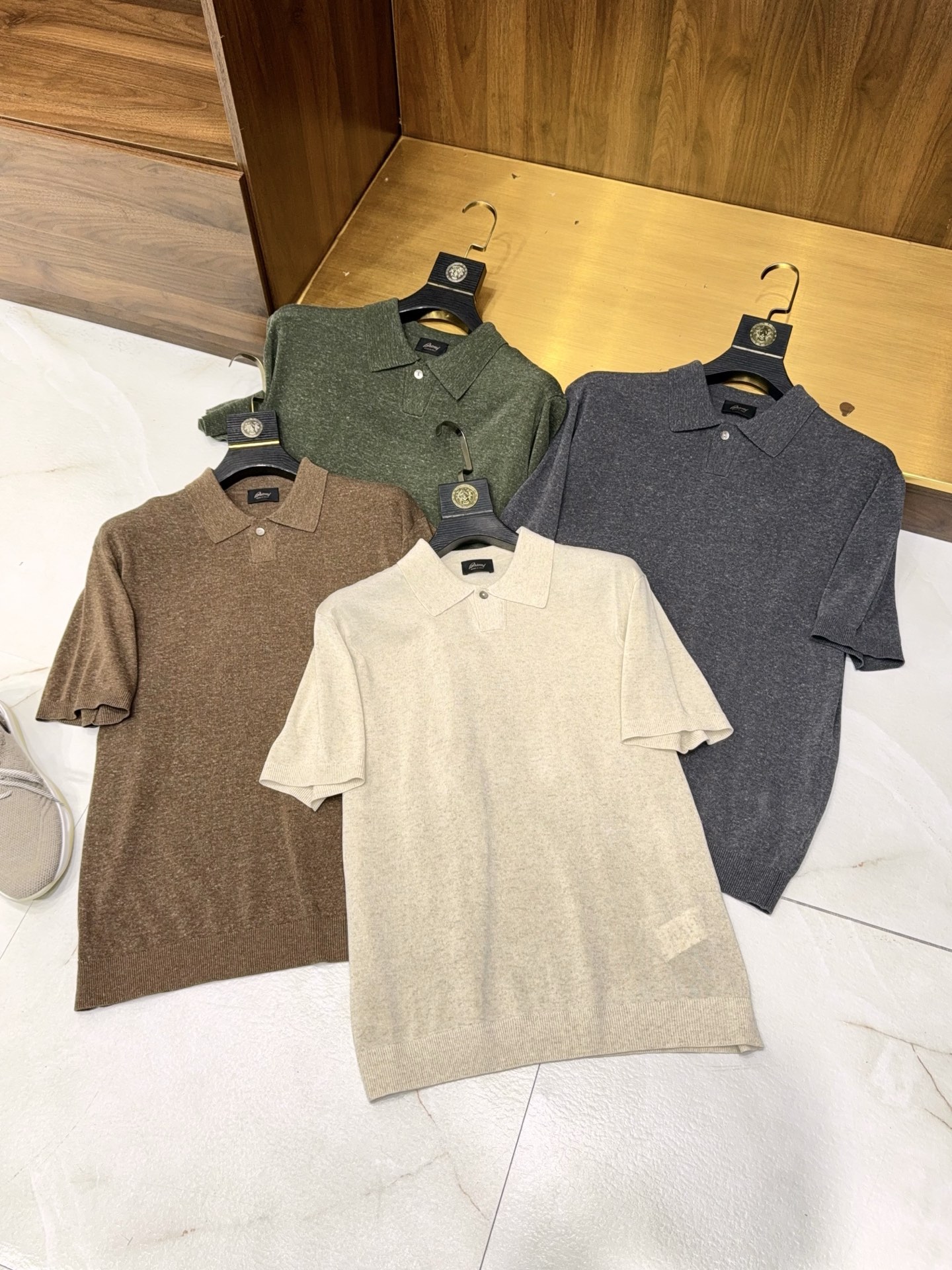 NO:159512,[Text luxury linen strong twist AB floral yarn unique buckle design simple and exquisite lapel short-sleeved knitted POLO shirt] The summer elite's style choice - linen strong twist AB floral yarn POLO shirt. On the road to pursuing quality and style, a true gentleman never compromises. This men's short-sleeved knitted POLO shirt is born to match your extraordinary taste. Rare materials, luxurious nature, selected top-quality linen fabrics, processed with strong twisting process, not only gives the fabric a unique texture texture, but also enhances its breathability and moisture absorption. In the hot summer, it can quickly absorb moisture and sweat, keep the body dry at all times, and every time you wear it, it is an intimate embrace with nature.  Ingenious and unique AB flower yarn craftsmanship injects artistic soul into this POLO shirt. Two yarns of different colors or textures intertwined, changing subtle color levels under the light, showing luxury in low-key, whether in business negotiations or casual gatherings, you can highlight your unique aesthetic. Simple design, exquisite details, a buckle design, abandon complexity, and return to simplicity and authenticity. Just the right tightness, easy to put on and take off without losing elegance. Exquisite lapels, smooth lines, modify the neck lines, and show the neat and capable temperament of men. Every stitch and every detail are carefully polished to interpret the persistent pursuit of quality. When you wear it, you will not only gain a piece of clothing, but an attitude of life, a relentless pursuit of texture and exquisiteness. M-3XL (Apricot coffee green gray)  8, T-shirt,alexander wang19860909【质感奢华亚麻强捻AB花纱工艺独特一粒扣设计简约精致翻领短袖针织POLO衫】夏日精英的格调之选——亚麻强捻AB花纱POLO衫. 在追求品质与风格的道路上,真正的绅士从不妥协.这件男士短袖针织POLO衫,便是为匹配您的不凡品味而生. 珍稀材质,奢享自然精选顶级亚麻面料,以强捻工艺处理,不仅赋予面料独特的肌理质感,更增强了其透气性与吸湿性.夏日炎炎,它能迅速吸湿排汗,时刻保持身体干爽,每一次穿着都是与大自然的亲密拥抱. 匠心独运,AB花纱独特的AB花纱工艺,为这件POLO衫注入了艺术灵魂.两种不同色彩或质地的纱线相互交织,在光线下变幻出微妙的色泽层次,低调中尽显奢华,无论商务洽谈还是休闲聚会,都能彰显您的独特审美. 简约设计,精致细节一粒扣设计,摒弃繁杂,回归简约本真.恰到好处的松紧度,穿脱便捷又不失优雅.精致翻领,线条流畅,修饰颈部线条,展现男士利落干练的气质.每一处针脚、每一个细节,都经过精心打磨,诠释着对品质的执着追求. 穿上它,您收获的不仅仅是一件衣衫,而是一种生活态度,一种对质感与精致的不懈追求.M-3XL（杏色 咖啡 绿色 灰色） 8,,T-shirt,alexander wang,Men's clothing