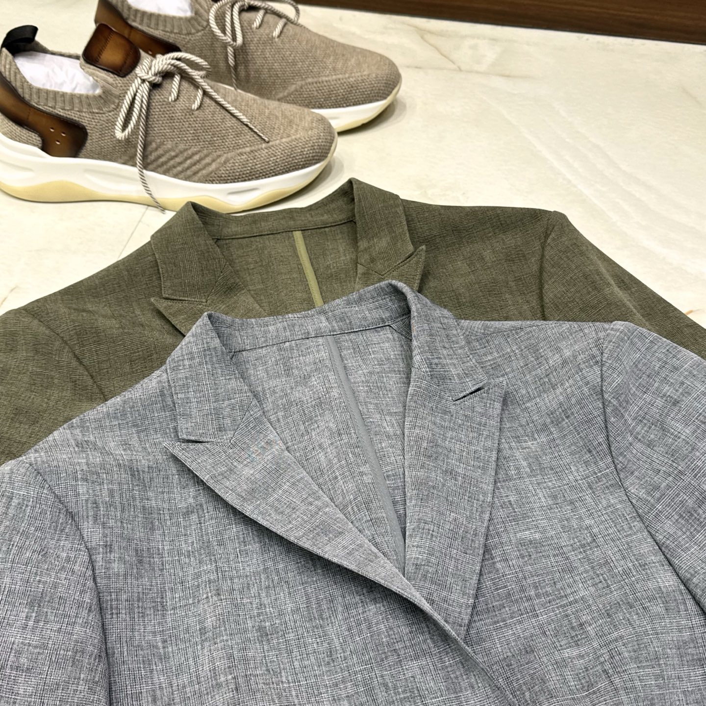 NO:159495,【Summer Time LP Home Season Box!  Prince of Wales plaid with linen fiber gun collar design casual two-piece single suit] Entering the hot summer, a casual suit that combines texture and comfort is undoubtedly the summer savior of handsome men. This Prince of Wales plaid casual two-piece single suit in the LP home summer time season box can definitely satisfy all your fantasies about summer outfits. This suit uses a classic Prince of Wales plaid design, with lines intertwined, showing the elegance and retro charm of British style  , whether it is a formal occasion or a daily street, you can easily grasp the high-end atmosphere. At the same time, the fabric is specially incorporated into the fabric, which brings many surprises to summer wear. Flax fiber has excellent breathability, can quickly expel the heat and moisture emitted by the body, keep the body dry and comfortable, and let you say goodbye to the stuffy and sticky under the scorching sun. Moreover, it also gives the suit a natural wrinkle, adding a casual and relaxing feeling to the overall look.  The design of the gun-blocked collar is the finishing touch. The sharp neck corner extends upwards, which not only visually lengthens the neckline, making the whole person look more upright, but also cleverly adds a neatness and ability, which easily enhances the aura. Paired with two single-breasted buttons, it is simple but not lost in classic, showing the calmness and elegance of men between opening and closing. Whether it is paired with trousers of the same color to create a formal business style, or choosing a pair of refreshing light-colored casual pants on the lower body to create a casual and lazy vacation atmosphere, it can be perfectly adapted and easily cope with various occasions. This suit from LP home perfectly combines classic elements with summer needs. It is an indispensable fashion item in men's summer wardrobe, helping you easily become the focus of the street and bloom unique charm. M-3XL gray olive green, loro piano, business suit, alexander wang19860909【夏日时光LP家季节盒子！威尔士亲王格纹含亚麻纤维枪驳领设计休闲两粒单西装】踏入炎炎夏日,一件兼具质感与舒适度的休闲西装,无疑是型男们的夏日救星.LP家夏日时光季节盒子里的这款威尔士亲王格纹休闲两粒单西装,绝对能满足你对夏日穿搭的所有幻想. 这款西装采用经典的威尔士亲王格纹设计,线条交织间,尽显英式的优雅与复古韵味 ,无论是正式场合还是日常出街,都能轻松拿捏住高级氛围感.同时,面料中特别融入了亚麻纤维,这一巧妙设计为夏日穿着带来了诸多惊喜.亚麻纤维具有出色的透气性,能够快速排出身体散发的热气和湿气,保持身体干爽舒适,让你在炎炎烈日下也能告别闷热与黏腻.而且,它还赋予了西装自然的褶皱感,为整体造型增添了一份随性自在的松弛感. 枪驳领的设计堪称点睛之笔,尖锐的领角向上延伸,不仅能够在视觉上拉长颈部线条,让整个人看起来更加挺拔精神,还巧妙地增加了一份利落与干练,轻松提升气场.搭配上两粒单排扣,简约而不失经典,在开合之间尽显男士的沉稳与优雅.无论是搭配同色系的西裤打造正式商务风,还是下身选择一条清爽的浅色休闲裤,营造休闲慵懒的度假氛围,它都能完美适配,轻松应对各种场合. LP家的这款西装,将经典元素与夏日需求完美融合,是男士们夏日衣橱中不可或缺的时尚单品,帮你轻松成为街头焦点,绽放独特魅力.M-3XL 灰色 橄榄绿,,loro piana,business suit,alexander wang,Men's clothing