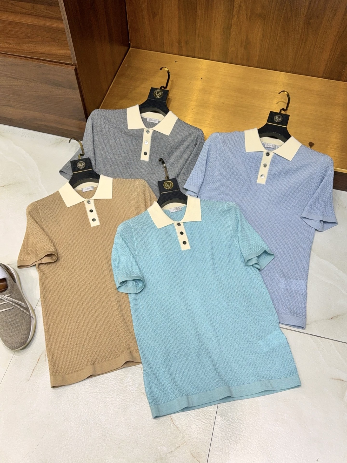 NO:499701,[The beautiful and gorgeous 'scent' is everywhere!  D's collection of three-dimensional jacquard knitted texture imported with three-acetic acid tinel fiber yarn lapel short-sleeved POLO shirt] Encountering the elegant new favorite in the men's wardrobe of D's collection. What kind of sparks will a classic POLO shirt meet the ingenuity of D's collection?  This classic lapel short-sleeved POLO shirt gives the perfect answer. What is most irresistible is its unique 'scent'. The fragrance here is not the perfume smell in the traditional sense, but the freshness emitted by the clothes itself. This comes from the clever fusion of materials and craftsmanship, which can always be fresh in the hot summer, bringing you confidence. The three-dimensional jacquard knitted texture, each ups and downs embodies exquisite craftsmanship. It is not just a piece of clothing, but also a work of art for walking. It shows low-key luxury in every move, allowing you to stand out from the crowd.  Imported tinsil fiber yarn containing triacetic acid is the soul of this POLO shirt. Triacetic fiber gives the clothes silky luster and smooth feel, and is wrinkle-resistant and easy to handle; tinsil fiber brings excellent moisture absorption and breathability, and keeps refreshing at all times. The combination of the two is both texture and comfort, which is suitable for daily commuting and casual gatherings. The unique lapel design continues the classic elements of POLO shirts and incorporates a modern and fashionable feeling. Simple but not lacking in atmosphere, modifying the neck lines, showing the neat and capable temperament of men. If you pursue the perfect combination of quality and fashion, this D-home collection POLO shirt is definitely the best choice, bringing you to a new experience of exquisite life. M-3XL gray blue khaki green, dior, T-shirt, alexander wang19860909【锦绣绚烂“香”气满天！D家典藏款立体提花针织纹理进口含三醋酸天丝纤维纱线翻领短袖POLO衫】邂逅D家典藏男士衣橱里的优雅新宠. 当经典的POLO衫遇上D家匠心,会碰撞出怎样的火花？这款典藏款翻领短袖POLO衫,给出了完美答案. 最让人难以抗拒的,是它独特的“香气”.这里的香并非传统意义上的香水味,而是衣物本身散发的清新气息.这源于材质与工艺的巧妙融合,在炎炎夏日也能时刻保持清新,给你带来自信. 立体提花针织纹理,每一处起伏都凝聚着精湛工艺.它不只是一件衣服,更是行走的艺术品,举手投足间尽显低调奢华,让你在人群中脱颖而出. 进口含三醋酸天丝纤维纱线,是这件POLO衫的灵魂所在.三醋酸纤维赋予衣物丝绸般的光泽与爽滑手感,抗皱易打理；天丝纤维则带来出色的吸湿性与透气性,时刻保持清爽.二者结合,既有质感又兼具舒适,无论是日常通勤还是休闲聚会都很合适. 独特的翻领设计,延续了POLO衫的经典元素,又融入了现代时尚感.简约而不失大气,修饰颈部线条,展现男士利落干练的气质. 如果你追求品质与时尚的完美结合,这款D家典藏款POLO衫绝对是不二之选,带你开启精致生活新体验.M-3XL 灰色 蓝色 卡其 绿色,,dior,T-shirt,alexander wang,Men's clothing