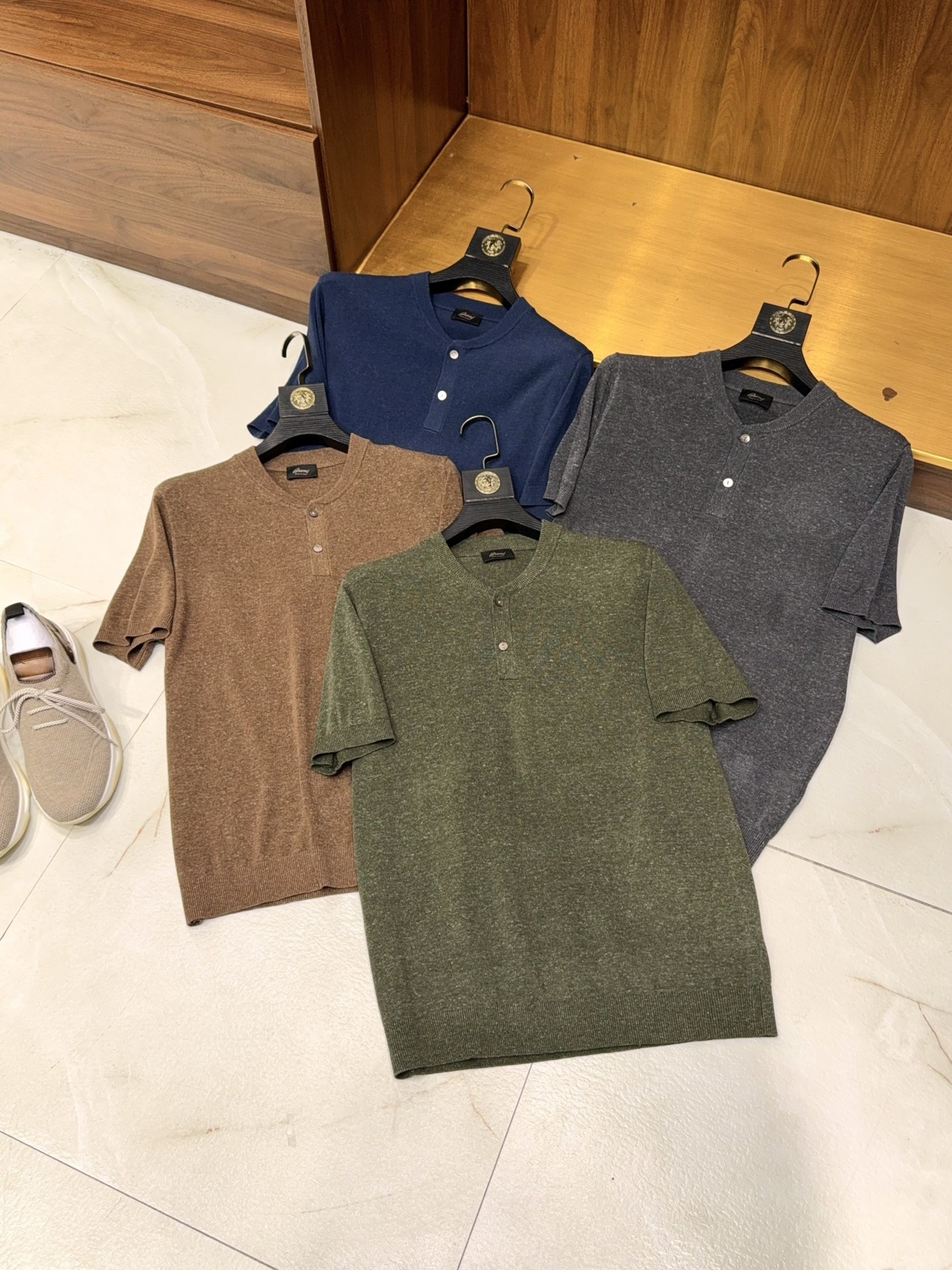 NO:159500,[Brother, you are here!  AB yarn series with strong twisted flax fiber, charming age-reducing retro fashionable Henry collar design short-sleeved T-shirt] Brothers come quickly!  Unlock the password for this summer's retro trendy dress. Brothers, are there always a T-shirt in the closet that can hold the place?  Today, this linen fiber strong twisted AB yarn Henry neck short sleeves will directly make you become a retro handsome man from a passerby!  Selected flax fibers are intertwined with strong twisted AB yarn. The natural material comes with breathable buffs. It can keep it dry even when sweating in summer, saying goodbye to the sticky awkwardness. The unique strong twisting process makes the fabric feel full of bones, crisp and stylish, and not easily deformed. When you go out on the street and get together with friends, you can easily wear a lazy and delicate atmosphere. The AB yarns are cleverly collided, and the naturally formed texture comes with an old filter, and the retro tone is directly filled, and every detail tells your unique taste. The classic Henry collar design is a magic weapon to reduce age!  The neat half-pallet style slightly exposes the collarbone lines, while modifying the neck, perfectly blends the retro academy style and casual sense, which not only retains the neatness and freedom of men, but also adds a bit of casualness and unrestrainedness. It is super stylish with jeans and work shorts. A variety of versatile colors are available. Whether it is low-saturation Morandi to create a cool atmosphere or a classic solid color to interpret the simple and high-end feeling, it can easily adapt to various scenes. Brother, don’t hesitate!  This T-shirt is your secret weapon to improve the texture of your outfit. If you wear it, you will be the most beautiful guy on the street this summer!  M-3XL (blue coffee green gray), shorts, jeans, T-shirt,tees, t-shirt,alexander wang19860909【兄弟你来了！含亚麻纤维强捻AB纱系列魅力减龄复古时尚亨利领设计短袖T恤】兄弟速来！解锁今夏复古潮搭密码. 兄弟们,衣柜里总缺一件能撑住场子的T恤？今天这款亚麻纤维强捻AB纱亨利领短袖,直接让你从路人秒变复古型男！ 精选亚麻纤维与强捻AB纱交织,天然材质自带透气buff,夏天暴汗也能保持干爽,告别黏腻尴尬.独特的强捻工艺让面料筋骨感拉满,挺括有型不易变形,日常出街、朋友聚会,轻松穿出慵懒又不失精致的氛围感.AB纱线巧妙碰撞,自然形成的纹理自带做旧滤镜,复古腔调直接拉满,每一处细节都在诉说你的独特品味. 经典亨利领设计堪称减龄神器！利落的半开襟造型,微微露出锁骨线条,修饰脖颈的同时,将复古学院风与休闲感完美融合,既保留了男士的利落洒脱,又增添几分随性不羁,搭配牛仔裤、工装短裤都超有范儿. 多种百搭色系可选,无论是低饱和莫兰迪色打造清冷氛围感,还是经典纯色演绎简约高级感,都能轻松适配各种场景.兄弟,别犹豫！这件T恤就是你提升穿搭质感的秘密武器,穿上它,这个夏天你就是街头最靓的仔！M-3XL（蓝色 咖啡 绿色 灰色）,,shorts,jeans,T-shirt,tees，t-shirt,alexander wang,Men's clothing