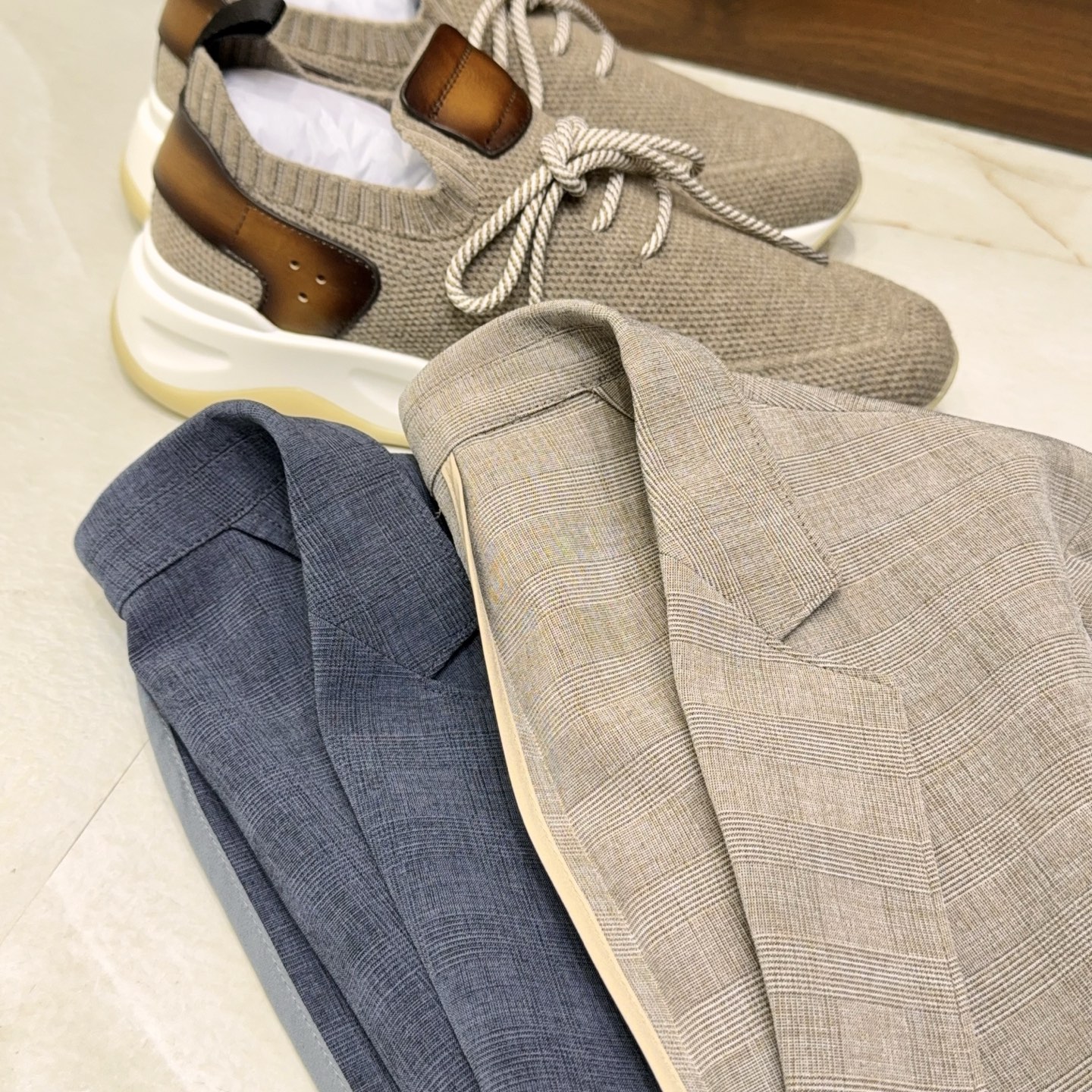 NO:508562,【K Home Product Series!  The must-have Prince of Wales plaid with linen fibers and customer-supplied fabric casual pocket design flat collar single suit] The 'king' in the men's wardrobe must be this K-home product. On the men's fashion stage, suits are always the most dazzling existence. What I want to introduce to you today is a single suit in the men's K-home product series, which is a must-have single suit for men's wardrobe. It perfectly combines classic and fashion and redefines the elegance and demeanor of men. 1. The wonderful encounter between Prince of Wales plaid and linen fibers. The customer-supplied fabric used in this single suit is simply a 'dream combination' of the fabric industry. The Prince of Wales plaid, as one of the most famous flower shapes in the suit industry, is made of dark and light-colored lines and teeth intertwined, forming a soft, low-key and exquisite plaid pattern  , with a low-key and elegant sense of high-end. When worn, it seems to have an aristocratic temperament, and it can show your extraordinary taste no matter where you are. Linen fiber is also specially added to the fabric, which brings many surprises to the suit. Linen fiber is famous for its excellent breathability. Even when worn in hot weather, it can make you feel refreshed and comfortable, saying goodbye to the stuffy and sticky. At the same time, it also gives the suit a unique texture, allowing the suit to remain firm and adds a natural and casual charm. 2. Design the perfect match between casual pockets and flat collars 1.  Casual pocket design The casual pocket design of this single suit is the finishing touch. The pocket adopts a clear patch pocket design, visually two large U-shaped fabrics sewn on both sides of the waist of the suit. The overall clean and elegant, which is the iconic design of the casual suit. This design not only adds a casual and natural feeling to the suit, but also very practical, making it more convenient when you need to place items. Moreover, it complements the Prince of Wales plaid and linen fiber fabrics, creating a relaxed and comfortable wearing atmosphere. 2. Flat collar design Flat collar is another major design highlight of this single suit. The flat collar lines are simple and smooth, and the upper and lower necklines present an angled style, which is very simple and elegant, both traditional and formal, giving people a mature and calm feeling.  , highly practical and widely used. Its combination with single-breasted suits makes the overall look more neat and capable, and can be easily controlled whether it is on a daily street, business event, date, etc. This single suit from the men's K-Home Zhenpin series has become a must-have item in men's wardrobe with its unique fabric and exquisite design. It can not only show you professionalism and confidence in business occasions, but also demonstrate your fashion taste and attitude towards life in leisure time. With it, you are synonymous with fashion, and you can exude unique charm no matter where you go. M-3XL (gray khaki), business suit, alexander wang19860909【K家臻品系列！男人衣柜必备威尔士亲王格纹含亚麻纤维客供面料休闲口袋设计平驳领单西装】男人衣柜里的“王炸”,必须是这件K家臻品. 在男士时尚的舞台上,西装永远是最耀眼的存在.今天要给大家介绍的,就是男士K家臻品系列中,堪称男人衣柜必备的一款单西装,它将经典与时尚完美融合,重新定义了男士的优雅与风度. 一、面料威尔士亲王格纹与亚麻纤维的奇妙邂逅 这款单西装采用的客供面料,简直是面料界的“梦幻组合”.威尔士亲王格纹,作为西装界最著名的花型之一,由深色和浅色的线条犬牙交错交织而成,形成一种色泽柔和、低调而精致的格子图案 ,自带一种低调优雅的高级感,穿上它仿佛自带贵族气质,无论何时何地,都能彰显你的不凡品味. 面料中还特别添加了亚麻纤维,这一巧妙的设计为西装带来了诸多惊喜.亚麻纤维以其出色的透气性闻名,即使在炎热的天气里穿着,也能让你感到清爽舒适,告别闷热和黏腻.同时,它还赋予了西装独特的质感,让西装在保持挺括的同时,又多了一份自然随性的韵味. 二、设计休闲口袋与平驳领的完美搭配 1. 休闲口袋设计这款单西装的休闲口袋设计,可谓是点睛之笔.口袋采用明贴袋设计,视觉上是两块大U型面料外缝于西服腰部两侧,整体干净大方,是休闲西装的标志性设计.这种设计不仅为西装增添了一份随性自然的感觉,还非常实用,让你在需要放置物品时更加方便.而且,它与威尔士亲王格纹和亚麻纤维面料相得益彰,共同营造出一种轻松、舒适的穿着氛围. 2. 平驳领设计平驳领是这款单西装的另一大设计亮点.平驳领线条简洁流畅,上下领口呈现出夹角的样式,呈现菱形状,十分简约大气,兼具传统与正式,给人一种成熟沉稳的感觉 ,实用性极高,应用人群广泛.它与单排扣的搭配,让西装整体看起来更加利落干练,无论是日常出街、商务活动还是约会等场合,都能轻松驾驭. 男士K家臻品系列的这款单西装,凭借其独特的面料和精妙的设计,成为男人衣柜里的必备单品.它既能让你在商务场合中展现出专业与自信,又能在休闲时光中彰显出你的时尚品味和生活态度.拥有它,你就是时尚的代名词,无论走到哪里,都能散发出独特的魅力.M-3XL（灰色 卡其）,,business suit,alexander wang,Men's clothing