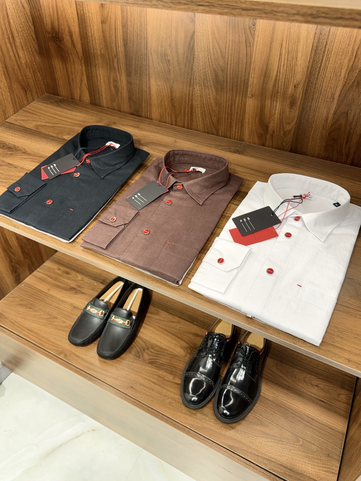 NO:159510,[K family Xiaohongkuai!  Breathable and comfortable cotton and linen fabric simple square collar design with fashionable metal dripping red button casual shirt] In the hot season, are you always looking for a shirt that can keep yourself refreshed and comfortable?  This little red button-down shirt from K’s house is definitely your best choice!  It uses breathable and comfortable cotton and linen fabrics. Natural cotton and linen fibers have good breathability and moisture-absorbing and sweating. They can quickly absorb and discharge sweat, helping you bid farewell to the stuffy and sticky in the hot summer and always keep your body dry. Moreover, cotton and linen fibers are soft and delicate, and will not cause irritation when in contact with the skin. They are also very friendly to friends with sensitive skin and give you the most considerate care.  The shirt adopts a simple square collar design, and the unique tailoring allows it to fit the body, cleverly modify the neck lines, highlighting the neat and atmospheric temperament of the man, adding a unique charm to the overall outfit. Paired with a fashionable metal dripping red button, the texture of the metal and the crystal dripping red button are perfectly blended, injecting a hint of exquisiteness and fashion into the shirt, breaking the monotony of the traditional shirt, and becoming the finishing touch of the whole dress. Whether you go out on the street every day, friends gathering or participating in some casual activities, it can easily hold the scene. If you are eager to enjoy comfort and freedom in this season, then don’t miss this K-home little red button shirt!  S- Xxl. (black, brown, white) arrive the next day, Shirts,alexander wang19860909【K家小红扣！透气舒适棉麻面料简约的方领设计搭配时尚金属滴胶红扣休闲衬衫】在燥热的季节里,你是否总在寻觅一件能让自己保持清爽舒适的衬衫？K家这件小红扣衬衫绝对是你的不二之选！ 它选用了透气又舒适的棉麻面料 ,天然的棉麻纤维有着良好的透气性和吸湿排汗性,能快速吸收并排出汗水,帮你在炎炎夏日告别闷热黏腻,始终保持身体干爽.而且,棉麻纤维柔软细腻,与皮肤接触时不会产生刺激,对敏感肌的朋友也非常友好,给你最贴心的呵护. 衬衫采用简约的方领设计,独特的剪裁让它在贴合身形的同时,巧妙地修饰颈部线条,彰显出男性利落又大气的气质,为整体穿搭增添一份独特的魅力.搭配上时尚金属滴胶红扣,金属的质感与晶莹的滴胶完美融合,为衬衫注入了一丝精致与时尚,打破了传统衬衫的单调,成为整件衣服的点睛之笔,不管你是日常出街、朋友聚会还是参加一些休闲活动,它都能轻松hold住场面. 如果你渴望在这个季节里,既能享受舒适自在,又不失时尚感,那么这件K家小红扣衬衫,一定不要错过！S- Xxl.（黑色 咖色 白色）隔天到货,,shirts,alexander wang,Men's clothing