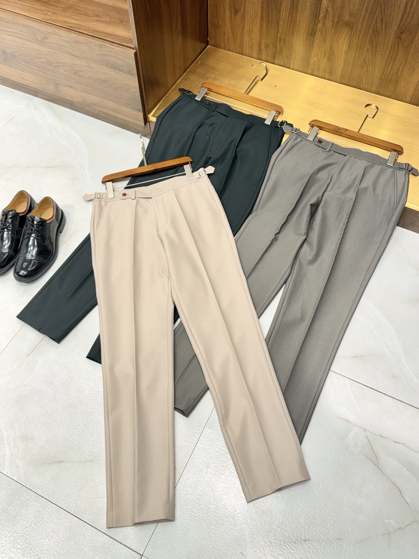 NO:154994,[Super drooping and comfortable Tensil acetate wool worsted fabric Naples sword head adjustable trousers waist oblique pocket trousers] Men's super drooping worsted trousers, interpreting elegance and comfort. This men's trousers, with ingenious materials and exquisite design, create a fashionable and practical dressing item. Excellent material, enjoy comfort. Use a worsted fabric containing acetic acid, tensil and wool. The acetic acid gives the fabric a soft luster, making the trousers feel outstanding; Tensil brings a natural soft touch, skin-friendly and breathable; wool enhances the warmth and crispness of the fabric. The exquisite fusion of various materials not only gives the trousers a super drooping smooth line, but also brings an unparalleled and comfortable wearing experience. Whether it is long-term sitting in business occasions or frequent daily travel activities, they are free and unrestrained.  Classic design, exquisite details of Naples sword head design, outlines the exquisite shape of the front end of the waist with elegant and smooth lines, which is retro and fashionable, highlighting the unique taste of men. The clever design of the adjustable waist is perfectly adapted to different waistline needs, without worrying about the troubles caused by size changes, and is more comfortable to wear. The oblique socket pocket not only facilitates the placement of small items, but also adds a neat sense to the overall shape, both practical and beautiful. From fabric selection to detailed design, each place embodies the pursuit of quality. This trousers is an indispensable classic item in business elites and fashionable men's wardrobe. It can easily control various occasions and show a confident and calm charming style. M-3XL (48-56) Khaki pickle green gray-green, alexander wang19860909【超垂感舒适含醋酸天丝羊毛精纺面料那不勒斯宝剑头可调节裤腰斜插口袋西裤】男士超垂感精纺西裤,演绎优雅与舒适 这款男士西裤,以匠心材质与精致设计,打造兼具时尚与实用的穿搭单品. 材质卓越,尽享舒适采用含醋酸、天丝、羊毛的精纺面料,醋酸赋予面料柔和光泽,让西裤质感出众；天丝带来天然的柔软触感,穿着亲肤又透气；羊毛则增强了面料的保暖性与挺括感.多种材质的精妙融合,不仅让西裤拥有超垂感的流畅线条,还带来无与伦比的舒适穿着体验,无论是商务场合的长时间久坐,还是日常出行的频繁活动,都自在无拘. 经典设计,细节考究那不勒斯宝剑头设计,以优雅流畅的线条勾勒出裤腰前端的精致造型,复古又时尚,彰显男士独特品味.可调节裤腰的巧妙设计,完美适配不同腰围需求,无需担心尺寸变化带来的困扰,穿着更加贴合自在.斜插口袋不仅方便放置随身小物件,还为整体造型增添了利落感,实用与美观兼具. 从面料选择到细节设计,每一处都凝聚着对品质的追求,这款西裤是商务精英与时尚男士衣橱中不可或缺的经典单品,轻松驾驭各种场合,展现自信从容的魅力风采.M-3XL（48-56）卡其 咸菜绿 灰绿色,,alexander wang,Men's clothing