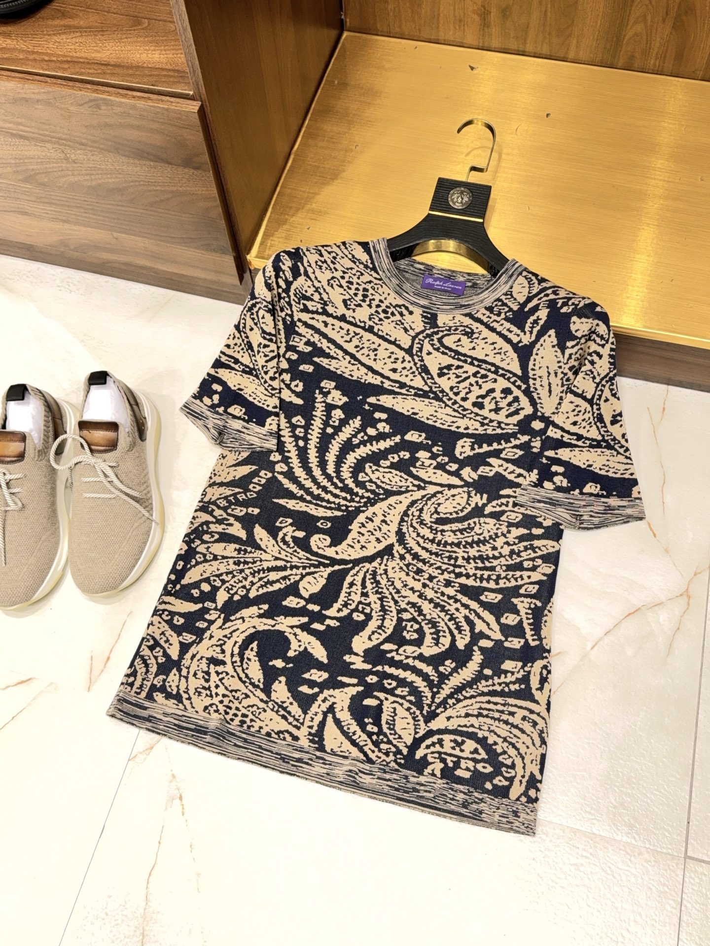 NO:160804,[Retro cashew flower pattern Elegant purple label series three-dimensional sense super four-level knitting needles for guest supply triple acetate yarn round neck short-sleeved T-shirt] Elegant purple label retro knitting T-shirt | Reconstruct the aesthetics of gentlemen's outfits. Core highlights Retro totem × Luxury color matching classic cashew flower totem injected into elegant purple label, retro modern tension flowing between geometric veins, breaking the conventional color collision, and hiding personality sharpness in low-key. Three-dimensional texture × Precision craft four-level knitting needles create a strong three-dimensional sense, the texture is crisp and neat, and the fabric naturally fluctuates with the curvature of the body, shaping the shoulder and neck lines, while giving the wearer a 