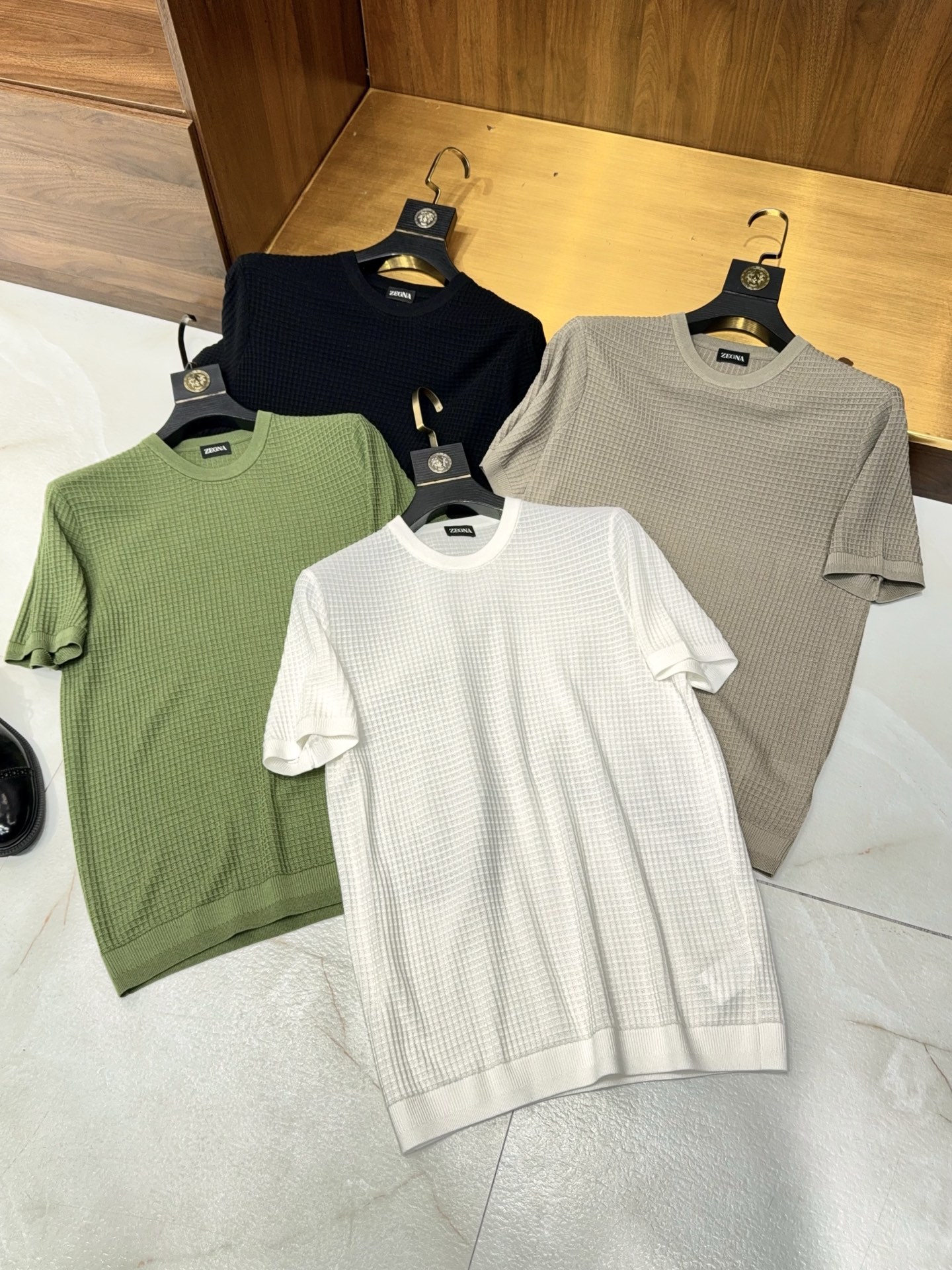 NO:154989,[Popular version continues!  The texture is full of three-dimensional jacquard mesh knitting technology includes mulberry silk yarn round neck short-sleeved T-shirt] unlocks the summer high-end feeling!  This textured T-shirt allows you to easily grasp the texture outfit. If you want to stand out among the crowd, a T-shirt with its own high-end texture is essential!  Our newly launched men's round neck short-sleeved T-shirt is perfectly blended with ingenious craftsmanship and luxurious materials to create a new summer outfit choice that combines comfort and style. Three-dimensional jacquard grids provide visual layering. Using exquisite three-dimensional jacquard grid knitting technology, every inch of fabric is full of unique texture. Jacquard grid design makes the T-shirt no longer monotonous, with light and shadow intersecting, presenting a rich visual layer. From a distance, you can see the details in close view, as if you wear artwork on your body, demonstrating your unique taste. Whether it is daily going out, business negotiations, or casual gatherings, you can easily become the focus. The blessing of mulberry silk yarn is delicate and skin-friendly.  Selected mulberry silk yarns, which integrate the softness and delicateness of natural silk into the fabric. Mulberry silk is known as the 