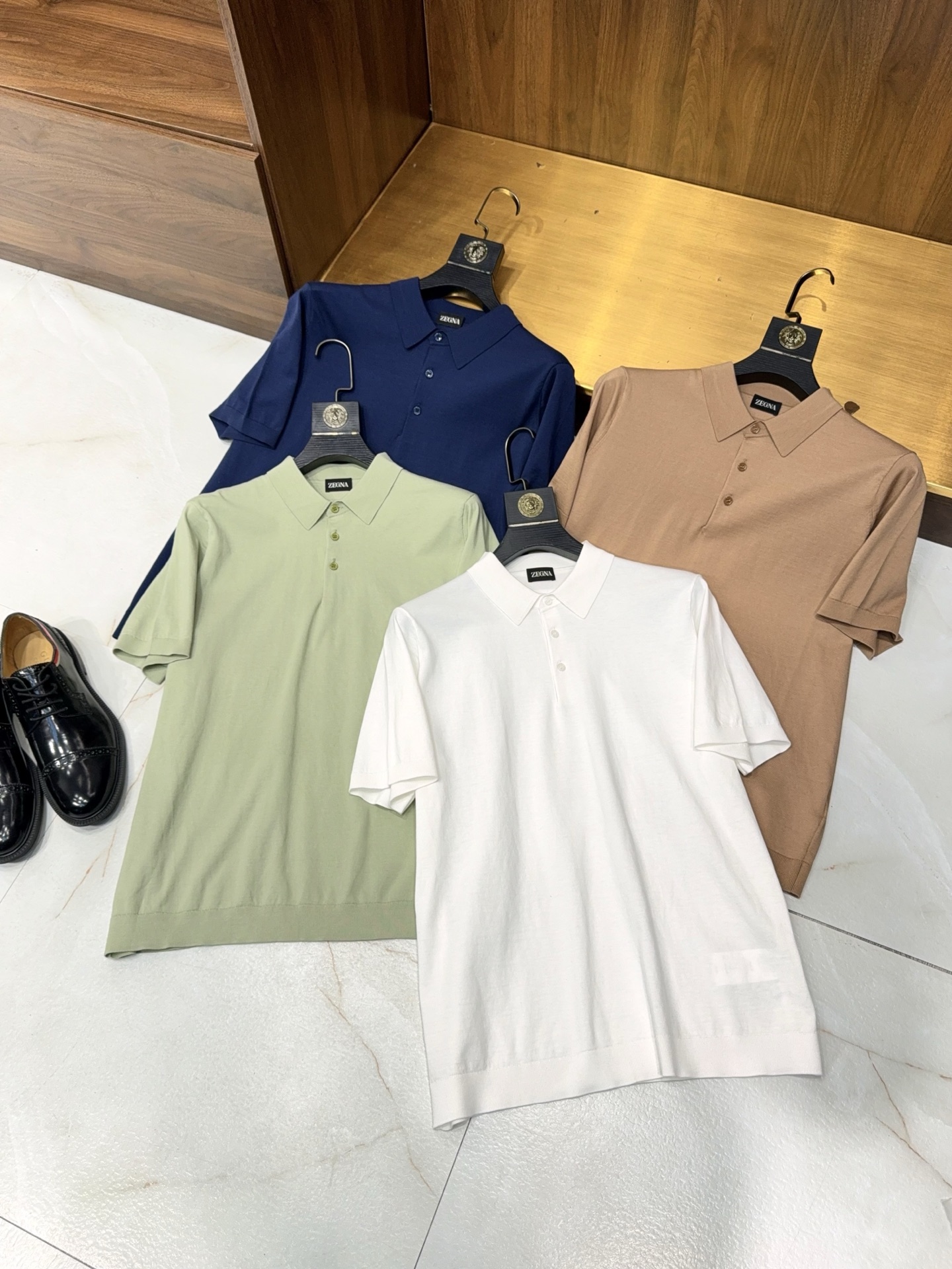 NO:159506,[At a glance, you can recognize the classic summer style of EZ family including mulberry silk cotton customer yarn imported machine knitted knitted lapel short-sleeved POLO shirt] Brothers, summer is here, how can a great short-sleeved POLO shirt be missing in the closet?  Today I must recommend this summer classic knitted lapel short-sleeved POLO shirt for everyone. When you wear it, you will be the handsome man this summer!  Let’s talk about this fabric first. It uses cotton yarn containing mulberry silk. This material alone has already won the hemp. The addition of mulberry silk makes the clothes feel silky and unresponsive. Wearing close to the body is like being gently wrapped in clouds, skin-friendly and comfortable. Brothers with sensitive skin can also wear it with confidence. The composition of cotton also ensures breathability and sweat absorption. No matter how stuffy summer is, it can always be kept dry when worn. Sweat will be quickly absorbed as soon as it comes out, and your back will not be wet and embarrassing.  This is made of imported machines, with fine workmanship to every detail. The lines are regular and smooth, and it is not the kind of street stall goods on the street at first glance, full of high-end texture. The classic lapel design is simple and atmospheric. It looks professional and capable in business occasions. It is paired with a pair of trousers and leather shoes, and it is a perfect elite style. When you are casual, wear it, pair it with a pair of jeans or casual shorts, and instantly transform into a sunny boy and easily control various styles.  Moreover, this POLO shirt has a very good style, it will not be too loose and unscheduled, nor will it be tight and tight. It just rightly modifyes the body lines, showing the wide shoulders and narrow waist of our men. Whether you are an exercise and fitness enthusiast or you usually like simple and casual style, it can be perfectly adapted. There are many color choices, and the classic black and white will never go wrong, and it will look good no matter how you match it. There are also some low-key and unique niche colors. If you wear it, you will be the unique and tasteful existence in the crowd, and you can easily stand out. Brothers, don’t hesitate. Get this short-sleeved POLO shirt from EZ. This summer will make you look handsome to a new level, and you will be the focus no matter where you go!  M-3XL (blue, orange, green, white), shorts, jeans, T-shirt, alexander wang19860909【一眼就认出EZ家夏日经典款含桑蚕丝棉客供纱线进口机器特织针织翻领短袖POLO衫】兄弟们,夏天到了,衣柜里怎么能少了一件超赞的短袖POLO衫？今天必须给大伙推荐EZ家这款夏日经典款针织翻领短袖POLO衫,穿上它,你就是这个夏天的型男担当！ 先来说说这面料,用的是含桑蚕丝的棉客供纱线,光这用料就已经赢麻了.桑蚕丝的加入,让衣服的触感丝滑得不像话,贴身穿就像被云朵温柔包裹,亲肤又舒服 ,敏感肌的兄弟也能放心穿.棉的成分又保证了透气性和吸汗性,夏天再闷热,穿上它也能时刻保持干爽,汗水一冒出来就被迅速吸收,不会让你后背湿成一片,尴尬出糗. 这可是用进口机器特织而成的,做工精细到每一个细节.线条的走线规整又流畅,一看就不是那种街边随意的地摊货,满满的高级质感.经典的翻领设计,简约又大气,商务场合穿,显得专业又干练,搭配一条西裤和皮鞋,妥妥的精英范儿；休闲的时候穿,搭一条牛仔裤或者休闲短裤,瞬间变身阳光大男孩,轻松驾驭各种风格. 而且这款POLO衫版型特别好,不会过于宽松显得拖沓没型,也不会紧身勒得慌,恰到好处地修饰身材线条,把咱男士的肩宽腰窄展现得淋漓尽致.不管你是运动健身爱好者,还是平时喜欢简约休闲风,它都能完美适配.颜色选择也很多,经典的黑白永远不会出错,怎么搭都好看；还有一些低调又不失个性的小众色,穿上它,你就是人群中那个独特又有品味的存在,轻松脱颖而出 . 兄弟们,别再犹豫了,入手这件EZ家的短袖POLO衫,这个夏天让你帅出新高度,不管走到哪儿都是焦点！M-3XL（蓝色 橘色 绿色 白色）,,shorts,jeans,T-shirt,alexander wang,Men's clothing