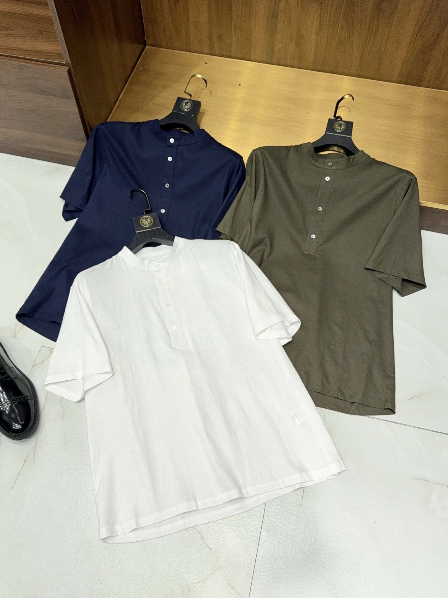 NO:160807,[Henry collar four-button design selects high-quality linen fiber fabric breathable, comfortable and fashionable pullover short-sleeved shirt] A classic and texture encounter for men Henry collar linen short-sleeved shirt. When the retro and elegant Henry collar meets natural and rustic linen fabric, a summer item with style and comfort came into being. This four-button design pullover short-sleeved shirt outlines the gentleman's taste with minimalist strokes, making every wear a solemn response to the texture of life. The highlights and details of the design show the true seal Henry collar · Classic renewal Abandon the restraint of traditional lapels, Henry collar interprets the aesthetics of retro gentlemanly dress with a half-open design. The four-part exquisite buttons are arranged vertically, and the opening and closing of the neckline can be freely adjusted according to the occasion - buttoning to the top is the decent and rigorous business occasion, unbuttoning two shows a casual and elegant attitude, and one dress unlocks a variety of styles.  Pullover cut, neat and accompany. The collarless pullover design breaks the convention, saves the trouble of buttoning, and goes out easily when you wear it. The smooth shoulder lines and slightly loose style are compatible with different body shapes, which not only retain the crispness of the shirt, but also gives the slackness of daily wear, and every move is calm. The philosophical breathing feeling of fabric comes from natural gifts. Select 95 high-quality flax fibers to interpret 