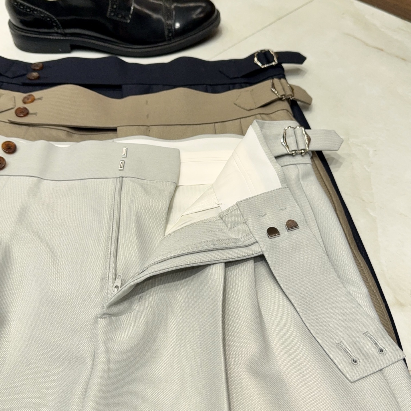 NO:160816,[Luxury Products Create Selection of Yiluo imported wool Tennis acetate fabric with old money flavor double pleated design Naples adjustable trousers waist trousers] Tired of the same trousers?  This Italian trousers containing wool tines acetate fabric are definitely your new favorite. Luxury products are created and selected for luxury style. In terms of fabrics, we carefully choose wool, acetic acid and tines blend. Wool gives the pants soft and warm, allowing you to be elegant in all seasons; acetate fiber has a natural drape, and walks freely and softly, showing low-key luxury; tines bring dryness and breathability, farewell to stuffy and sticky. This fabric is not only skin-friendly, but also anti-wrinkle and wear-resistant, and it is worry-free and labor-saving for daily wear, and can last forever even if worn frequently.  Looking at the design again, the double-pleated design is the finishing touch. It not only adds the layering of the pants, but also cleverly expands the capacity of the pants, allowing you to move freely without any restraint. It can be perfectly adapted whether it is daily commuting, business negotiations, or leisurely weekends. The adjustable waist of the Naples is unique. The unique Paris buckle design allows you to no longer worry about the constraints of the belt. You can find the most comfortable wearing state with a slight adjustment, and you can easily raise the waistline, visually turning into long legs, and instantly filling the elegant temperament. The style full of old money is a tribute to classic gentlemanly outfits. The simplicity contains the persistent pursuit of quality and details. When you wear it, you don’t need to be ostentatious. Every move is full of high-end, demonstrating the mature taste that has been settled over the years.  When others are still tangled between the comfort and fashion of their trousers, you have already put on it, confidently welcome every occasion in life, and easily become the focus of the crowd. M-3XL, alexander wang19860909【奢品缔造甄选意奢进口含羊毛醋酸天丝面料老钱味十足双褶设计那不勒斯可调节裤腰西裤】厌倦了千篇一律的西裤？这款含羊毛醋酸天丝面料的意式西裤,绝对是你的新宠.奢品缔造,甄选意奢风范. 面料上,我们精心选用了羊毛、醋酸与天丝混纺.羊毛赋予裤子柔软与温暖,让你在四季也能风度翩翩；醋酸纤维自带天然垂坠感,走起路来潇洒自在,而且光泽柔和,尽显低调奢华；天丝则带来了干爽透气,告别闷热黏腻.这种面料不仅亲肤,还抗皱耐磨,日常穿着省心省力,即便频繁穿着也能长久如新. 再看设计,双褶设计堪称点睛之笔.它既增添了裤子的层次感,又巧妙地扩充了裤身容量,让你活动自如,丝毫没有束缚感,不管是日常通勤、商务洽谈,还是悠闲的周末时光,都能完美适配. 那不勒斯可调节裤腰更是别具一格.独特的巴黎扣设计,让你无需再为腰带的束缚而烦恼,轻轻一调,就能找到最舒适的穿着状态,还能轻松拉高腰线,视觉上秒变大长腿,优雅气质瞬间拉满. 老钱味十足的风格,是对经典绅士着装的致敬,简约中蕴含着对品质与细节的执着追求,穿上它,无需张扬,举手投足间尽是高级感,彰显出历经岁月沉淀的成熟品味. 当别人还在西裤的舒适与时尚间纠结时,你已经穿上它,自信迎接生活中的每一个场合,轻松成为人群焦点.M-3XL,,alexander wang,Men's clothing