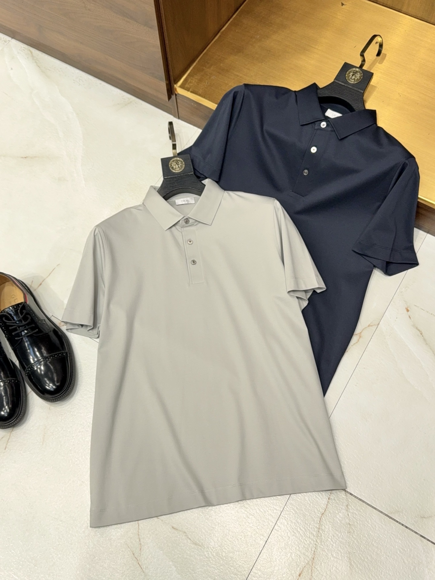 NO:160810,【Simple and fashionable!  Business casual style versatile small square collar design jacquard plaster craft embellishes lapel short-sleeved POLO shirt】 Men's simple and fashionable business casual POLO shirt, small square collar jacquard design highlights. Small square collar tailoring neat lines to modify the neck, business and casual, suitable for various occasions. Jacquard plaster craftsmanship and exquisite texture embellishes the collar, breaking monotony and showing taste in details. Lapel short-sleeved style classic POLO outline, slightly loose tailoring, free and unrestrained. Fabric advantages: Selected breathable and skin-friendly fabrics, moisture absorption and quick drying, and wear them in summer without burden. Clever wrinkle-resistant material, not easy to deform after wearing for a long time, and always maintain a decent image. Wear a business occasion with trousers/casual pants, and commuting negotiations are all capable. Wear alone or stacked cardigans for casual time, suitable for coffee dates and weekend trips.  All-purpose and versatile dark colors are calm, light colors are fresh, and easy to control wardrobes in different styles. Quality details. Double-line sewing craftsmanship is firm and durable; the cuffs are neat and locked, and the first choice is to control details. Simple brand logo is low-key and has a texture that is not ostentatious. Click to unlock summer light business outfits, and one piece shows a sense of high-end!  M-3XL (blue apricot), T-shirt,alexander wang19860909【简约时尚！商务休闲款百搭小方领设计提花门襟工艺点缀翻领短袖POLO衫】男士简约时尚商务休闲POLO衫, 小方领提花设计亮点. 小方领剪裁利落线条修饰颈部,商务休闲两相宜,适配多种场合. 提花门襟工艺精致纹路点缀领口,打破单调,细节处彰显品味. 翻领短袖版型经典POLO轮廓,微宽松剪裁,活动自在不束缚. 面料优势 精选透气亲肤面料,吸湿速干,夏日穿着清爽无负担. 挺括抗皱材质,久穿不易变形,时刻保持得体形象. 穿搭场景 商务场合搭配西裤/休闲裤,通勤洽谈尽显干练. 休闲时光单穿或叠搭开衫,适配咖啡约会、周末出行. 万能百搭深色系沉稳、浅色系清新,轻松驾驭不同风格衣橱. 品质细节 双线车缝工艺,牢固耐穿；袖口工整锁边,细节控首选. 简约品牌标识低调点缀,质感不张扬. 点击解锁夏日轻商务穿搭,一件即显高级感！M-3XL（蓝色 杏色）,,T-shirt,alexander wang,Men's clothing