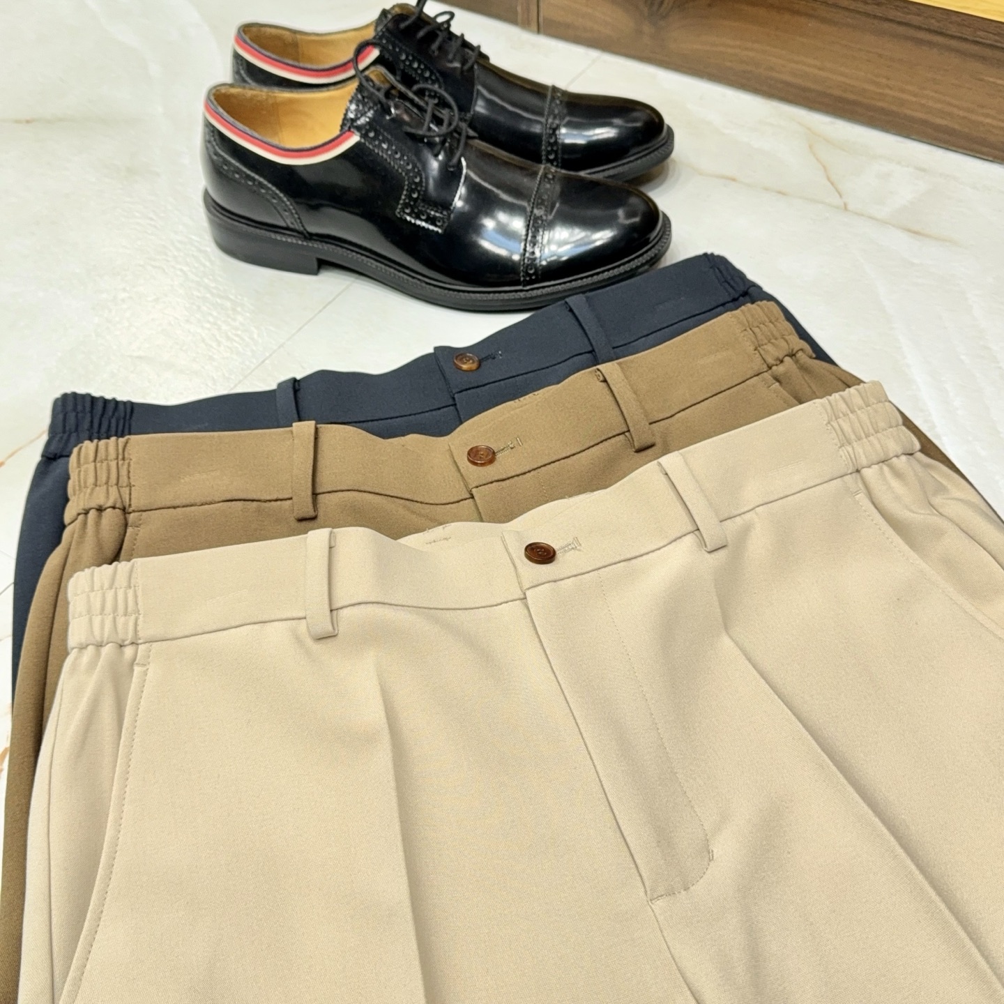 NO:508552,Three-dimensional cut men's must-have including 50 worsted wool Tensil blended fabric waist elastic design simple and comfortable casual trousers must-have for men!  Three-dimensional cut casual trousers, reshaping the new style of gentleman clothing. Core fabric 50 worsted wool + tensil blended. The preferred worsted wool gives the firmness and bones, the tensil fibers inject a smooth drooping feeling, and the double texture is interwoven. Constant temperature breathable wool is naturally adjusted, and the tensil quickly guides wet, and wears freely and comfortably in all seasons. The anti-wrinkle-free blending process strengthens the toughness of the fabric, and it is not easy to pleat when sitting for a long time. The workplace commuting is always neat. The three-dimensional cutting process is tailored for Asian body shapes. 3D three-dimensional cut waist and abdomen/hip legs golden ratio cut, modifying the hip wide leg shape, and naturally extending the leg lines. The senseless waist design is built-in high elastic elastic band, adapting to the waist circumference to freely stretch and contraction, saying goodbye to the strangle constraints. Invisible pocket aesthetic side seam embedded pocket + back pocket three-dimensional press line, simple appearance and practical functions to hide and absorb the quality of details.  Customized horn buckle + YKK smooth zipper in hardware accessories, showing exquisite style. The trouser legs are slightly wide-footed, suitable for leather shoes/casual shoes, and the style is switched to the style. The texture of the skin-friendly polyester fiber lining is light when walking, which enhances the sense of wearing ceremony. The scene is diverse. The seamless switching from workplace to life. The high-end feeling of wool fabric is blessed with negotiation aura. The casual time T-shirt + sports shoes combination, elastic waist design unlocks all-weather comfort. The light travel suit is easy to fold and anti-wrinkle characteristics. The suitcase always maintains a decent form. The style advocates simple and not simple dressing philosophy. Abandon redundant decoration and outlines the free attitude of urban men with neat lines. The free waist design is equally friendly to beer belly/fitness waist. Classic three-color basic color style, suitable for 90 wardrobe singles.  Quality inheritance precision locking + reinforced stitching, after 50 washes, it is still as crisp as new. Reason for choosing. When comfort becomes a sense of luxury, this trousers is not only a piece, but also an expression of modern men's attitude towards life. Commuting in the morning is not too busy, and the elastic waist design makes the morning outfit faster. Seated for office work, zero pressure, wool-blend fabric always remains breathable and dry. After get off work, head straight to the gym, elastic waist circumference does not require changing sports equipment. Define quality with details and reshape the body with tailoring. This trousers that combine business texture and casual soul are the 'master key' of contemporary handsome men's wardrobe. M-3XL (48-56),,sneakers,shirts,tees,t-shirt,gold,alexander wang19860909立体裁剪型男必备含50精纺羊毛天丝混纺面料腰部松紧设计简约舒适休闲西裤型男必备！立体裁剪休闲西裤,重塑绅装新格调. 核心面料50精纺羊毛+天丝混纺 优选精纺羊毛赋予挺括筋骨,天丝纤维注入柔滑垂感,双重质感交织出 恒温透气羊毛天然调温,天丝快速导湿,四季穿着自在舒爽 抗皱免烫混纺工艺强化面料韧性,久坐不易起褶,职场通勤随时保持利落 立体裁剪工艺为亚洲身形量身定制 3D立体剪裁腰腹/臀腿黄金比例剪裁,修饰胯宽腿型,自然拉长腿部线条 无感腰头设计内置高弹松紧带,适配腰围自由伸缩,告别勒痕束缚 隐形口袋美学侧缝嵌入式口袋+后袋立体压线,简约外观下藏纳实用功能 细节控的品质之选 五金配件定制牛角扣+YKK顺滑拉链,开合间彰显精致格调 裤脚工艺微阔脚口设计,适配皮鞋/休闲鞋双场景,随型切换穿搭风格 内衬质感亲肤聚酯纤维里布,行走间轻若无物,提升穿着仪式感 场景多元从职场到生活的无缝切换 商务场合搭配衬衫皮鞋,羊毛面料的高级感加持谈判气场 休闲时光T恤+运动鞋组合,松紧腰设计解锁全天候舒适 轻旅行装易折叠抗皱特性,行李箱内始终保持体面形态 型格主张简约不简单的穿搭哲学 摒弃冗余装饰,以利落线条勾勒都市男士的自在态度—— 腰围自由松紧设计对啤酒肚/健身腰同等友好 色彩经典三色基础款,适配90衣橱单品 品质传承精密锁边+加固缝合,历经50次水洗依然挺括如新 选择理由当舒适成为高级感的前提 这条西裤不止是一件单品,更是现代男性的生活态度表达 早八通勤不慌不忙,松紧腰设计让清晨穿搭快人一步 久坐办公零压力,羊毛混纺面料时刻保持透气干爽 下班后直奔健身房,弹性腰围无需更换运动装备 用细节定义品质,以剪裁重塑身形——这款兼具商务质感与休闲灵魂的西裤,正是当代型男的衣柜「万能钥匙」.M-3XL（48-56）,,sneakers,shirts,tees，t-shirt,gold,alexander wang,Men's clothing