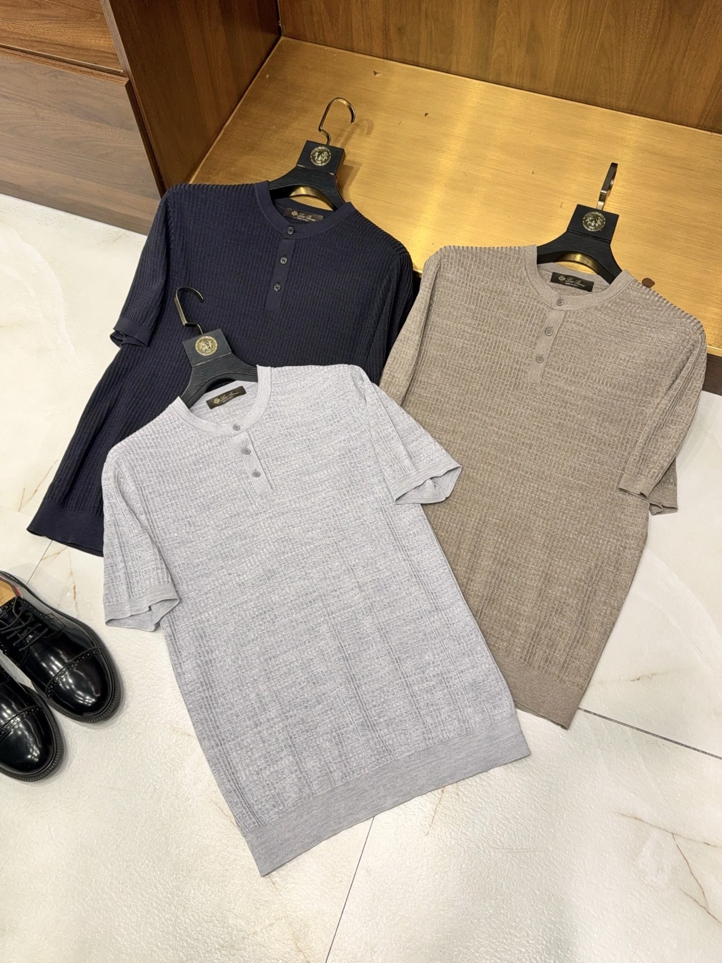 NO:508567,[Special spinning process cotton blended AB floral yarn three-dimensional color woven vertical stripes retro Henry collar design round neck short-sleeved T-shirt] Retro new chapter | Men's Henry collar AB floral yarn vertical stripes T-shirt unlocks the outfit aesthetics under the time filter. When classic craftsmanship encounters modern tailoring, this men's short-sleeved T-shirt reshapes retro style with a unique design. The cotton blended AB floral yarn made of special spinning process naturally presents rich textures and faint color gradients on the fabric through the clever interweaving of two-color fibers. Each inch of fabric tells the ingenious detailed aesthetics. The three-dimensional color woven vertical stripes interlaced vertically and crisscrossed, modifying the body with upright lines, and the retro charm and fashionable style are natural.  The unique Henry neck design breaks the monotony of the traditional round neck, and the half-pallet button embellishes the neckline, which combines practicality and styling. It not only retains the casual and casualness of the round neck, but also adds a bit of gentlemanly and elegant temperament. The short-sleeved style is neat and refreshing, suitable for wearing on various occasions. Whether walking on the street or gathering with friends, it can easily create a retro literary and personalized atmosphere. Selected cotton blend fabrics are soft and skin-friendly, breathable and sweat-absorbing, ensuring a comfortable and physical feel throughout the day, allowing you to find a perfect balance between retro and comfort. M-3XL (light gray khaki dark gray), T-shirt,tees, t-shirt, alexander wang19860909【特殊纺纱工艺棉质混纺AB花纱立体色织竖条纹复古亨利领设计圆领短袖T恤】复古新章｜男士亨利领AB花纱竖条纹T恤,解锁时光滤镜下的穿搭美学. 当经典工艺邂逅现代剪裁,这款男士短袖T恤以独特设计重塑复古风尚.采用特殊纺纱工艺制成的棉质混纺AB花纱,通过双色纤维的巧妙交织,在布面自然呈现出丰富层次的纹理与若隐若现的色彩渐变,每一寸面料都诉说着匠心独运的细节美学.立体色织竖条纹纵横交错,以挺拔线条修饰身形,复古韵味与时尚格调浑然天成. 别具一格的亨利领设计,打破传统圆领的单调,半开襟纽扣点缀领口,兼具实用性与造型感,既保留了圆领的休闲随性,又增添几分绅士优雅气质.短袖版型利落清爽,适合多种场合穿着,无论是漫步街头,还是与好友聚会,都能轻松营造出复古文艺又不失个性的穿搭氛围.精选棉质混纺面料,触感柔软亲肤,透气吸汗,确保整日穿着的舒适体感,让你在复古与舒适间找到完美平衡.M-3XL（浅灰色 卡其 深灰）,,T-shirt,tees，t-shirt,alexander wang,Men's clothing