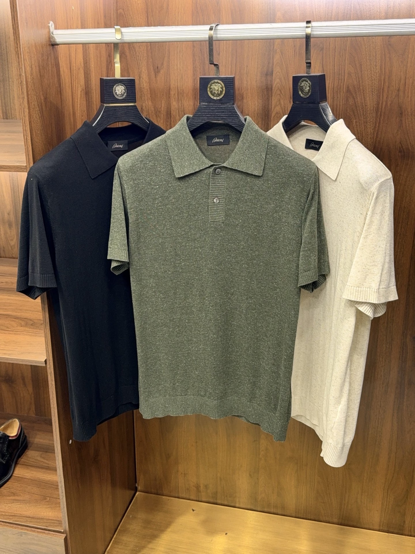 NO:508553,Worn-spinned strong twisted yarn with flax fiber summer essentials large lapel design knitted short-sleeved POLO shirt unlocks high-end summer outfits!  Worn-spinned strong twisted yarn linen POLO shirt reshapes a gentleman's style. I want to wear it this summer to give you texture and coolness?  Men's worsted strong twisted yarn with large linen fiber lapel knitted short-sleeved POLO shirt, with ingenious craftsmanship and classic design, become your new favorite in the closet!  Double fabric, breathable and cooling. Selected spinned strong twisted yarns and flax fibers are interwoven. The strong twisting process gives the fabric a neat and crisp skewer feeling, which is not easy to deform and wrinkle; flax fiber is naturally breathable, quickly absorbs moisture and sweats, allowing the skin to remain dry at all times. The two are perfectly combined, which is soft and skin-friendly with cotton, and can also bring a cool summer feel of 24℃, saying goodbye to the stuffy and sticky, and both are suitable for business commuting and leisure travel. Large lapel design, retro modern. Breakthrough adopts large lapel tailoring, widens the neck lines, and modify the face shape to make the face look more neat. Retro charm and modern aesthetics collide with modern simple aesthetics, which not only retains the classic elegance of the POLO shirt, but also adds a bit of street fashion. Whether it is paired with trousers to create a light business style or a denim shorts to interpret the casual and vacation style, it can be easily controlled and shaped multi-faceted charm. Details and quality highlights  The neckline and cuffs adopt a double-needle threading process, which is fine and even, wear-resistant and durable; the exquisite thread edges are attached to the body curve, and move freely and without tightness. Selected environmentally friendly reactive dyes, which will not fade easily after washing for a long time, and the colors last for a long time. Simple chest pocket embellishment is practical and enhances the overall layering of the shape, and the details show the quality and style. From urban streets to outdoor gardens, from conference occasions to weekend parties, this POLO shirt is your fashionable weapon. Use one piece to interpret the exquisiteness and calmness of summer men, allowing coolness and style to go with you. M-3XL (black green khaki), shorts, T-shirt, alexander wang19860909精纺强捻纱含亚麻纤维夏日必备单品大翻领设计针织短袖POLO衫解锁夏日高阶穿搭！精纺强捻纱亚麻POLO衫重塑绅士型格. 这个夏天,想要穿出质感与清凉？男士精纺强捻纱含亚麻纤维大翻领针织短袖POLO衫,以匠心工艺与经典设计,成为你的衣橱新宠！ 双重面料,透气降温 精选精纺强捻纱与亚麻纤维交织,强捻工艺赋予面料利落挺括的筋骨感,不易变形起皱；亚麻纤维天然透气,快速吸湿排汗,让肌肤时刻保持干爽.两者完美结合,既有棉感的柔软亲肤,又能带来24℃的夏日清凉体感,告别闷热黏腻,商务通勤与休闲出游皆适配. 大翻领设计,复古摩登 突破性采用大翻领剪裁,拓宽颈部线条,修饰脸型更显精神利落.复古韵味与现代简约美学碰撞,既保留POLO衫的经典优雅,又增添几分街头潮流感.无论是搭配西裤打造轻商务风,还是配牛仔短裤演绎休闲度假范儿,都能轻松驾驭,塑造多面魅力. 细节考究,品质彰显 领口与袖口采用双针走线工艺,细密均匀,耐磨耐穿；精致螺纹收边,贴合身体曲线,活动自如不紧绷.精选环保活性染料,久洗不易褪色,色彩持久鲜亮.简约的胸前口袋点缀,实用又提升整体造型层次感,细节之处尽显品质格调. 从都市街头到户外花园,从会议场合到周末聚会,这款POLO衫都是你的时尚利器.用一件单品,诠释夏日男士的精致与从容,让清凉与型格,一路随行.M-3XL（黑色 绿色 卡其）,,shorts,T-shirt,alexander wang,Men's clothing