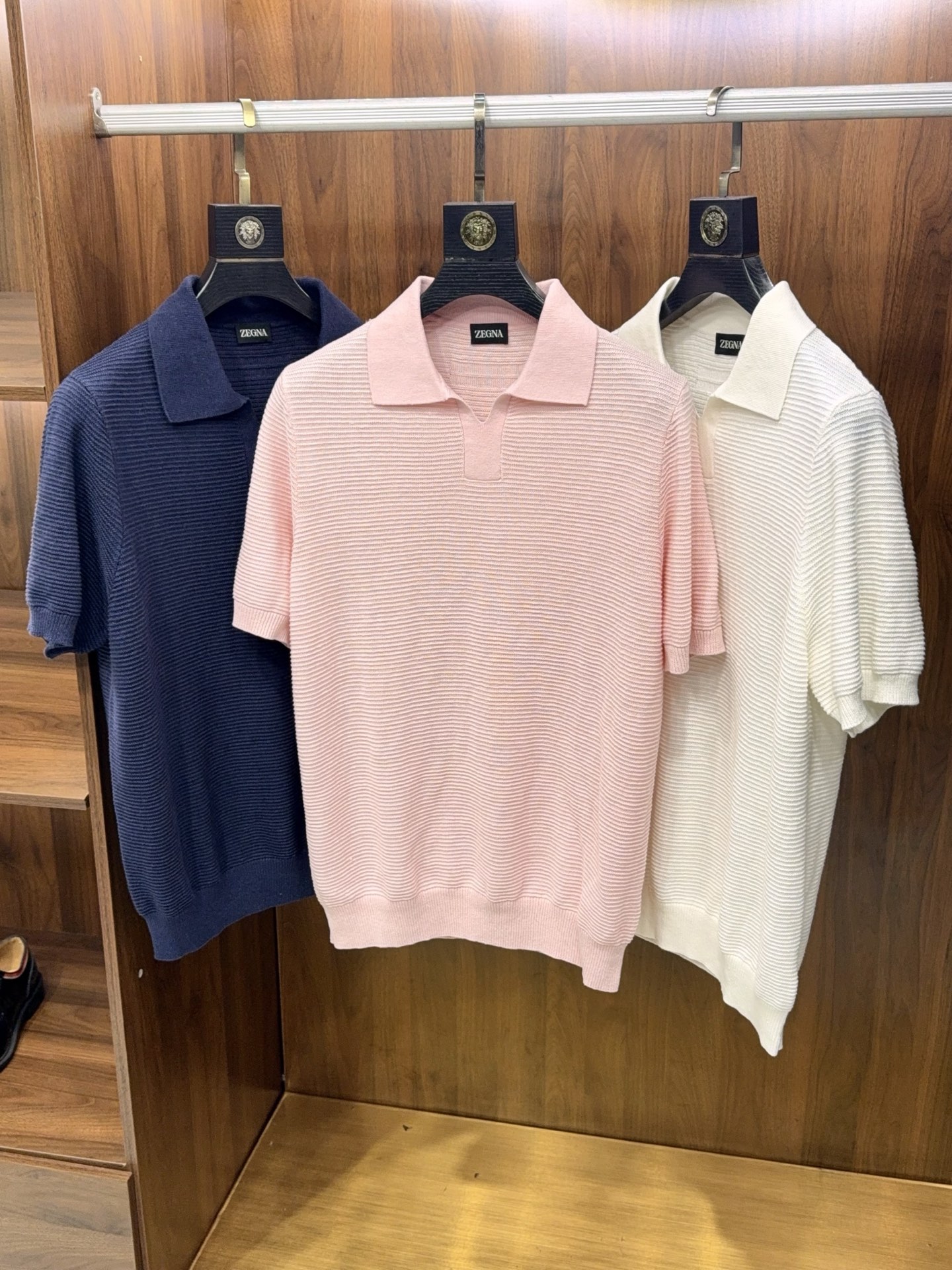 NO:508554,You can recognize EZ’s unique collar design at a glance. Natural cotton and linen fiber yarns are selected to create a three-dimensional and super-strong knitted striped textured lapel short-sleeved POLO shirt at a glance. This is EZ’s Polo shirt. If you want to select the “top” in men’s wardrobe, the POLO shirt must have a name. EZ’s lapel short-sleeved POLO shirt is not only a piece of clothing, but also a symbol of fashion and quality. Wear it, you can easily grasp confidence and calmness and stand out from the crowd. Unique collars show the charm of the brand. The unique collar design of EZ’s unique collar design is the finishing touch of this POLO shirt and the key to brand recognition. Just one glance, you can recognize this is the exclusive logo of EZ’s home, unique and eye-catching, allowing you to inadvertently show unique fashion tastes. Whether it is business negotiations or casual parties, you can easily become the focus.  Natural cotton and linen, open up a cool summer. Select natural cotton and linen fiber yarn, which perfectly combines the soft, skin-friendly and breathable and dryness of cotton. When wearing it, it seems to be gently surrounded by the summer breeze, and every pore is breathing freely. Even in the scorching sun, it can always be refreshing and comfortable, bid farewell to the stuffy and sticky, allowing you to enjoy the pleasant time of summer. Craftsman knitting, textures show quality. Using ingenious weaving craftsmanship, we create a three-dimensional knitted striped texture. Each texture contains the hard work and wisdom of craftsmen, which not only adds a unique sense of layering and fashion to the clothes, but also demonstrates outstanding and extraordinary quality. Touch it and feel the delicate texture, as if you are talking to exquisite craftsmanship.  This EZ home lapel short-sleeved POLO shirt perfectly combines unique design, high-quality fabrics and ingenious craftsmanship, is the best choice for men who pursue quality and fashion. Wear it, confidently welcome every occasion and easily become the most beautiful boy on the street. M-3XL (navy blue pink white), T-shirt, alexander wang19860909一眼就认出EZ家独特衣领设计甄选天然棉麻纤维纱线匠心打造立体感超强针织条纹纹理翻领短袖POLO衫一眼就认出,这是EZ家的Polo衫. 如果要评选男士衣柜里的“顶流”,POLO衫必须拥有姓名.EZ家这款翻领短袖POLO衫,不仅是一件衣服,更是时尚与品质的象征.穿上它,轻松拿捏自信与从容,在人群中脱颖而出. 独特衣领,彰显品牌魅力 EZ家的独特衣领设计,是这件POLO衫的点睛之笔,也是品牌辨识度的关键所在.只要一眼,就能认出这是EZ家的专属标志,独特而醒目,让你在不经意间展现与众不同的时尚品味.无论是商务洽谈还是休闲聚会,都能让你轻松成为焦点. 天然棉麻,开启清凉夏日 甄选天然棉麻纤维纱线,完美融合了棉的柔软亲肤与麻的透气干爽.穿上它,仿佛被夏日微风轻轻环绕,每一个毛孔都在自由呼吸.即使在炎炎烈日下,也能始终保持清爽舒适,告别闷热与黏腻,让你尽享夏日的惬意时光. 匠心针织,纹理彰显品质 采用匠心独运的编织工艺,打造出立体感超强的针织条纹纹理.每一道纹理都蕴含着匠人的心血与智慧,不仅为衣服增添了独特的层次感和时尚感,更彰显了卓越不凡的品质.触摸它,感受细腻的质感,仿佛在与精湛工艺对话. 这款EZ家翻领短袖POLO衫,将独特设计、优质面料与匠心工艺完美结合,是追求品质与时尚男士的不二之选.穿上它,自信迎接每一个场合,轻松成为街头最靓的仔.M-3XL（藏青 粉色 白色）,,T-shirt,alexander wang,Men's clothing