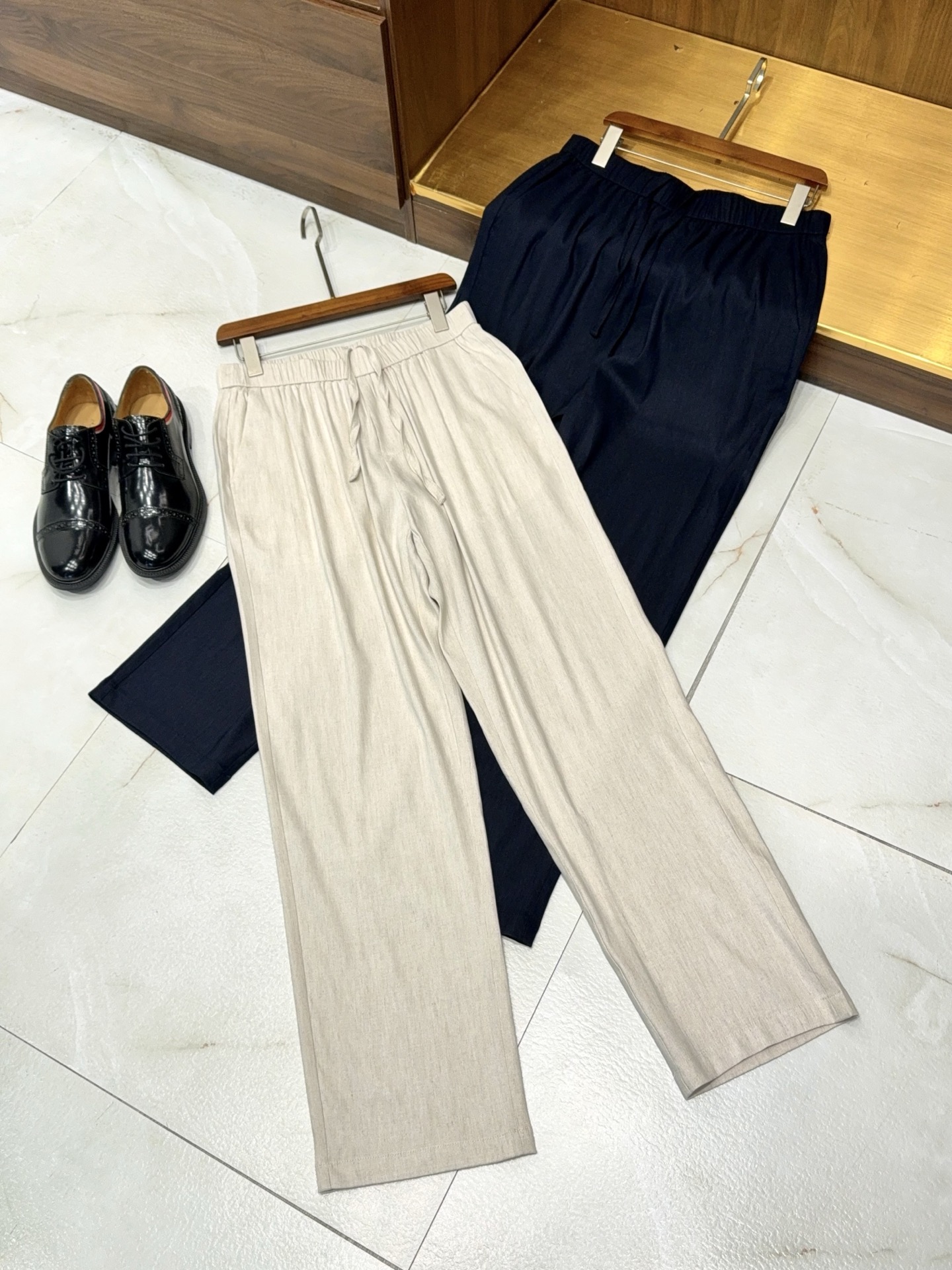 NO:508573,【Summer cool wide-leg pants!  LP home drawstring elastic waist style with 53.1 linen fiber fabric trousers casual pants] Summer cool tips | LP men's linen casual pants. In the hot summer, are you still worried about the stuffy and breathable pants?  LP home’s drawstring elastic waist, slightly wide-leg casual pants containing 53.1 linen fiber are your savior!  1. Fabric 53.1 high-quality fabric made of linen fiber make this pants breathable. When wearing it in summer, it seems like a breeze blows on your legs, quickly absorbs moisture and sweats, keeps your skin dry, and bid farewell to the stuffy and sticky. Natural fiber is skin-friendly and comfortable, does not irritate the skin, and can also wear it with confidence. The fabric also has a good drape, and walks casually, showing the elegant temperament of men. 2. Design a drawstring elastic waist design, which is easy and convenient to put on and take off, without worrying about the size being inconsistent. Whether it is a slight weight after exercise or changes in daily diet, you can adjust the comfortable waist at any time to accommodate various body changes. The slightly wide-leg style is another highlight of it, and the effect of modifying the leg shape is first-class. Whether you are X-shaped legs, O-shaped legs, or thick-legged stars, you can instantly have straight long legs and easily create a neat and upright figure.  3. It is also a versatile artifact when paired with it!  Paired with a simple white T-T and a pair of casual shoes, it is a refreshing summer casual style, suitable for shopping and traveling. Change into a simple shirt and a pair of leather shoes to instantly switch to a light business style, and commuting in the workplace is no problem. This summer, wear this casual pants for LP home and enjoy the coolness and fashion with ease!  M-3XL (Arrival the next day) black khaki, loro piana, shirts, alexander wang19860909【夏日清凉微阔腿裤！LP家抽绳松紧腰款含53.1亚麻纤维面料长裤休闲裤】夏日清凉秘籍 | LP男士亚麻休闲裤. 在炎炎夏日,还在为裤子闷热不透气而烦恼？LP家这款含53.1亚麻纤维的抽绳松紧腰微阔腿休闲裤,就是你的救星！ 一、面料53.1亚麻纤维的优质面料,让这条裤子透气性绝佳.夏日穿上它,仿佛有微风轻拂双腿,快速吸湿排汗,保持皮肤干爽,告别闷热黏腻.天然纤维,亲肤舒适,对皮肤无刺激,敏感肌也能放心穿.面料还具有良好的垂坠感,走起路来潇洒随性,尽显男士优雅气质. 二、设计抽绳松紧腰设计,穿脱轻松便捷,无需担心尺码不合.不管是运动后微微发福,还是日常饮食变化,都能随时调整到舒适的腰围,包容各种身材变化.微阔腿版型是它的又一亮点,修饰腿型效果一流,不管你是X型腿、O型腿,还是腿粗星人,都能瞬间拥有笔直大长腿,轻松打造出利落挺拔的身姿. 三、搭配它还是个百搭神器！搭配简约白T,脚蹬一双休闲板鞋,就是清爽的夏日休闲风,适合逛街、出游.换上一件简约的衬衫,再配上一双皮鞋,瞬间切换到轻商务风格,职场通勤也不在话下. 这个夏天,穿上LP家这款休闲裤,轻松享受清凉与时尚！M-3XL（隔天到货）黑色 卡其,,loro piana,shirts,alexander wang,Men's clothing