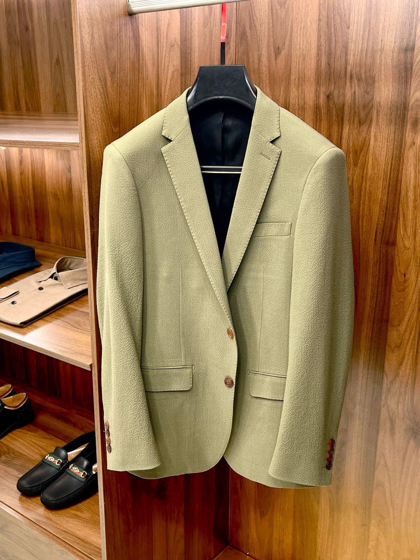 NO:775990,[Original original color custom-supplied seersucker fabric, fashionable small flat lapel design, commuter suit single suit] To explore a new realm of suits that coexist with fashion and comfort, we present to you this original original color commuter suit. Our suits adhere to original color solid-dyed fabrics, retaining the most natural color and texture of the fabric, demonstrating unique taste and respect for nature.  High-quality customer-supplied seersucker fabric is selected. Its unique concave and convex texture not only gives the suit a unique visual effect, but also brings breathability and lightness, ensuring that you can stay dry and comfortable in any occasion. The small flat lapel design is simple and elegant, which is in line with modern fashion trends without losing the classic business style. The subtle curvature of the collar shows exquisite craftsmanship and attention to details.  Designed specifically for urban commuters, this suit is suitable for both daily office wear and business casual occasions. The single suit style is flexible and versatile and is a must-have item in your wardrobe. We adopt a segmented introduction method so that you can understand each highlight of the suit one by one. From fabric selection to design details, each part has been carefully crafted to provide you with a masterpiece of a suit that is both inside and outside. Choose this suit and make every trip full of confidence and style. M-3XL, men's clothing, business suit,19860909【原版原色客供泡泡纱面料时尚小平驳领设计通勤款西装单西】探索时尚与舒适并存的西装新境界,我们为您呈现这款原版原色的通勤款西装. 我们的西装坚持原色固染面料,保留了面料最自然的色彩和质感,彰显出独特的品味和对自然的尊重. 选用高品质客供泡泡纱面料,其特有的凹凸纹理不仅赋予西装独特的视觉效果,更带来了透气性和轻盈感,确保您在任何场合都能保持干爽舒适. 小平驳领设计简洁大方,既符合现代时尚潮流,又不失经典商务风格.领型的微妙弧度,展现出精致的工艺和对细节的考究. 专为都市通勤族设计,这款西装既适合日常办公室穿着,也适合商务休闲场合.单西款式,灵活百搭,是您衣橱中的必备单品. 我们采用分段介绍的方式,让您能够逐一了解西装的每个亮点.从面料选择到设计细节,每一部分都经过精心打造,旨在为您提供一件内外兼修的西装佳作. 选择这款西装,让您的每一次出行都充满自信与风度. M-3XL,男装,business suit,,Women's clothing