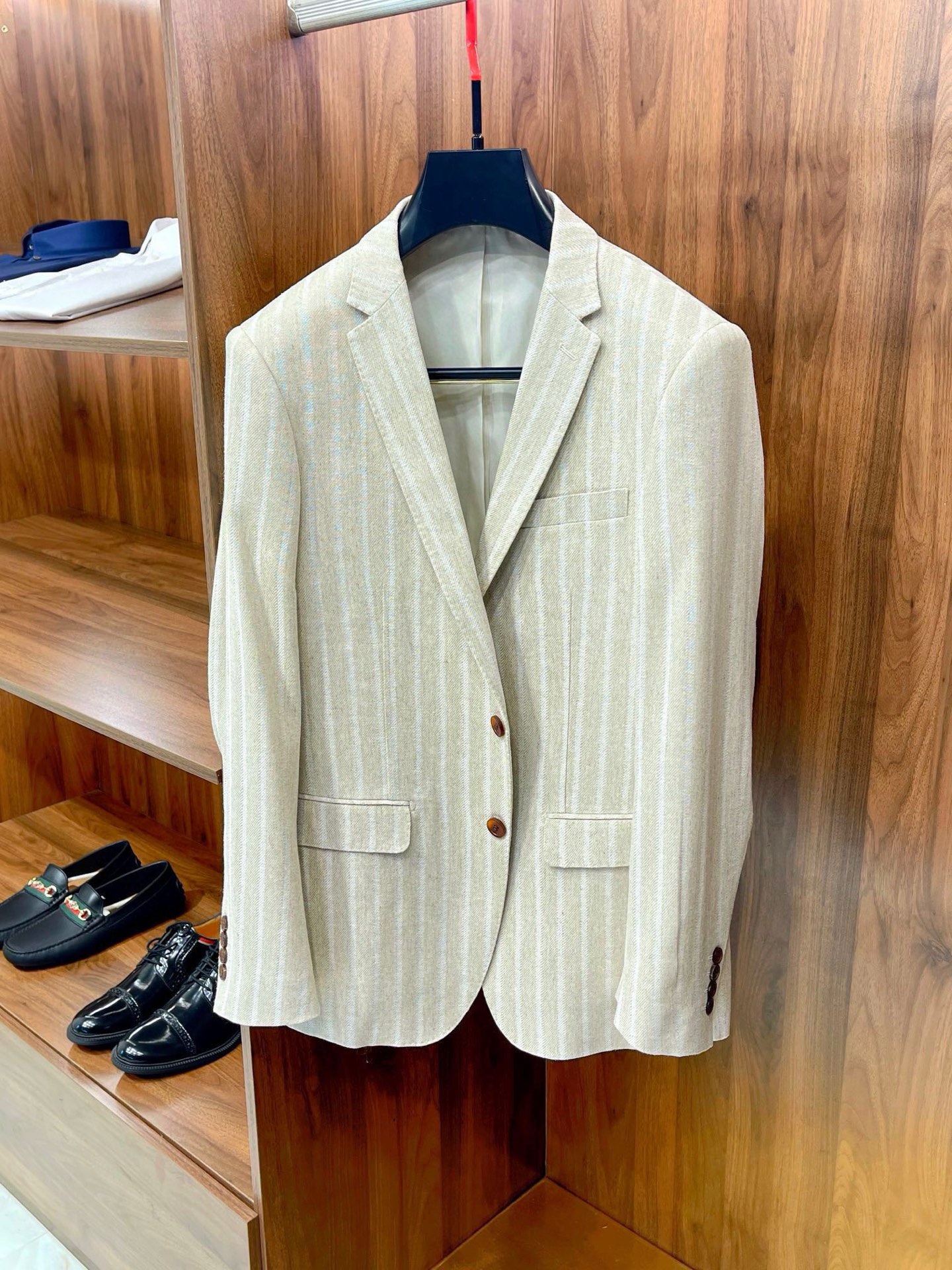 NO:775995,[Exclusive private K-family linen-dyed herringbone pattern vertical stripe fabric casual lapel design single suit] Tailor-made for you who pursue individuality and quality. This suit is made of selected linen fabric, which is known for its good breathability and high comfort. It is an ideal choice for summer and warm climates. The clever combination of herringbone pattern and vertical stripes not only highlights the classic fashion sense, but also gives the suit a unique visual layer.  The notched lapel design is classic but not outdated, and is suitable for various formal and informal occasions. The simple single-breasted design is easy to wear without losing elegance. Whether it is a business meeting, casual party or daily commuting, this suit can allow you to show your unique taste and style while maintaining comfort.  The exquisite craftsmanship of the K family is reflected in every detail, from the selection of fabrics to the precision of tailoring. Every step reflects the strict control of quality. The exclusive private customization service ensures that every size of the suit will perfectly fit your body shape, allowing the wearing experience to reach the ultimate. Choose the exclusive private custom K family linen yarn-dyed herringbone pattern vertical stripe fabric casual notch lapel design single suit, making every appearance of your appearance the focus and demonstrating your unremitting pursuit of quality of life.  M-3XL,men's clothing,business suit,19860909【尊享私定K家亚麻色织鱼骨纹竖条纹面料休闲款驳领设计单西装】为追求个性与品质的您量身打造.这款西装采用精选亚麻面料,以其透气性佳、舒适度高而著称,是夏季及温暖气候的理想选择.鱼骨纹与竖条纹的巧妙结合,不仅彰显了经典的时尚感,还赋予了西装独特的视觉层次. 平驳领设计,经典而不过时,适合各种正式与非正式场合.单排扣的简洁设计,既方便穿着,又不失优雅.无论是商务会议、休闲聚会还是日常通勤,这款西装都能让您在保持舒适的同时,展现出与众不同的品味与风度. K家的精湛工艺体现在每一个细节之中,从面料的选择到剪裁的精确,每一步都体现了对品质的严格把控.尊享私定服务,更确保了西装的每一个尺寸都完美贴合您的身形,让穿着体验达到极致. 选择尊享私定K家亚麻色织鱼骨纹竖条纹面料休闲平驳领设计单西装,让您的每一次亮相都成为焦点,彰显您对生活品质的不懈追求. M-3XL,男装,business suit,,Women's clothing