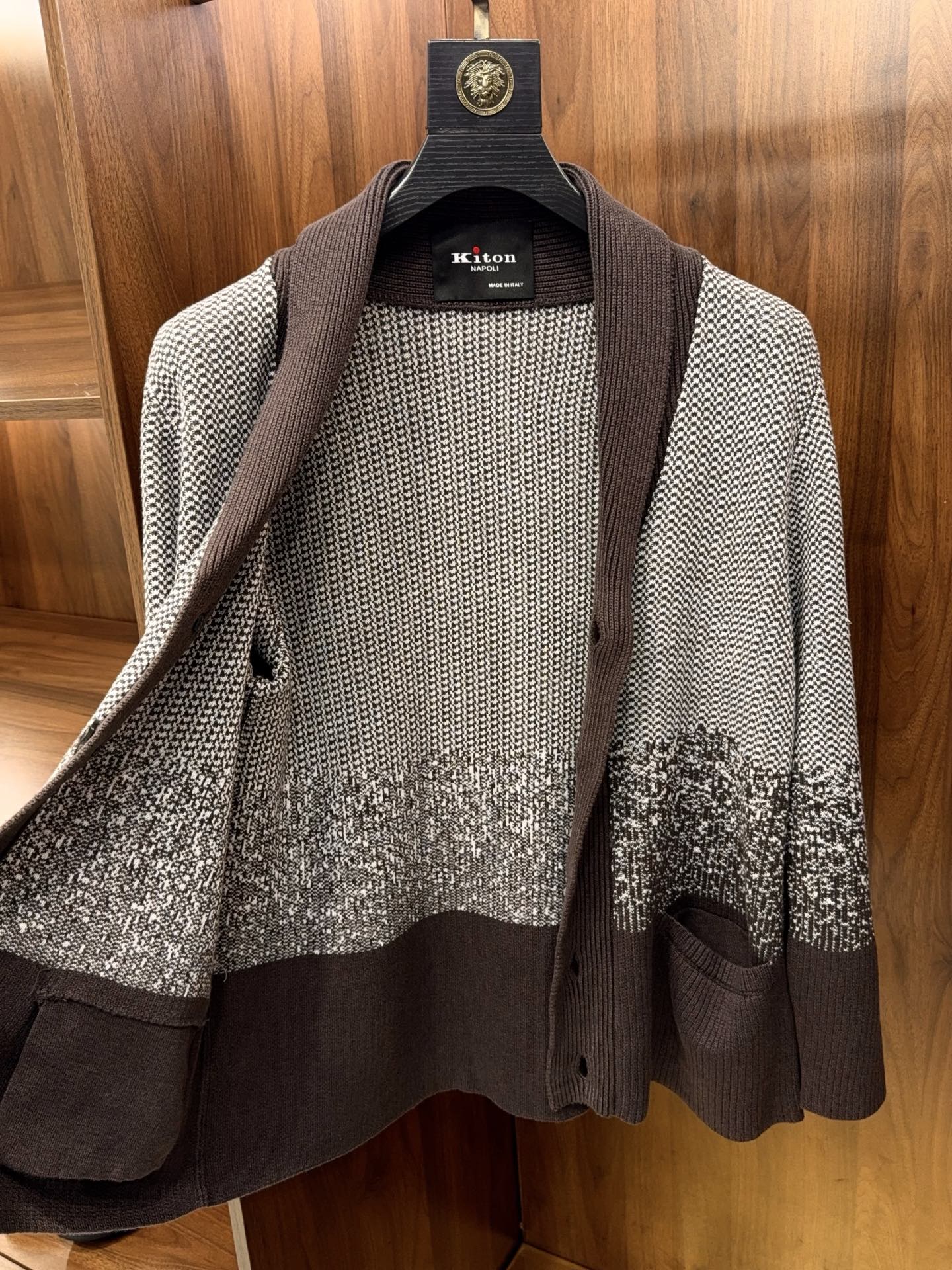 海浪与天空交织！青果领设计师款K家独特牛角扣甄选优质棉麻纱线针织开衫外男士青果领棉麻针织开衫｜把海浪与天