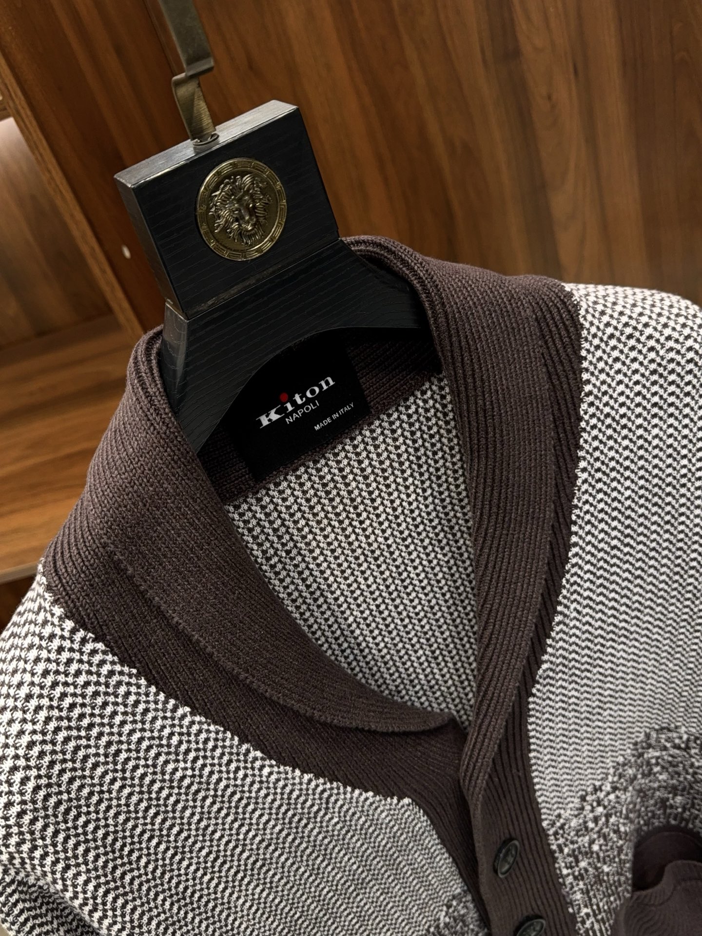 海浪与天空交织！青果领设计师款K家独特牛角扣甄选优质棉麻纱线针织开衫外男士青果领棉麻针织开衫｜把海浪与天