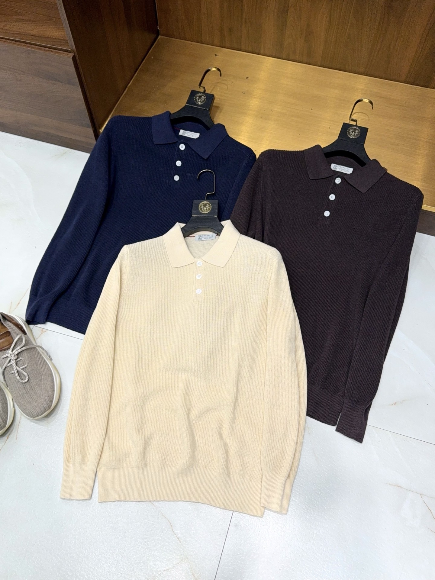 NO:524735,【Precision series!  Special woven spinning in the cabinet worries 77 linen 23 cotton ingot needle craft three-pin lapel long-sleeved POLO shirt】 Men's POLO shirt｜Define high-end daily life with ingenious craftsmanship. When quality fabrics meet exquisite craftsmanship, it will create a wardrobe product that spans the occasion. This men's lapel long-sleeved POLO shirt is born from the texture to the details, making it both comfortable and stylish. Special woven spinning unlocks the durability of 'Worry-free Entering the cabinet' selected special woven spinning technology to create the body, the yarn is tight and uniform and tough, and after many wear and washing, it can still maintain a crisp shape, not easy to pill or deform, and there is no need to worry about care, easily achieve the practical attribute of 'Worry-free Entering the cabinet' and be worn for a long time. 77 linen + 23 cotton, a skin-friendly experience of natural breathing  The natural fabric combination with gold ratio, 77 linen gives the clothes a refreshing and breathable property, absorbs moisture and sweats quickly, and does not sweat when worn in summer; 23 cotton enhances the softness and skin-friendly feeling of the fabric, neutralizes the roughness of the linen, and can also feel the delicate touch with the close body, taking into account the coolness and comfort. Yuanbao needle craft + classic three-pin buckles, texture is seen in the details The body is woven by Yuanbao needle craft, with a full and three-dimensional texture, and it has a delicate texture, which is more delicate and layered than ordinary knitting; the classic lapel design modifies the neckline, and is matched with three-pin buckles to adjust the elasticity of the neck, which is freely adjusted to be neat and neat in leisure, and can easily hold it whether it is daily commuting or weekend trips. M-3XL (blue teak light card), gold, alexander wang19860909【臻品系列！特织纺纱进柜无忧77亚麻23棉元宝针工艺三粒扣翻领长袖POLO衫】男士臻品POLO衫｜以匠心工艺,定义高阶日常. 当品质面料与精湛工艺相遇,便成就一件跨越场合的衣橱臻品.这款男士翻领长袖POLO衫,从材质到细节皆为格调而生,让舒适与型格兼得. 特织纺纱,解锁「进柜无忧」的耐穿底气 精选特织纺纱工艺打造衣身,纱线紧密均匀且韧性十足,历经多次穿着与洗涤仍能保持挺括形态,不易起球、变形,无需费心打理,轻松实现“进柜无忧”的实用属性,久穿如新. 77亚麻+23棉,自然呼吸的亲肤体验 黄金配比的天然面料组合,77亚麻赋予衣物清爽透气的特性,吸湿排汗快,夏日穿着不闷汗；23棉则提升面料柔软度与亲肤感,中和亚麻的粗糙感,贴身穿也能感受细腻触感,兼顾凉感与舒适. 元宝针工艺+经典三粒扣,细节处见质感 衣身采用元宝针工艺编织,纹理饱满立体,自带细腻肌理感,比普通针织更显精致层次；经典翻领设计修饰颈部线条,搭配三粒扣开合,可自由调节领口松紧,休闲中透着利落,无论是日常通勤还是周末出游,都能轻松hold住.M-3XL（蓝色 柚木色 浅卡）,,gold,alexander wang,Men's clothing