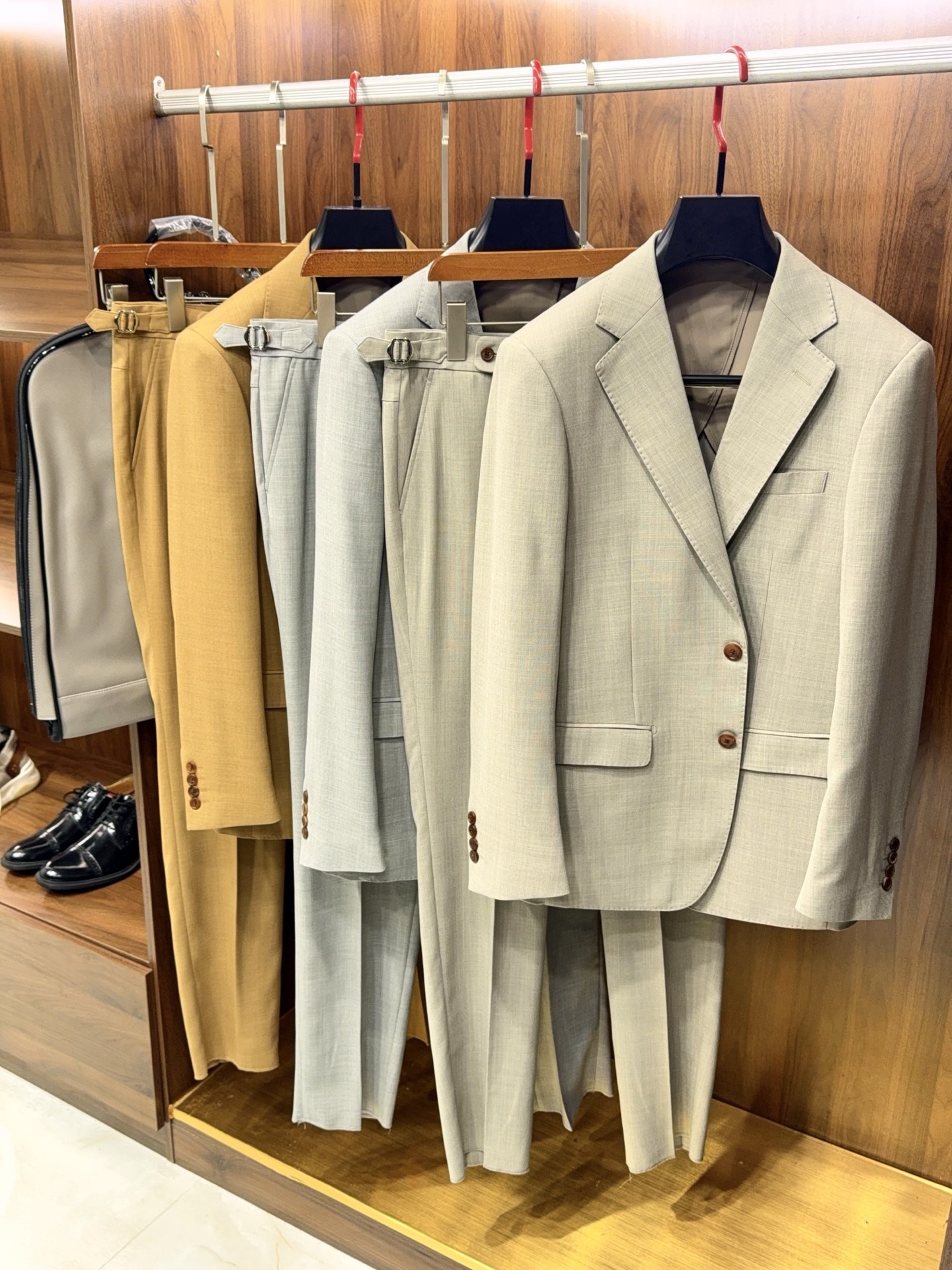 NO:776000,[Suitable for spring, autumn and summer!  The Brie family style suit, which has been worn for many times and is comfortable and slanted, with a flat lapel collar made of linen acetate, is the new favorite of the wardrobe for the whole charm journey. The Brie family style suit unlocks three seasons of men's elegance, comfort and style.  Say goodbye to the limitations of dressing, the Brie family notch lapel suit has an all-round attitude to take care of your spring, autumn and summer style moments. The selected linen and acetate blended fabric has a natural breathability. It is not sticky in the sultry spring, locks in the temperature in the slightly cool autumn, and can stay refreshing in the hot summer afternoon. It can be worn and taken off in three seasons.  The classic notch lapel design makes it look neater regardless of the occasion. It looks professional when commuting or looks classy at casual gatherings. The time-tested version allows you to wear it time and time again. There is ingenuity hidden in the details, and the diagonal lining technology improves the overall stiffness and bids farewell to slump and embarrassment. It also takes into account the wearing comfort, so you can sit or walk for a long time without a sense of restraint.  From fabrics to tailoring, everything is considered for stylish men, easily balancing elegance and comfort, allowing you to wear calm charm in different seasons and different occasions. M-3XL yellow light coffee light gray, men's clothing,19860909【适合春秋夏三季穿！布里家族经百穿不厌穿着舒适斜插衬设计含亚麻醋酸纤维平驳领套西】 整套魅力之旅衣橱新宠.布里家族型格套西解锁三季男士优雅,舒适与格调并存. 告别穿搭局限,布里家族平驳领套西以全能姿态,承包你的春秋夏型格时刻.精选亚麻与醋酸纤维混纺面料,自带天然呼吸感,闷热春日不粘身、微凉秋季锁温度、炎夏午后也能保持清爽,三季穿脱皆自在. 经典平驳领设计,不挑场合更显利落,商务通勤显专业、休闲聚会露品味,经得住时间考验的版型让你百穿不厌.细节处暗藏巧思,斜插衬工艺提升整体挺括度,告别软塌尴尬,同时兼顾穿着舒适感,久坐、行走都无束缚感. 从面料到剪裁,每一处都为型格男士考量,轻松平衡优雅与自在,让你在不同季节、不同场合,都能穿出从容魅力.M-3XL黄色 浅咖 浅灰,男装,,Women's clothing