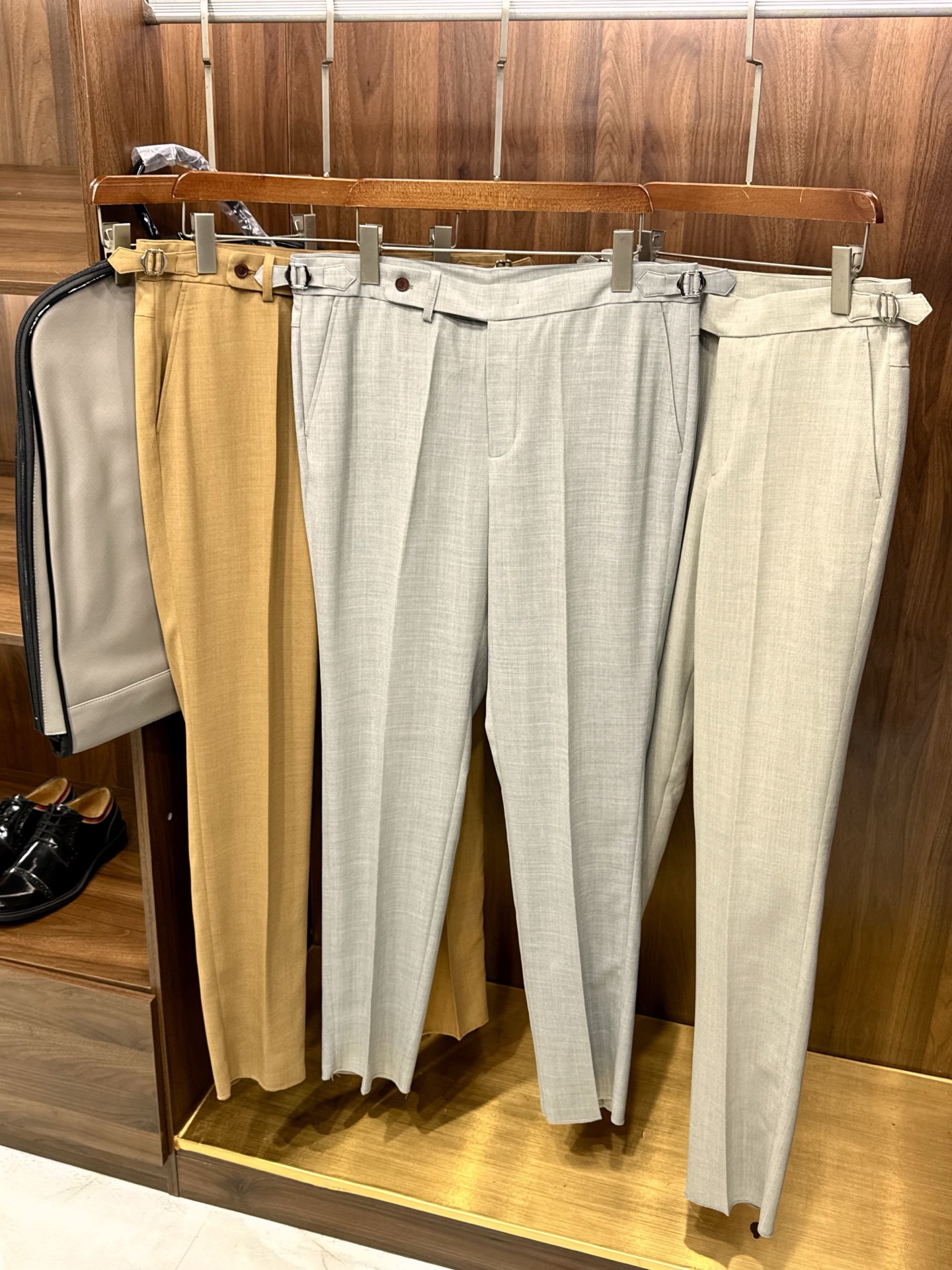 NO:775964,[Suitable for spring, autumn and summer!  The Brie family style suit that has been worn time and time again, is comfortable and has a slanted lining design with a linen acetate notch lapel suit. It is the new favorite of the glamorous journey wardrobe. The Brie family style suit jacket unlocks men's elegance, comfort and style in three seasons.  Say goodbye to the limitations of dressing, the Brie family notch lapel suit has an all-round attitude to take care of your spring, autumn and summer style moments. The selected linen and acetate blended fabric has a natural breathability. It is not sticky in the sultry spring, locks in the temperature in the slightly cool autumn, and can stay refreshing in the hot summer afternoon. It can be worn and taken off in three seasons.  The classic notch lapel design makes it look neater regardless of the occasion. It looks professional when commuting or looks classy at casual gatherings. The time-tested version allows you to wear it time and time again. There is ingenuity hidden in the details, and the diagonal lining technology improves the overall stiffness and bids farewell to slump and embarrassment. It also takes into account the wearing comfort, so you can sit or walk for a long time without a sense of restraint.  From fabrics to tailoring, everything is considered for stylish men, easily balancing elegance and comfort, allowing you to wear calm charm in different seasons and different occasions. M-3XL yellow light coffee light gray, men's clothing,19860909【适合春秋夏三季穿！布里家族经百穿不厌穿着舒适斜插衬设计含亚麻醋酸纤维平驳领套西】魅力之旅衣橱新宠.布里家族型格套西解锁三季男士优雅,舒适与格调并存. 告别穿搭局限,布里家族平驳领套西以全能姿态,承包你的春秋夏型格时刻.精选亚麻与醋酸纤维混纺面料,自带天然呼吸感,闷热春日不粘身、微凉秋季锁温度、炎夏午后也能保持清爽,三季穿脱皆自在. 经典平驳领设计,不挑场合更显利落,商务通勤显专业、休闲聚会露品味,经得住时间考验的版型让你百穿不厌.细节处暗藏巧思,斜插衬工艺提升整体挺括度,告别软塌尴尬,同时兼顾穿着舒适感,久坐、行走都无束缚感. 从面料到剪裁,每一处都为型格男士考量,轻松平衡优雅与自在,让你在不同季节、不同场合,都能穿出从容魅力.M-3XL黄色 浅咖 浅灰,男装,,Women's clothing